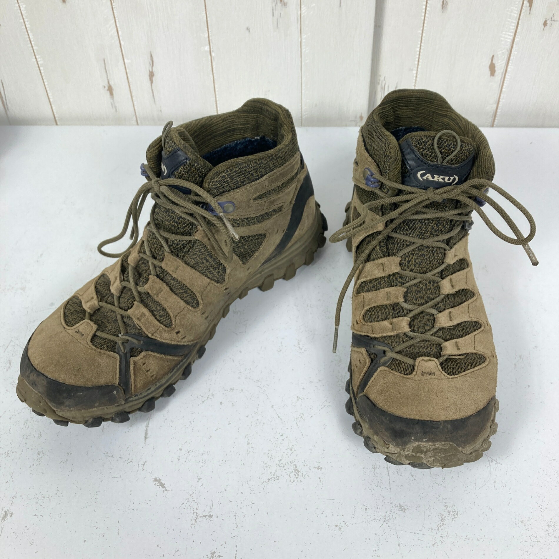 【Men's 26.5cm】【Men's 26.5cm ベージュ系】Aku ( アクー ) アルテラ ライト ミッド ゴアテックス Alterra Lite Mid GTX フットウェア トレッキングブーツ z00058361 ベージュ系 フットウェア トレッキングブーツ ・セカンドギア在庫コード: ITFUHZDEHA5K（お問い合わせの際はこちらをお伝え下さい） ・メーカー: Aku ( アクー ) ・型番: 713ISG ■生産情報 ・生産国: ベトナム ( Viet Nam ) ■サイズ情報 ・Gender/Age: Men's ・代表サイズ: 26.5cm ・サイズ備考: EUR：41.5 / US：8 / UK：7.5 / JP：26.5 ■カラー ・カラー系統: ベージュ系 ■コンディション ・グレード: 中古B ※グレーディング目安　 ├ 新品：当店オリジナル製品 ├ 未使用：新古品 ├ 中古S：新品同様 ├ 中古A：美中古 ├ 中古B：良い状態の中古 ├ 中古C：通常使用可能な中古 └ 中古D：通常使用困難な中古 ・コンディション詳細・備考: ■状態スコア：61 / 100 点 ■状態明細：旧モデル / 若干の使用感 / ※付属品なし（インソール欠品） / 若干の汚れ（アウトソールなどの各所） / 若干のスレ（アウトソールなどの各所） ■採寸値・実測値 ※全て外寸値です。また、手作業による採寸および簡易な秤による計測のため、誤差はご容赦下さい。 ・アウトソール全長: 29.6cm ・アウトソール幅: 11.1cm ・総重量（付属品等含む）: 892g ■カタログスペック ※以下はメーカー公表のスペック値をそのままにご紹介するものです。表現・仕様・付属物の有無等、お品物現品との完全な一致をお約束するものではございません。 初めの一足として、いろんな地形に対応したいという声に答えて出来た一足です。靴のアッパーは2つの構造で構成されていて、スエード製の外部構造と足を解剖学的に包み込み、支える独立した機能を備えています。