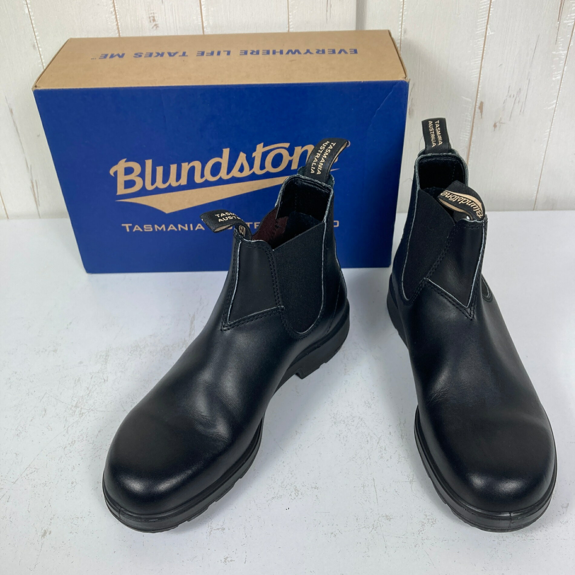 【Men's 27.0cm】【Men's 27.0cm ブラック系】BlundStone（ブランドストーン） ORIGINALS #510 エラスティック サイド ブーツ Elastic Sided Boot サイドゴア ブーツ レザー フットウェア スニーカー ライフスタイルシューズ z00058183 ブラック系 フットウェア スニーカー ライフスタイルシューズ ・セカンドギア在庫コード: IT2289VJ4JU8（お問い合わせの際はこちらをお伝え下さい） ・メーカー: BlundStone（ブランドストーン） ・型番: 510 ■素材情報 ■サイズ情報 ・Gender/Age: Men's ・代表サイズ: 27.0cm ・サイズ備考: US：9 / UK：8 ■カラー ・カラー系統: ブラック系 ■コンディション ・グレード: 中古A ※グレーディング目安　 ├ 新品：当店オリジナル製品 ├ 未使用：新古品 ├ 中古S：新品同様 ├ 中古A：美中古 ├ 中古B：良い状態の中古 ├ 中古C：通常使用可能な中古 └ 中古D：通常使用困難な中古 ・コンディション詳細・備考: ■状態スコア：85 / 100 点 ■状態明細：微細な使用感 / 微細な汚れ（アウトソールを中心に各所） ■採寸値・実測値 ※全て外寸値です。また、手作業による採寸および簡易な秤による計測のため、誤差はご容赦下さい。 ・アウトソール全長: 29.6cm ・アウトソール幅: 11.0cm ・インソール全長: 27.6cm ・インソール幅: 9.7cm ・本体重量（付属品等除く）: 1040g ■カタログスペック ※以下はメーカー公表のスペック値をそのままにご紹介するものです。表現・仕様・付属物の有無等、お品物現品との完全な一致をお約束するものではございません。 サイドゴアブーツの元祖として世界中で愛されるBlundstone（ブランドストーン）のORIGINALSモデル。 ORIGINALSは、最も基本的なモデルでありブランドストーンを代表するモデルでもあります。伸縮性の高いサイドゴアやクッション性に富んだソールなど、数々のディテールが、その高い機能性を実現しています。 アッパー：スムースレザー アウトソール：TPU
