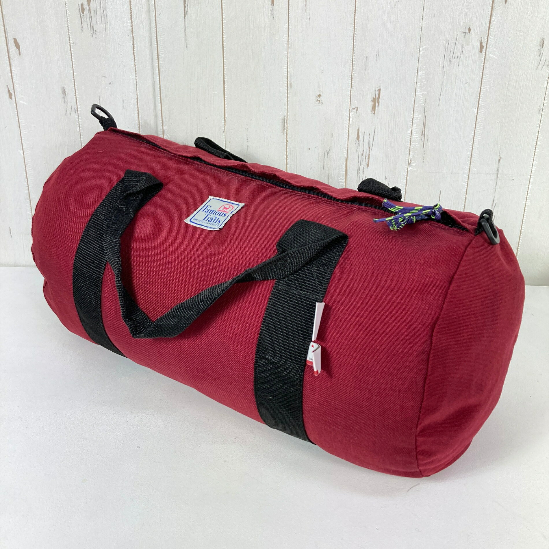 【OneSize】【 OneSize レッド系】1990s Famous Trails ( フェイマストレイルズ ) コーデュラナイロン ダッフルバッグ 生産終了モデル 入手困難 アメリカ製 バッグ ストレージ ダッフルバッグ ボストンバッグ z00059337 レッド系 バッグ ストレージ ダッフルバッグ ボストンバッグ ・セカンドギア在庫コード: ITXYUWDIYL6S（お問い合わせの際はこちらをお伝え下さい） ・メーカー: Famous Trails ( フェイマストレイルズ ) ■生産情報 ・生産年: 1990s ・生産国: アメリカ合衆国 ( United States of America ) ■サイズ情報 ・代表サイズ: OneSize ■カラー ・カラー系統: レッド系 ■コンディション ・グレード: 中古B ※グレーディング目安　 ├ 新品：当店オリジナル製品 ├ 未使用：新古品 ├ 中古S：新品同様 ├ 中古A：美中古 ├ 中古B：良い状態の中古 ├ 中古C：通常使用可能な中古 └ 中古D：通常使用困難な中古 ・コンディション詳細・備考: ■状態スコア：65 / 100 点 ■状態明細：若干の経年劣化（内部PU変質・剥離 オールドザック慣れしている方のみご検討下さい） / 若干の使用感 / 微細なスレ ■採寸値・実測値 ※全て外寸値です。また、手作業による採寸および簡易な秤による計測のため、誤差はご容赦下さい。 ・高さ: 26cm ・幅: 58cm ・奥行き: 28cm ・総重量（付属品等含む）: 320g