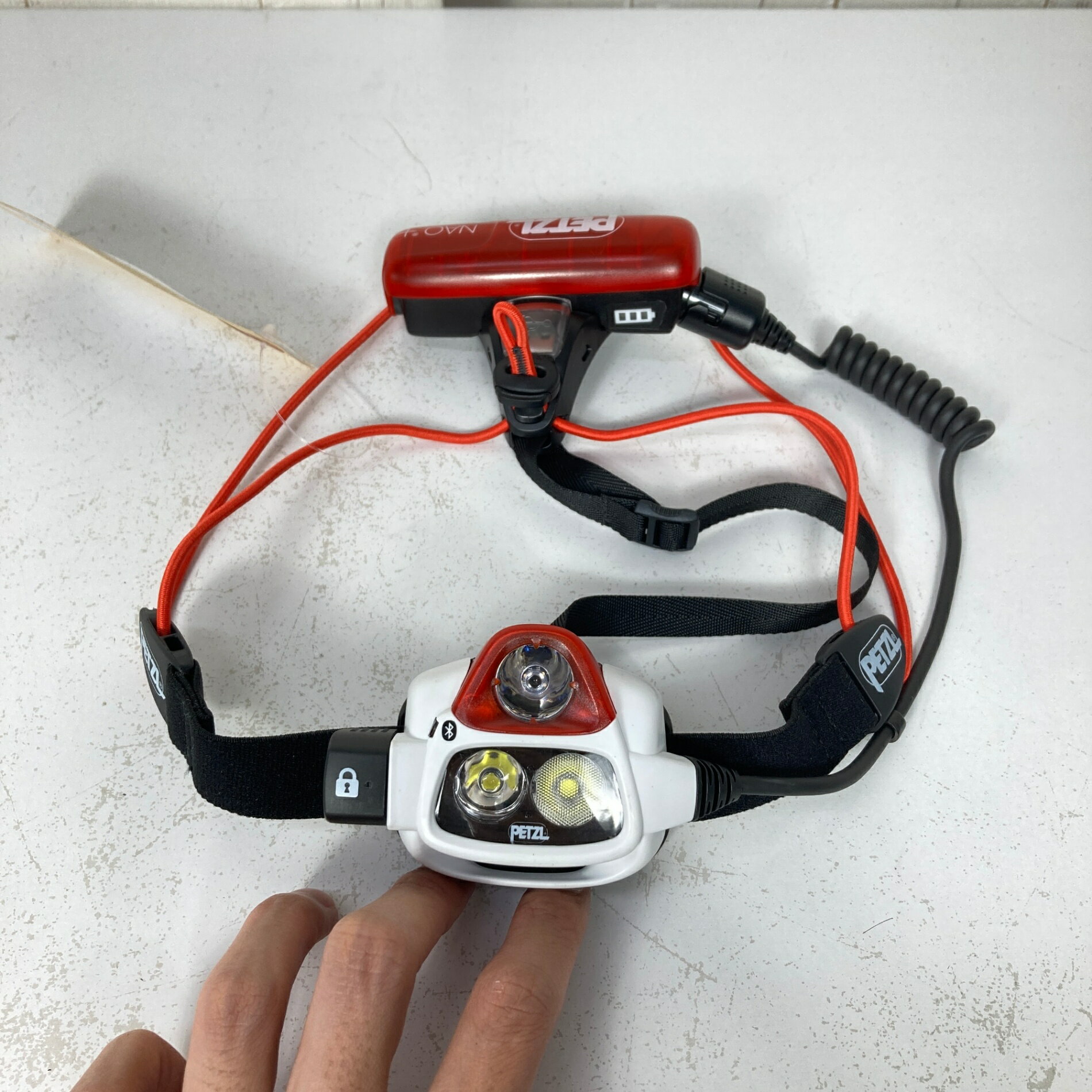 【OneSize】【 OneSize レッド系】Petzl ( ペツル ) ナオ プラス Nao+ ライティングギア ヘッドランプ z00059113 レッド系 ライティングギア ヘッドランプ ・セカンドギア在庫コード: ITTKODNZROUU（お問い合わせの際はこちらをお伝え下さい） ・メーカー: Petzl ( ペツル ) ・型番: E36AHR ■サイズ情報 ・代表サイズ: OneSize ■カラー ・カラー系統: レッド系 ・カラー系統2: ブラック系 ・カラー系統3: ホワイト系 ■コンディション ・グレード: 中古C ※グレーディング目安　 ├ 新品：当店オリジナル製品 ├ 未使用：新古品 ├ 中古S：新品同様 ├ 中古A：美中古 ├ 中古B：良い状態の中古 ├ 中古C：通常使用可能な中古 └ 中古D：通常使用困難な中古 ・コンディション詳細・備考: ■状態スコア：58 / 100 点 ■状態明細：旧モデル / 【III】経年考慮 / 微細な使用感 / ※備考（点灯確認済） ■採寸値・実測値 ※全て外寸値です。また、手作業による採寸および簡易な秤による計測のため、誤差はご容赦下さい。 ・総重量（付属品等含む）: 197g ■カタログスペック ※以下はメーカー公表のスペック値をそのままにご紹介するものです。表現・仕様・付属物の有無等、お品物現品との完全な一致をお約束するものではございません。 750 ルーメンの超高出力ヘッドランプ NAO + は、ナイトトレイルにおける新たなスタンダードです。 モバイルアプリ MyPetzl Light により、ユーザーはいつでもスマートフォンやタブレット端末で、バッテリー残量の確認やヘッドランプのカスタマイズが可能です。 リアクティブライティングテクノロジーにより、行動中に周囲の明るさが分析され、ユーザーに必要な明るさを瞬時に調節します。