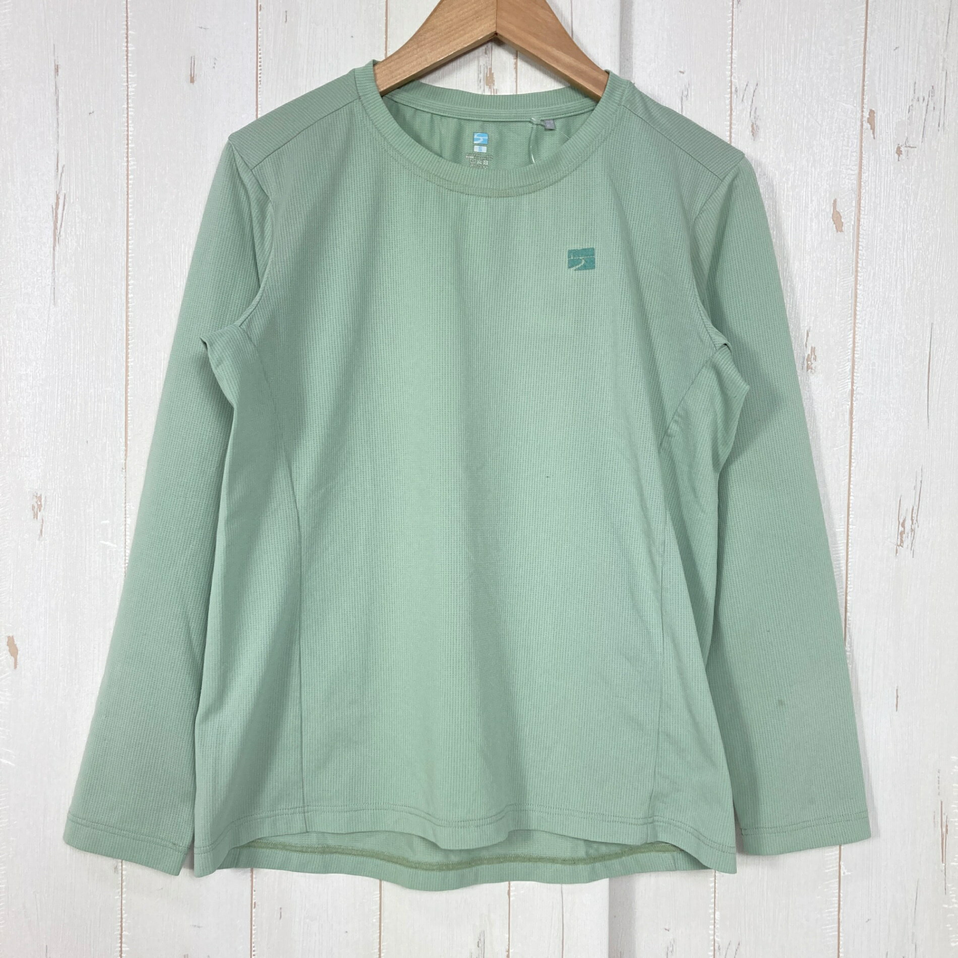 【Women's S】【Women's S グリーン系】Finetrack ( ファイントラック ) ドラウト クアッド ロングスリーブ ポリエステル ウェア トップス インナー シャツ ロングスリーブTシャツ クルーネック 化繊 z00059221 グリーン系 ウェア トップス インナー シャツ ロングスリーブTシャツ クルーネック 化繊 ・セカンドギア在庫コード: ITNQYD8NWJO2（お問い合わせの際はこちらをお伝え下さい） ・メーカー: Finetrack ( ファイントラック ) ■生産情報 ・生産国: 日本 ( Japan ) ■素材情報 ・組成: ポリエステル100% ■サイズ情報 ・Fit: Asian ・Gender/Age: Women's ・代表サイズ: S ■カラー ・カラー系統: グリーン系 ■コンディション ・グレード: 中古B ※グレーディング目安　 ├ 新品：当店オリジナル製品 ├ 未使用：新古品 ├ 中古S：新品同様 ├ 中古A：美中古 ├ 中古B：良い状態の中古 ├ 中古C：通常使用可能な中古 └ 中古D：通常使用困難な中古 ・コンディション詳細・備考: ■状態スコア：66 / 100 点 ■状態明細：若干の使用感 / 若干のひきつり（袖口付近・背面下部などの各所） / 微細な汚れ（左袖などの各所） ■採寸値・実測値 ※全て外寸値です。また、手作業による採寸および簡易な秤による計測のため、誤差はご容赦下さい。 ・身幅: 43cm ・すそ幅: 43cm ・着丈: 54cm ・肩幅: 37cm ・そで丈: 51cm ・総重量（付属品等含む）: 101g ■カタログスペック ※以下はメーカー公表のスペック値をそのままにご紹介するものです。表現・仕様・付属物の有無等、お品物現品との完全な一致をお約束するものではございません。 春夏のベースレイヤーに必要な「吸汗、速乾、通気、生地強度」の4つの機能を高い次元で備えた定番ベースレイヤー 半永久的な吸汗性を可能にした特殊なポリエステル繊維加工を採用。 さらに、スムーズな汗処理を促す3層からなる生地構造によって、高いレベルの［吸汗性］［速乾性］［通気性］を実現しました。 また、やや薄手ながらも繊維を密に編み上げることで、引っ掛かりの起こりにくい生地表面の［強度］を備えています。 登山を中心に、春から秋まで幅広いアクティビティに活躍する一枚です。 シンプルで軽いロングスリーブです。 ※ ネコポス・圧縮梱包にご理解・ご協力をお願いします ※ こちらのお品物は基本的に『ネコポス』での発送となります。郵便ポストへの投函にて配達完了となります。また、出荷から配達までの追跡は宅急便と同様に可能ですのでご安心下さい。 当店では、コンパクトに梱包することが可能なお品物につきましては『ネコポス』での発送とさせて頂いております。ウェア・バッグ等の一部ファブリック系商品につきましては、『ネコポス』のシビアなサイズ規定を確実にクリアするため、脱気式圧縮袋を使用する場合がございます。それにより、お品物にシワ等が生じる可能性がございます。また、箱に収納されている状態のお品物（未開封品含む）につきましても、箱から出した状態にて梱包させて頂く可能性がございます。 当店では、原則として全品送料無料（店舗負担）にて発送をさせて頂いております。ですが、近年の燃料費・人件費・物価高騰により運送会社送料も上昇傾向にあり、送料の負担・吸収は年々難しくなってきております。お気軽にご注文頂けるよう、引き続き送料無料サービスを継続して参るため、何卒ご理解・ご協力のほどよろしくお願い致します。 なお、『ネコポス』での発送および圧縮梱包にご了承頂けない場合は、ご注文時に別の配送方法を選択下さい。