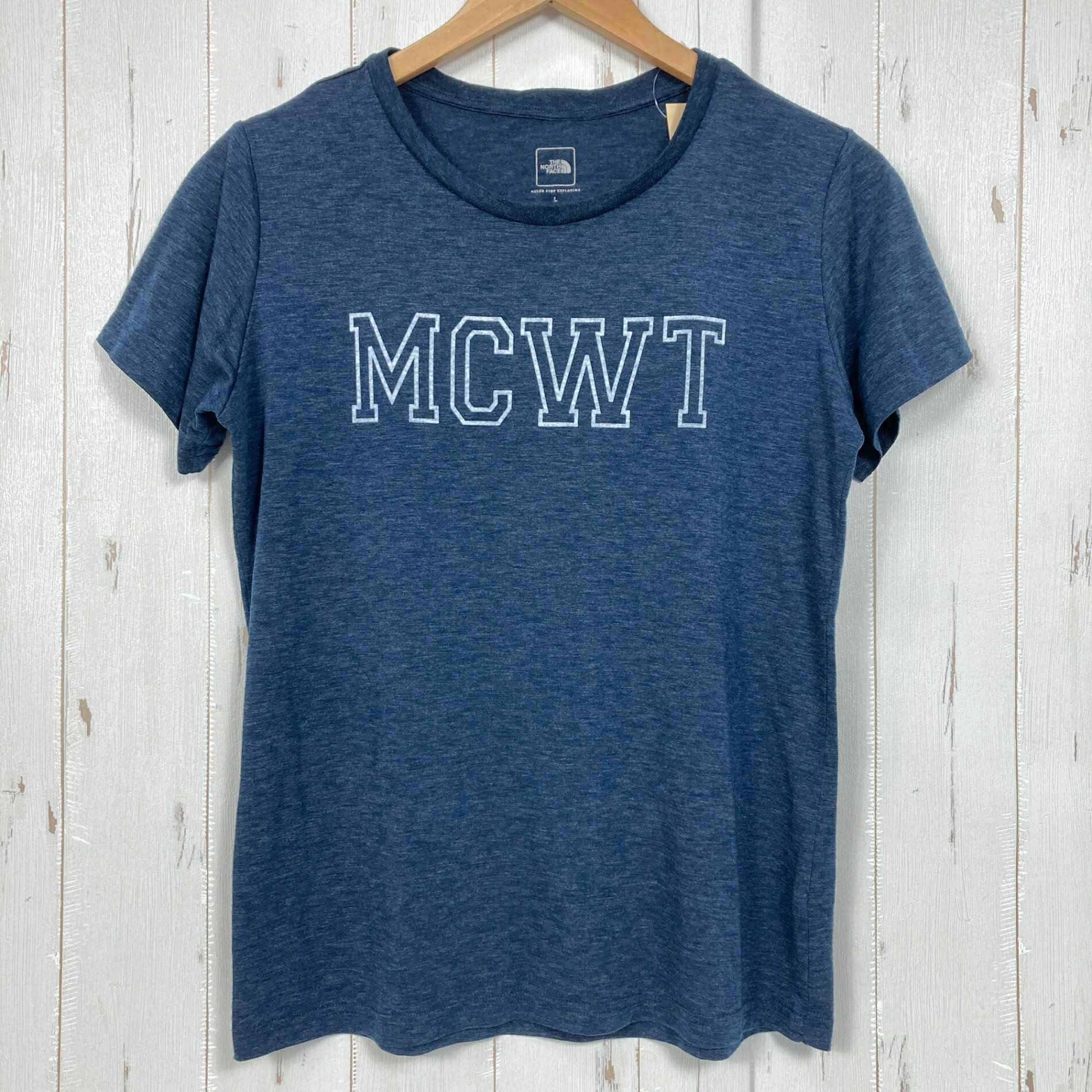 【Women's L】【Women's L ネイビー系】The North Face ( ザ・ノースフェイス ) ショートスリーブ ウール ミックス Tシャツ ポリエステル ウェア トップス インナー シャツ ショートスリーブTシャツ クルーネック ウール z00058998 ネイビー系 ウェア トップス インナー シャツ ショートスリーブTシャツ クルーネック ウール ・セカンドギア在庫コード: ITPGX11L7XDO（お問い合わせの際はこちらをお伝え下さい） ・メーカー: The North Face ( ザ・ノースフェイス ) ・型番: NTW11726 ■生産情報 ・生産国: 中国 ( China ) ■素材情報 ・組成: ポリエステル85% / ウール15% ■サイズ情報 ・Fit: Asian ・Gender/Age: Women's ・代表サイズ: L ■カラー ・カラー系統: ネイビー系 ■コンディション ・グレード: 中古A ※グレーディング目安　 ├ 新品：当店オリジナル製品 ├ 未使用：新古品 ├ 中古S：新品同様 ├ 中古A：美中古 ├ 中古B：良い状態の中古 ├ 中古C：通常使用可能な中古 └ 中古D：通常使用困難な中古 ・コンディション詳細・備考: ■状態スコア：76 / 100 点 ■状態明細：旧モデル / 微細な使用感 / 微細な毛羽立ち（各所） ■採寸値・実測値 ※全て外寸値です。また、手作業による採寸および簡易な秤による計測のため、誤差はご容赦下さい。 ・身幅: 48cm ・すそ幅: 45cm ・着丈: 59cm ・肩幅: 39cm ・そで丈: 16cm ・総重量（付属品等含む）: 112g ※ ネコポス・圧縮梱包にご理解・ご協力をお願いします ※ こちらのお品物は基本的に『ネコポス』での発送となります。郵便ポストへの投函にて配達完了となります。また、出荷から配達までの追跡は宅急便と同様に可能ですのでご安心下さい。 当店では、コンパクトに梱包することが可能なお品物につきましては『ネコポス』での発送とさせて頂いております。ウェア・バッグ等の一部ファブリック系商品につきましては、『ネコポス』のシビアなサイズ規定を確実にクリアするため、脱気式圧縮袋を使用する場合がございます。それにより、お品物にシワ等が生じる可能性がございます。また、箱に収納されている状態のお品物（未開封品含む）につきましても、箱から出した状態にて梱包させて頂く可能性がございます。 当店では、原則として全品送料無料（店舗負担）にて発送をさせて頂いております。ですが、近年の燃料費・人件費・物価高騰により運送会社送料も上昇傾向にあり、送料の負担・吸収は年々難しくなってきております。お気軽にご注文頂けるよう、引き続き送料無料サービスを継続して参るため、何卒ご理解・ご協力のほどよろしくお願い致します。 なお、『ネコポス』での発送および圧縮梱包にご了承頂けない場合は、ご注文時に別の配送方法を選択下さい。