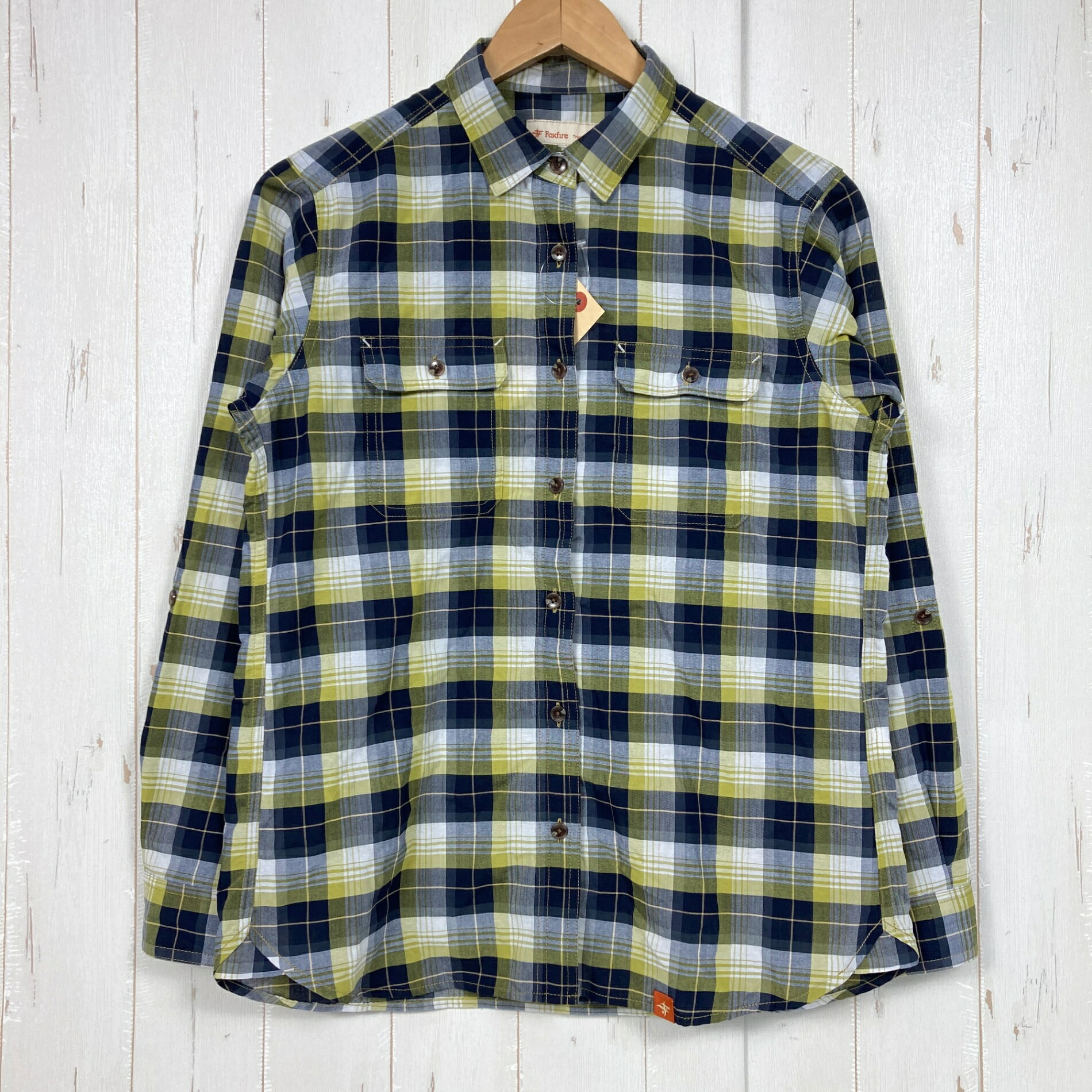 【Women's L】【Women's L イエロー系】Foxfire ( フォックスファイヤー ) コカゲ シールド ワッシャー シャツ ポリエステル ウェア トップス インナー シャツ ロングスリーブシャツ 化繊 z00058997 イエロー系 ウェア トップス インナー シャツ ロングスリーブシャツ 化繊 ・セカンドギア在庫コード: ITIRQ2X2UXZG（お問い合わせの際はこちらをお伝え下さい） ・メーカー: Foxfire ( フォックスファイヤー ) ・型番: 8212811 ■生産情報 ・生産国: ベトナム ( Viet Nam ) ■素材情報 ・組成: ポリエステル100% ■サイズ情報 ・Gender/Age: Women's ・代表サイズ: L ・サイズ備考: ※表記判読不能のためサイズは推定です。実測値をご参照の上ご検討下さい。 ■カラー ・カラー系統: イエロー系 ・カラー系統2: ネイビー系 ・カラー系統3: ホワイト系 ■コンディション ・グレード: 中古A ※グレーディング目安　 ├ 新品：当店オリジナル製品 ├ 未使用：新古品 ├ 中古S：新品同様 ├ 中古A：美中古 ├ 中古B：良い状態の中古 ├ 中古C：通常使用可能な中古 └ 中古D：通常使用困難な中古 ・コンディション詳細・備考: ■状態スコア：76 / 100 点 ■状態明細：旧モデル / 微細な使用感 / ※内タグカット（サイズタグ） ■採寸値・実測値 ※全て外寸値です。また、手作業による採寸および簡易な秤による計測のため、誤差はご容赦下さい。 ・身幅: 50cm ・すそ幅: 49cm ・着丈: 66cm ・肩幅: 40cm ・そで丈: 57cm ・総重量（付属品等含む）: 168g ■カタログスペック ※以下はメーカー公表のスペック値をそのままにご紹介するものです。表現・仕様・付属物の有無等、お品物現品との完全な一致をお約束するものではございません。 特殊セラミック繊維による遮熱効果で衣服内温度-3℃を実現した「コカゲシールド」素材の大柄チェックシャツ。紫外線を遮断することにより、淡色でも高いUV遮蔽率を発揮します。収縮糸を部分使いすることでナチュラルなシワ感を表現しています。 ※ ネコポス・圧縮梱包にご理解・ご協力をお願いします ※ こちらのお品物は基本的に『ネコポス』での発送となります。郵便ポストへの投函にて配達完了となります。また、出荷から配達までの追跡は宅急便と同様に可能ですのでご安心下さい。 当店では、コンパクトに梱包することが可能なお品物につきましては『ネコポス』での発送とさせて頂いております。ウェア・バッグ等の一部ファブリック系商品につきましては、『ネコポス』のシビアなサイズ規定を確実にクリアするため、脱気式圧縮袋を使用する場合がございます。それにより、お品物にシワ等が生じる可能性がございます。また、箱に収納されている状態のお品物（未開封品含む）につきましても、箱から出した状態にて梱包させて頂く可能性がございます。 当店では、原則として全品送料無料（店舗負担）にて発送をさせて頂いております。ですが、近年の燃料費・人件費・物価高騰により運送会社送料も上昇傾向にあり、送料の負担・吸収は年々難しくなってきております。お気軽にご注文頂けるよう、引き続き送料無料サービスを継続して参るため、何卒ご理解・ご協力のほどよろしくお願い致します。 なお、『ネコポス』での発送および圧縮梱包にご了承頂けない場合は、ご注文時に別の配送方法を選択下さい。