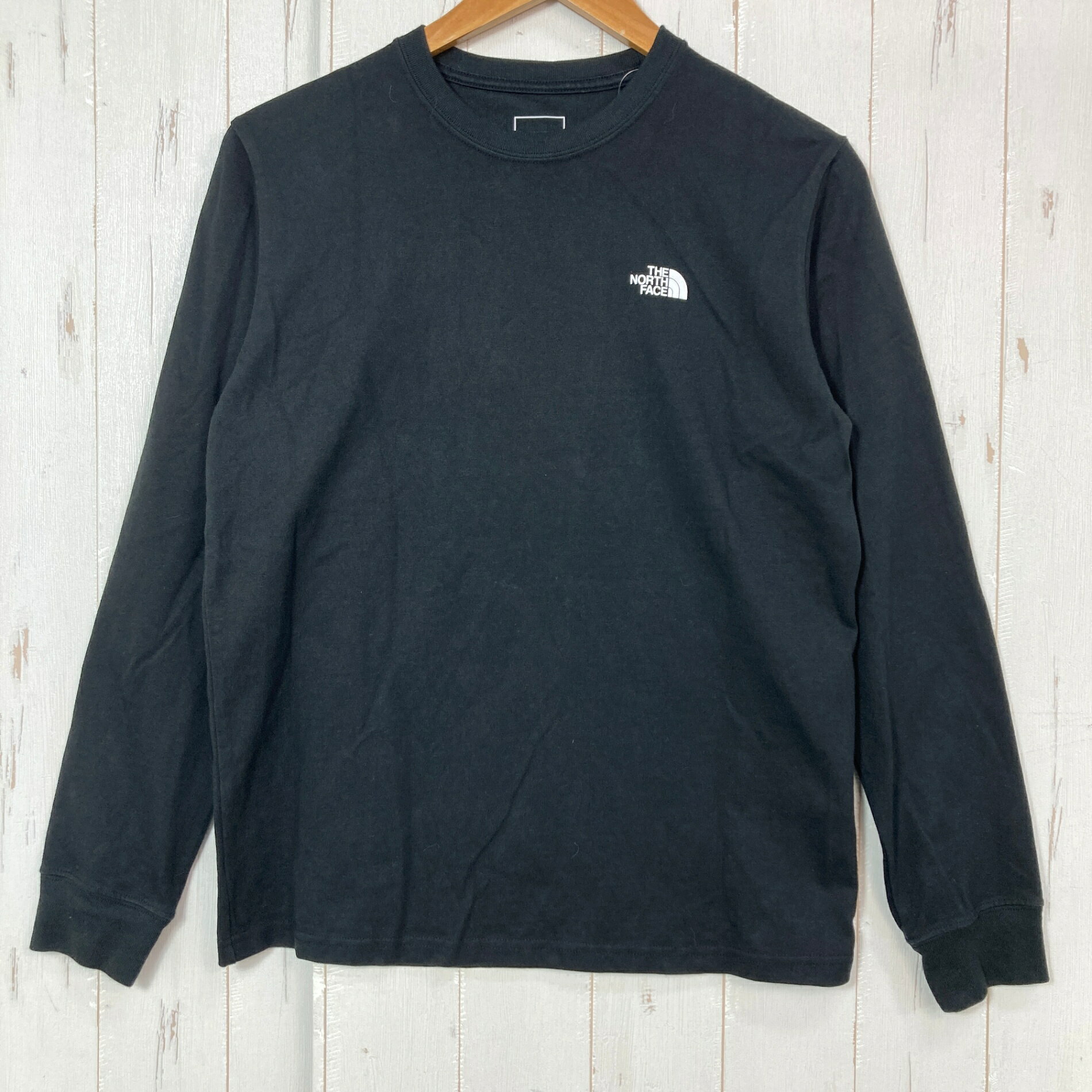 【Women's L】【Women's L ブラック系】The North Face ( ザ・ノースフェイス ) ロングスリーブ バック スクエア ロゴ ティー L/S Back Square Logo Tee コットン ウェア トップス インナー シャツ ロングスリーブTシャツ クルーネック コットン z00059000 ブラック系 ウェア トップス インナー シャツ ロングスリーブTシャツ クルーネック コットン ・セカンドギア在庫コード: ITOHAFXNM7WQ（お問い合わせの際はこちらをお伝え下さい） ・メーカー: The North Face ( ザ・ノースフェイス ) ・型番: NTW82131 ■生産情報 ・生産国: ベトナム ( Viet Nam ) ■素材情報 ・組成: コットン78% / ポリエステル22% ■サイズ情報 ・Fit: Asian ・Gender/Age: Women's ・代表サイズ: L ■カラー ・カラー系統: ブラック系 ■コンディション ・グレード: 中古B ※グレーディング目安　 ├ 新品：当店オリジナル製品 ├ 未使用：新古品 ├ 中古S：新品同様 ├ 中古A：美中古 ├ 中古B：良い状態の中古 ├ 中古C：通常使用可能な中古 └ 中古D：通常使用困難な中古 ・コンディション詳細・備考: ■状態スコア：61 / 100 点 ■状態明細：旧モデル / 若干の使用感 / 若干の毛羽立ち（内側を中心に各所に毛付き） / 若干のスレ（正面などの各所 / 背面裾付近のステッチ一部浮き） ■採寸値・実測値 ※全て外寸値です。また、手作業による採寸および簡易な秤による計測のため、誤差はご容赦下さい。 ・身幅: 47cm ・すそ幅: 45cm ・着丈: 60cm ・肩幅: 41cm ・そで丈: 58cm ・総重量（付属品等含む）: 283g ※ ネコポス・圧縮梱包にご理解・ご協力をお願いします ※ こちらのお品物は基本的に『ネコポス』での発送となります。郵便ポストへの投函にて配達完了となります。また、出荷から配達までの追跡は宅急便と同様に可能ですのでご安心下さい。 当店では、コンパクトに梱包することが可能なお品物につきましては『ネコポス』での発送とさせて頂いております。ウェア・バッグ等の一部ファブリック系商品につきましては、『ネコポス』のシビアなサイズ規定を確実にクリアするため、脱気式圧縮袋を使用する場合がございます。それにより、お品物にシワ等が生じる可能性がございます。また、箱に収納されている状態のお品物（未開封品含む）につきましても、箱から出した状態にて梱包させて頂く可能性がございます。 当店では、原則として全品送料無料（店舗負担）にて発送をさせて頂いております。ですが、近年の燃料費・人件費・物価高騰により運送会社送料も上昇傾向にあり、送料の負担・吸収は年々難しくなってきております。お気軽にご注文頂けるよう、引き続き送料無料サービスを継続して参るため、何卒ご理解・ご協力のほどよろしくお願い致します。 なお、『ネコポス』での発送および圧縮梱包にご了承頂けない場合は、ご注文時に別の配送方法を選択下さい。