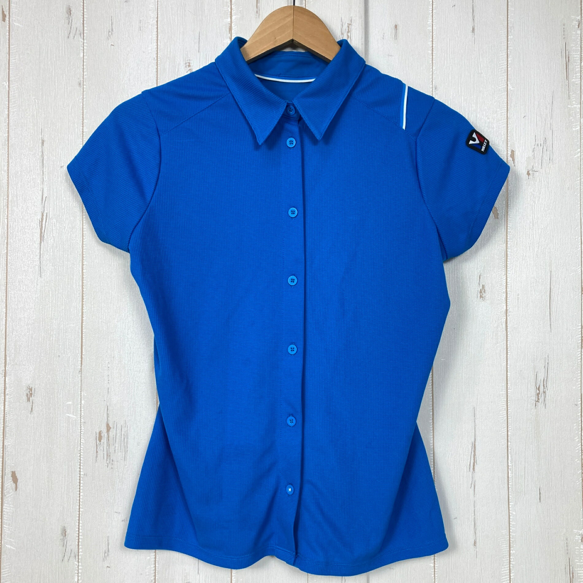 【Women's S】【Women's S ブルー系】Millet ( ミレー ) ショートスリーブ メッシュ シャツ ウェア トップス インナー シャツ ショートスリーブシャツ 化繊 z00059004 ブルー系 ウェア トップス インナー シャツ ショートスリーブシャツ 化繊 ・セカンドギア在庫コード: ITGJGEHOOSUO（お問い合わせの際はこちらをお伝え下さい） ・メーカー: Millet ( ミレー ) ■生産情報 ・生産国: 中国 ( China ) ■サイズ情報 ・Gender/Age: Women's ・代表サイズ: S ・サイズ備考: FR：S / US：S / DE：S / UK：S / IT：S / JP：M / CN：M ■カラー ・カラー系統: ブルー系 ■コンディション ・グレード: 中古B ※グレーディング目安　 ├ 新品：当店オリジナル製品 ├ 未使用：新古品 ├ 中古S：新品同様 ├ 中古A：美中古 ├ 中古B：良い状態の中古 ├ 中古C：通常使用可能な中古 └ 中古D：通常使用困難な中古 ・コンディション詳細・備考: ■状態スコア：67 / 100 点 ■状態明細：旧モデル / 微細な使用感 / ※内タグカット（品質表示タグ） / 微細なひきつり（センターボタン上部） ■採寸値・実測値 ※全て外寸値です。また、手作業による採寸および簡易な秤による計測のため、誤差はご容赦下さい。 ・身幅: 48cm ・すそ幅: 48cm ・着丈: 57cm ・肩幅: 35cm ・そで丈: 13cm ・総重量（付属品等含む）: 123g ※ ネコポス・圧縮梱包にご理解・ご協力をお願いします ※ こちらのお品物は基本的に『ネコポス』での発送となります。郵便ポストへの投函にて配達完了となります。また、出荷から配達までの追跡は宅急便と同様に可能ですのでご安心下さい。 当店では、コンパクトに梱包することが可能なお品物につきましては『ネコポス』での発送とさせて頂いております。ウェア・バッグ等の一部ファブリック系商品につきましては、『ネコポス』のシビアなサイズ規定を確実にクリアするため、脱気式圧縮袋を使用する場合がございます。それにより、お品物にシワ等が生じる可能性がございます。また、箱に収納されている状態のお品物（未開封品含む）につきましても、箱から出した状態にて梱包させて頂く可能性がございます。 当店では、原則として全品送料無料（店舗負担）にて発送をさせて頂いております。ですが、近年の燃料費・人件費・物価高騰により運送会社送料も上昇傾向にあり、送料の負担・吸収は年々難しくなってきております。お気軽にご注文頂けるよう、引き続き送料無料サービスを継続して参るため、何卒ご理解・ご協力のほどよろしくお願い致します。 なお、『ネコポス』での発送および圧縮梱包にご了承頂けない場合は、ご注文時に別の配送方法を選択下さい。