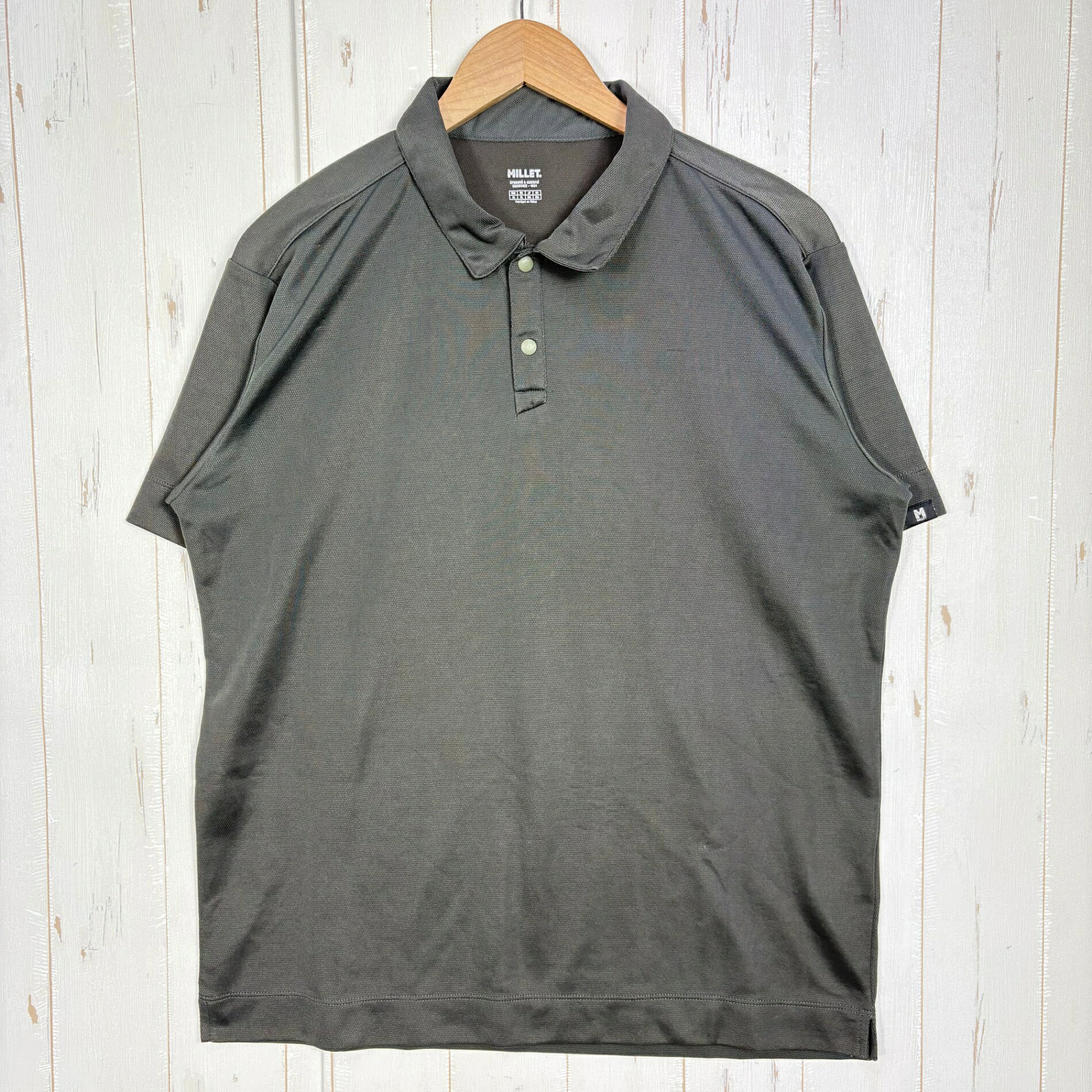 【Men's XL】【Men's XL グレー系】Millet ( ミレー ) リサイクル フィッシング ネット ポロ Recycled Fishing Net Polo ポリエステル ウェア トップス インナー シャツ ショートスリーブシャツ 化繊 z00058970 グレー系 ウェア トップス インナー シャツ ショートスリーブシャツ 化繊 ・セカンドギア在庫コード: ITKZZPOJF8GP（お問い合わせの際はこちらをお伝え下さい） ・メーカー: Millet ( ミレー ) ・型番: MIV02075 ■生産情報 ・生産国: 中国 ( China ) ■素材情報 ・組成: ポリエステル56% / ナイロン44% ■サイズ情報 ・Gender/Age: Men's ・代表サイズ: XL ・サイズ備考: EUR：XL / US：XL / JP：2XL / CN：2XL ■カラー ・カラー系統: グレー系 ■コンディション ・グレード: 中古C ※グレーディング目安　 ├ 新品：当店オリジナル製品 ├ 未使用：新古品 ├ 中古S：新品同様 ├ 中古A：美中古 ├ 中古B：良い状態の中古 ├ 中古C：通常使用可能な中古 └ 中古D：通常使用困難な中古 ・コンディション詳細・備考: ■状態スコア：57 / 100 点 ■状態明細：旧モデル / 若干の使用感 / 若干のひきつり（左胸部付近・襟元・腹部などの各所） / 若干のスレ（背面下部・襟元などの各所） ■採寸値・実測値 ※全て外寸値です。また、手作業による採寸および簡易な秤による計測のため、誤差はご容赦下さい。 ・身幅: 58cm ・すそ幅: 54cm ・着丈: 70cm ・肩幅: 49cm ・そで丈: 23cm ・総重量（付属品等含む）: 172g ■カタログスペック ※以下はメーカー公表のスペック値をそのままにご紹介するものです。表現・仕様・付属物の有無等、お品物現品との完全な一致をお約束するものではございません。 回収された廃漁網を再生して作れられたナイロンとリサイクルポリエステルによる、通気性と速乾性に優れたポロシャツ。 ※ ネコポス・圧縮梱包にご理解・ご協力をお願いします ※ こちらのお品物は基本的に『ネコポス』での発送となります。郵便ポストへの投函にて配達完了となります。また、出荷から配達までの追跡は宅急便と同様に可能ですのでご安心下さい。 当店では、コンパクトに梱包することが可能なお品物につきましては『ネコポス』での発送とさせて頂いております。ウェア・バッグ等の一部ファブリック系商品につきましては、『ネコポス』のシビアなサイズ規定を確実にクリアするため、脱気式圧縮袋を使用する場合がございます。それにより、お品物にシワ等が生じる可能性がございます。また、箱に収納されている状態のお品物（未開封品含む）につきましても、箱から出した状態にて梱包させて頂く可能性がございます。 当店では、原則として全品送料無料（店舗負担）にて発送をさせて頂いております。ですが、近年の燃料費・人件費・物価高騰により運送会社送料も上昇傾向にあり、送料の負担・吸収は年々難しくなってきております。お気軽にご注文頂けるよう、引き続き送料無料サービスを継続して参るため、何卒ご理解・ご協力のほどよろしくお願い致します。 なお、『ネコポス』での発送および圧縮梱包にご了承頂けない場合は、ご注文時に別の配送方法を選択下さい。