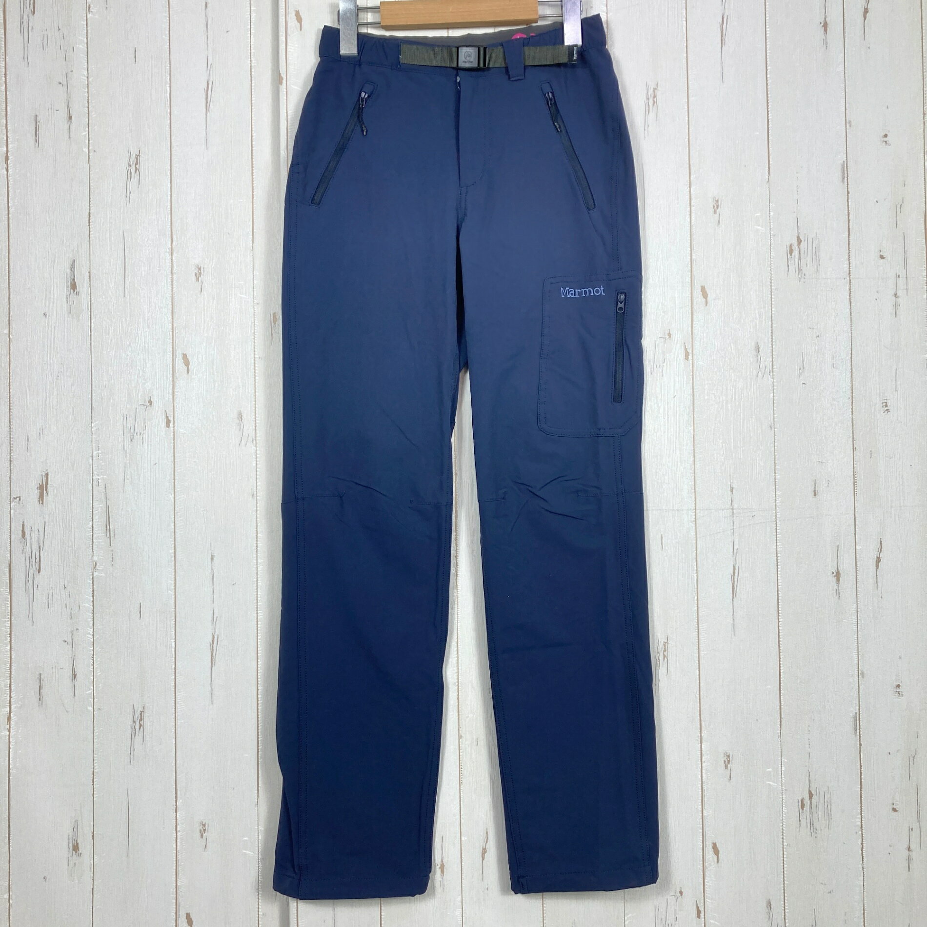 【Women's S】【Women's S ネイビー系】Marmot ( マーモット ) トレック コンフォ パンツ Trek Comfo Pant ナイロン ウェア ボトムス ロングパンツ ソフトシェル z00059151 ネイビー系 ウェア ボトムス ロングパンツ ソフトシェル ・セカンドギア在庫コード: IT21V9DVDMKR（お問い合わせの際はこちらをお伝え下さい） ・メーカー: Marmot ( マーモット ) ・型番: TOWNJD83 ■生産情報 ・生産国: ベトナム ( Viet Nam ) ■素材情報 ・組成: ナイロン90% / ポリウレタン10% ■サイズ情報 ・Fit: Asian ・Gender/Age: Women's ・代表サイズ: S ■カラー ・カラー系統: ネイビー系 ■コンディション ・グレード: 中古B ※グレーディング目安　 ├ 新品：当店オリジナル製品 ├ 未使用：新古品 ├ 中古S：新品同様 ├ 中古A：美中古 ├ 中古B：良い状態の中古 ├ 中古C：通常使用可能な中古 └ 中古D：通常使用困難な中古 ・コンディション詳細・備考: ■状態スコア：70 / 100 点 ■状態明細：旧モデル / 微細な使用感 / 微細なスレ（背面・裾などの各所） / 微細な毛玉（背面などの各所） ■採寸値・実測値 ※全て外寸値です。また、手作業による採寸および簡易な秤による計測のため、誤差はご容赦下さい。 ・総丈: 97cm ・平置胴囲: 66cm ・股下: 71cm ・股上: 34cm ・わたり: 28cm ・すそ幅: 19cm ・総重量（付属品等含む）: 380g ■カタログスペック ※以下はメーカー公表のスペック値をそのままにご紹介するものです。表現・仕様・付属物の有無等、お品物現品との完全な一致をお約束するものではございません。 3シーズン使用できる人気のトレッキングパンツです。 縦横に伸びる4WAYストレッチ素材で動きやすく、中肉厚の生地が安心感のある履き心地です。 腰裏にメッシュ素材、ウエストにはっ水ゴム“DRY RUBBER”を使用し、汗をかきやすいアクティビティでも快適です。 ※ ネコポス・圧縮梱包にご理解・ご協力をお願いします ※ こちらのお品物は基本的に『ネコポス』での発送となります。郵便ポストへの投函にて配達完了となります。また、出荷から配達までの追跡は宅急便と同様に可能ですのでご安心下さい。 当店では、コンパクトに梱包することが可能なお品物につきましては『ネコポス』での発送とさせて頂いております。ウェア・バッグ等の一部ファブリック系商品につきましては、『ネコポス』のシビアなサイズ規定を確実にクリアするため、脱気式圧縮袋を使用する場合がございます。それにより、お品物にシワ等が生じる可能性がございます。また、箱に収納されている状態のお品物（未開封品含む）につきましても、箱から出した状態にて梱包させて頂く可能性がございます。 当店では、原則として全品送料無料（店舗負担）にて発送をさせて頂いております。ですが、近年の燃料費・人件費・物価高騰により運送会社送料も上昇傾向にあり、送料の負担・吸収は年々難しくなってきております。お気軽にご注文頂けるよう、引き続き送料無料サービスを継続して参るため、何卒ご理解・ご協力のほどよろしくお願い致します。 なお、『ネコポス』での発送および圧縮梱包にご了承頂けない場合は、ご注文時に別の配送方法を選択下さい。