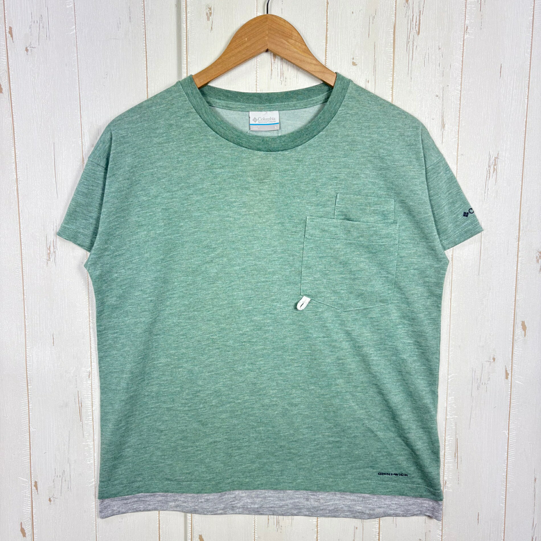 【Women's L】【Women's L グリーン系】Columbia ( コロンビア ) セカンドヒルショートスリーブ ティー Second Hill Short Sleeve Tee ポリエステル ウェア トップス インナー シャツ ショートスリーブTシャツ クルーネック 化繊 z00058975 グリーン系 ウェア トップス インナー シャツ ショートスリーブTシャツ クルーネック 化繊 ・セカンドギア在庫コード: ITUPQT9D2SQU（お問い合わせの際はこちらをお伝え下さい） ・メーカー: Columbia ( コロンビア ) ・型番: PL0928 ■生産情報 ・生産国: 中国 ( China ) ■素材情報 ・組成: ポリエステル100% ■サイズ情報 ・Fit: Asian ・Gender/Age: Women's ・代表サイズ: L ■カラー ・カラー系統: グリーン系 ■コンディション ・グレード: 中古C ※グレーディング目安　 ├ 新品：当店オリジナル製品 ├ 未使用：新古品 ├ 中古S：新品同様 ├ 中古A：美中古 ├ 中古B：良い状態の中古 ├ 中古C：通常使用可能な中古 └ 中古D：通常使用困難な中古 ・コンディション詳細・備考: ■状態スコア：55 / 100 点 ■状態明細：旧モデル / 微細な使用感 / 微細な毛羽立ち（背面下部などの各所） / 若干のほつれ（正面裾に2か所5mm程度）/ 微細な汚れ（前面上部などの各所） ■採寸値・実測値 ※全て外寸値です。また、手作業による採寸および簡易な秤による計測のため、誤差はご容赦下さい。 ・身幅: 52cm ・すそ幅: 51cm ・着丈: 58cm ・肩幅: 53cm ・そで丈: 12cm ・総重量（付属品等含む）: 184g ■カタログスペック ※以下はメーカー公表のスペック値をそのままにご紹介するものです。表現・仕様・付属物の有無等、お品物現品との完全な一致をお約束するものではございません。 日差しの強い夏山で、目から入る紫外線を防ぐために必需品であるサングラスと、飛沫エチケットマナーのためのマスク収納用の胸ポケットが付いた速乾トレッキングTシャツです。 シンプルで着やすいポケットデザインへアップデートし、買いやすい価格設定に変更しました。 右裾部分はサングラスクリーナーとして、さっときれいにレンズを拭けるソフトなトリコット素材を使用。 ポリエステル100％の優れた吸水効果と蒸発散効果を発揮するクイックドライ素材で、汗を素早く乾かし、快適な着心地です。 ポリエステル100％ながら、杢素材で表情のある風合いを表現しています。 登山はもちろんのこと、サングラスを多用するキャンプや野外フェスでも活躍する便利アイテムです。 ※ ネコポス・圧縮梱包にご理解・ご協力をお願いします ※ こちらのお品物は基本的に『ネコポス』での発送となります。郵便ポストへの投函にて配達完了となります。また、出荷から配達までの追跡は宅急便と同様に可能ですのでご安心下さい。 当店では、コンパクトに梱包することが可能なお品物につきましては『ネコポス』での発送とさせて頂いております。ウェア・バッグ等の一部ファブリック系商品につきましては、『ネコポス』のシビアなサイズ規定を確実にクリアするため、脱気式圧縮袋を使用する場合がございます。それにより、お品物にシワ等が生じる可能性がございます。また、箱に収納されている状態のお品物（未開封品含む）につきましても、箱から出した状態にて梱包させて頂く可能性がございます。 当店では、原則として全品送料無料（店舗負担）にて発送をさせて頂いております。ですが、近年の燃料費・人件費・物価高騰により運送会社送料も上昇傾向にあり、送料の負担・吸収は年々難しくなってきております。お気軽にご注文頂けるよう、引き続き送料無料サービスを継続して参るため、何卒ご理解・ご協力のほどよろしくお願い致します。 なお、『ネコポス』での発送および圧縮梱包にご了承頂けない場合は、ご注文時に別の配送方法を選択下さい。