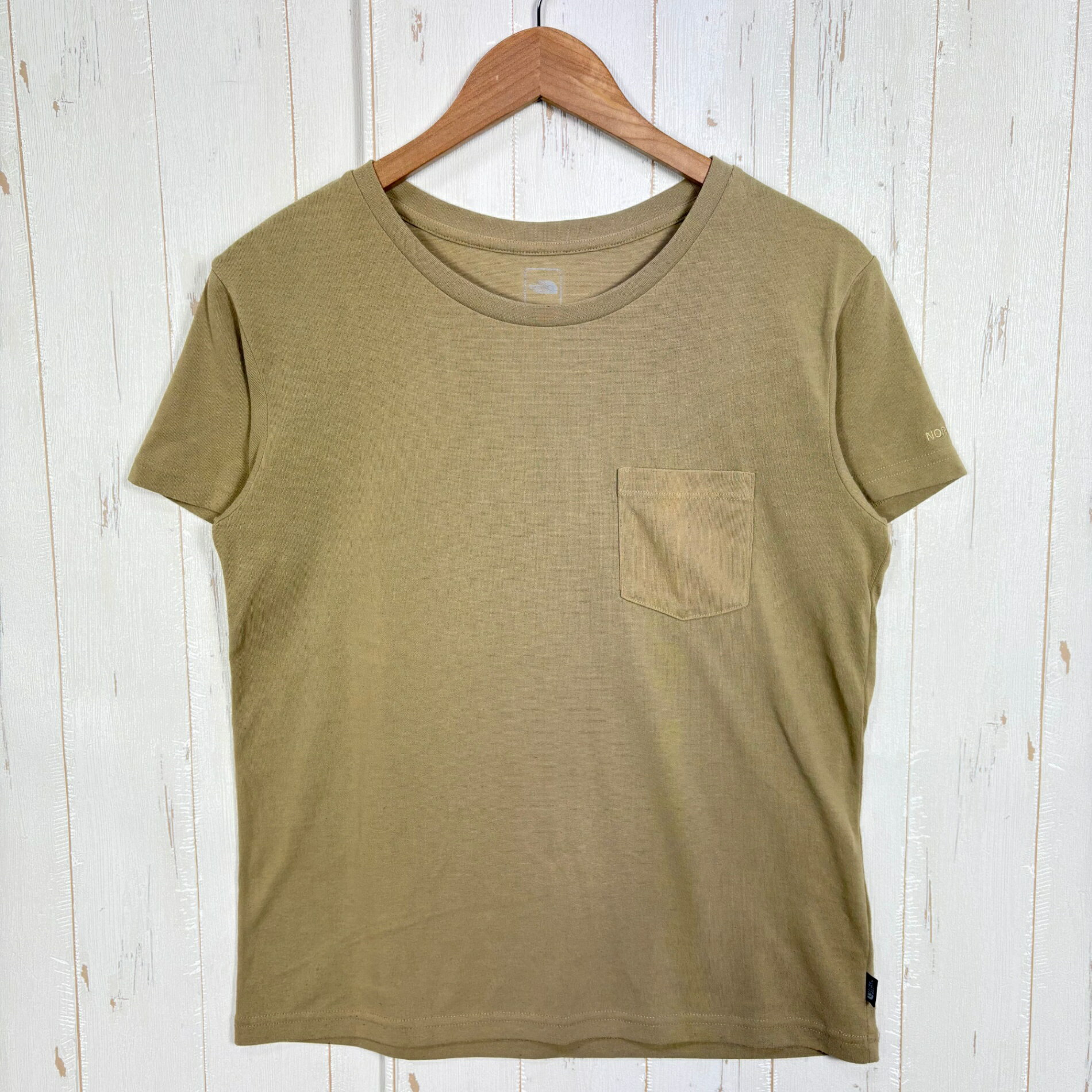【Men's L】【Men's L ベージュ系】The North Face ( ザ・ノースフェイス ) ショート スリーブ ポケット ティー Short Sleeve Pocket Tee ポリエステル ウェア トップス インナー シャツ ショートスリーブTシャツ クルーネック 化繊 z00059038 ベージュ系 ウェア トップス インナー シャツ ショートスリーブTシャツ クルーネック 化繊 ・セカンドギア在庫コード: ITV299YP6HQ2（お問い合わせの際はこちらをお伝え下さい） ・メーカー: The North Face ( ザ・ノースフェイス ) ・型番: NTW31935 ■生産情報 ・生産国: 中国 ( China ) ■素材情報 ・組成: ポリエステル100% ■サイズ情報 ・Fit: Asian ・Gender/Age: Men's ・代表サイズ: L ■カラー ・カラー系統: ベージュ系 ■コンディション ・グレード: 中古B ※グレーディング目安　 ├ 新品：当店オリジナル製品 ├ 未使用：新古品 ├ 中古S：新品同様 ├ 中古A：美中古 ├ 中古B：良い状態の中古 ├ 中古C：通常使用可能な中古 └ 中古D：通常使用困難な中古 ・コンディション詳細・備考: ■状態スコア：64 / 100 点 ■状態明細：旧モデル / 若干の使用感 / 若干の毛羽立ち（各所に毛羽立ち / 各所にスレ） / 微細な色落ち（ポケット部分などの各所） ■採寸値・実測値 ※全て外寸値です。また、手作業による採寸および簡易な秤による計測のため、誤差はご容赦下さい。 ・身幅: 49cm ・すそ幅: 49cm ・着丈: 58cm ・肩幅: 45cm ・そで丈: 17cm ・総重量（付属品等含む）: 165g ■カタログスペック ※以下はメーカー公表のスペック値をそのままにご紹介するものです。表現・仕様・付属物の有無等、お品物現品との完全な一致をお約束するものではございません。 高い吸汗速乾性を備えたニット素材を使用したTシャツ。 左袖にはTHE NORTH FACEの刺繍ロゴをあしらっています。 ポリエステル100％ながら、自然な風合いで、肌触りもなめらかです。 静電気の発生を抑える静電ケア設計を採用。 左胸のポケットがデザインのアクセントになっていて、アウトドアからタウンユースまで、シーンを問わず着こなせる1着です。 ※ ネコポス・圧縮梱包にご理解・ご協力をお願いします ※ こちらのお品物は基本的に『ネコポス』での発送となります。郵便ポストへの投函にて配達完了となります。また、出荷から配達までの追跡は宅急便と同様に可能ですのでご安心下さい。 当店では、コンパクトに梱包することが可能なお品物につきましては『ネコポス』での発送とさせて頂いております。ウェア・バッグ等の一部ファブリック系商品につきましては、『ネコポス』のシビアなサイズ規定を確実にクリアするため、脱気式圧縮袋を使用する場合がございます。それにより、お品物にシワ等が生じる可能性がございます。また、箱に収納されている状態のお品物（未開封品含む）につきましても、箱から出した状態にて梱包させて頂く可能性がございます。 当店では、原則として全品送料無料（店舗負担）にて発送をさせて頂いております。ですが、近年の燃料費・人件費・物価高騰により運送会社送料も上昇傾向にあり、送料の負担・吸収は年々難しくなってきております。お気軽にご注文頂けるよう、引き続き送料無料サービスを継続して参るため、何卒ご理解・ご協力のほどよろしくお願い致します。 なお、『ネコポス』での発送および圧縮梱包にご了承頂けない場合は、ご注文時に別の配送方法を選択下さい。