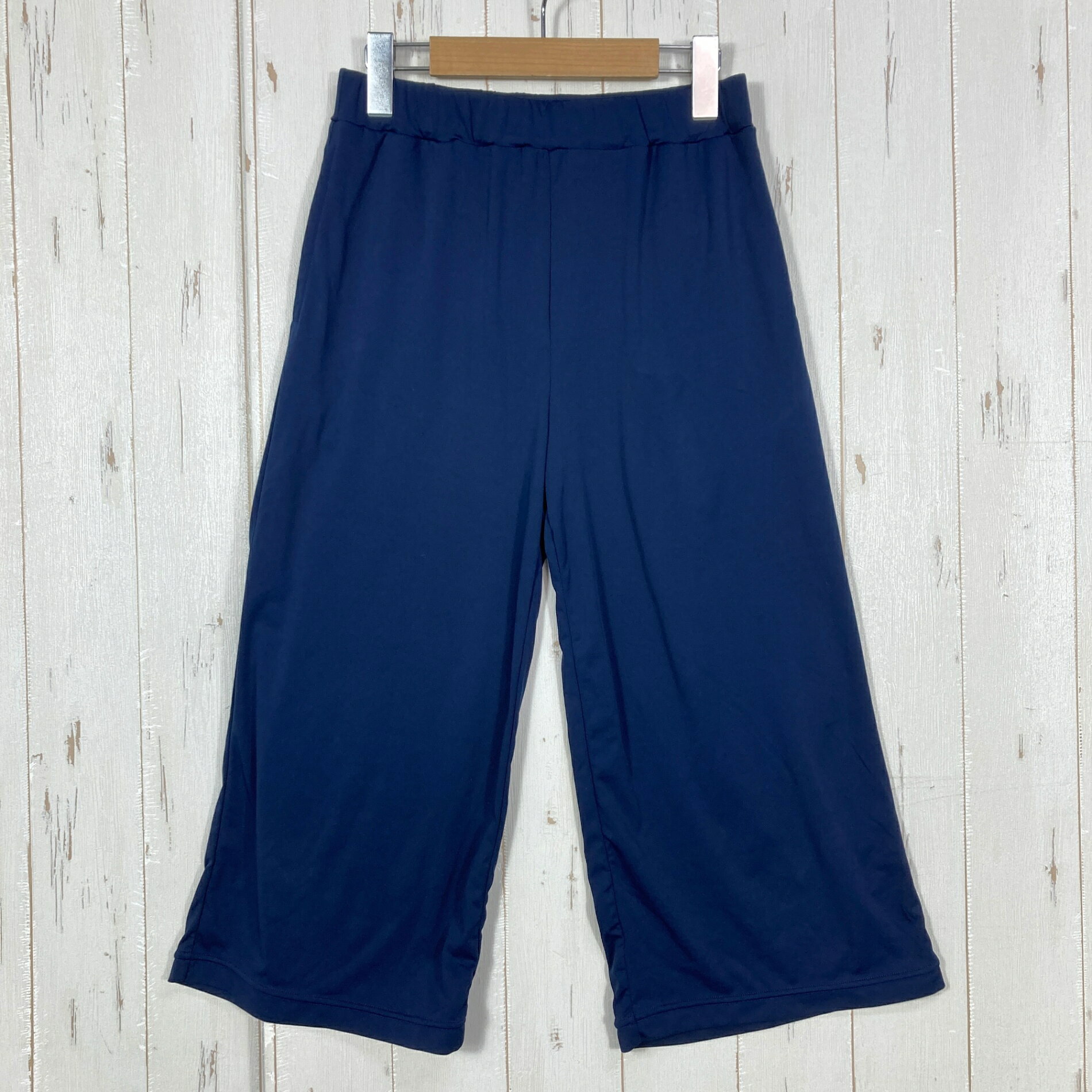 【Women's S】【Women's S ネイビー系】Descente ( デサント ) ワイドパンツ ポリエステル ウェア ボトムス ロングパンツ ソフトシェル z00059035 ネイビー系 ウェア ボトムス ロングパンツ ソフトシェル ・セカンドギア在庫コード: ITOOCNBODYFI（お問い合わせの際はこちらをお伝え下さい） ・メーカー: Descente ( デサント ) ・型番: DMWNJD90 ■生産情報 ・生産国: 中国 ( China ) ■素材情報 ・組成: ポリエステル100% ■サイズ情報 ・Gender/Age: Women's ・代表サイズ: S ■カラー ・カラー系統: ネイビー系 ■コンディション ・グレード: 中古A ※グレーディング目安　 ├ 新品：当店オリジナル製品 ├ 未使用：新古品 ├ 中古S：新品同様 ├ 中古A：美中古 ├ 中古B：良い状態の中古 ├ 中古C：通常使用可能な中古 └ 中古D：通常使用困難な中古 ・コンディション詳細・備考: ■状態スコア：83 / 100 点 ■状態明細：旧モデル / 微細な使用感 ■採寸値・実測値 ※全て外寸値です。また、手作業による採寸および簡易な秤による計測のため、誤差はご容赦下さい。 ・総丈: 73cm ・平置胴囲: 68cm ・最大胴囲: 74cm ・股下: 48cm ・股上: 32cm ・わたり: 30cm ・すそ幅: 29cm ・総重量（付属品等含む）: 190g ■カタログスペック ※以下はメーカー公表のスペック値をそのままにご紹介するものです。表現・仕様・付属物の有無等、お品物現品との完全な一致をお約束するものではございません。 適度なハリとコシ、ドレープ感がきれいな、トレーニング用ワイドパンツ。 ※ ネコポス・圧縮梱包にご理解・ご協力をお願いします ※ こちらのお品物は基本的に『ネコポス』での発送となります。郵便ポストへの投函にて配達完了となります。また、出荷から配達までの追跡は宅急便と同様に可能ですのでご安心下さい。 当店では、コンパクトに梱包することが可能なお品物につきましては『ネコポス』での発送とさせて頂いております。ウェア・バッグ等の一部ファブリック系商品につきましては、『ネコポス』のシビアなサイズ規定を確実にクリアするため、脱気式圧縮袋を使用する場合がございます。それにより、お品物にシワ等が生じる可能性がございます。また、箱に収納されている状態のお品物（未開封品含む）につきましても、箱から出した状態にて梱包させて頂く可能性がございます。 当店では、原則として全品送料無料（店舗負担）にて発送をさせて頂いております。ですが、近年の燃料費・人件費・物価高騰により運送会社送料も上昇傾向にあり、送料の負担・吸収は年々難しくなってきております。お気軽にご注文頂けるよう、引き続き送料無料サービスを継続して参るため、何卒ご理解・ご協力のほどよろしくお願い致します。 なお、『ネコポス』での発送および圧縮梱包にご了承頂けない場合は、ご注文時に別の配送方法を選択下さい。