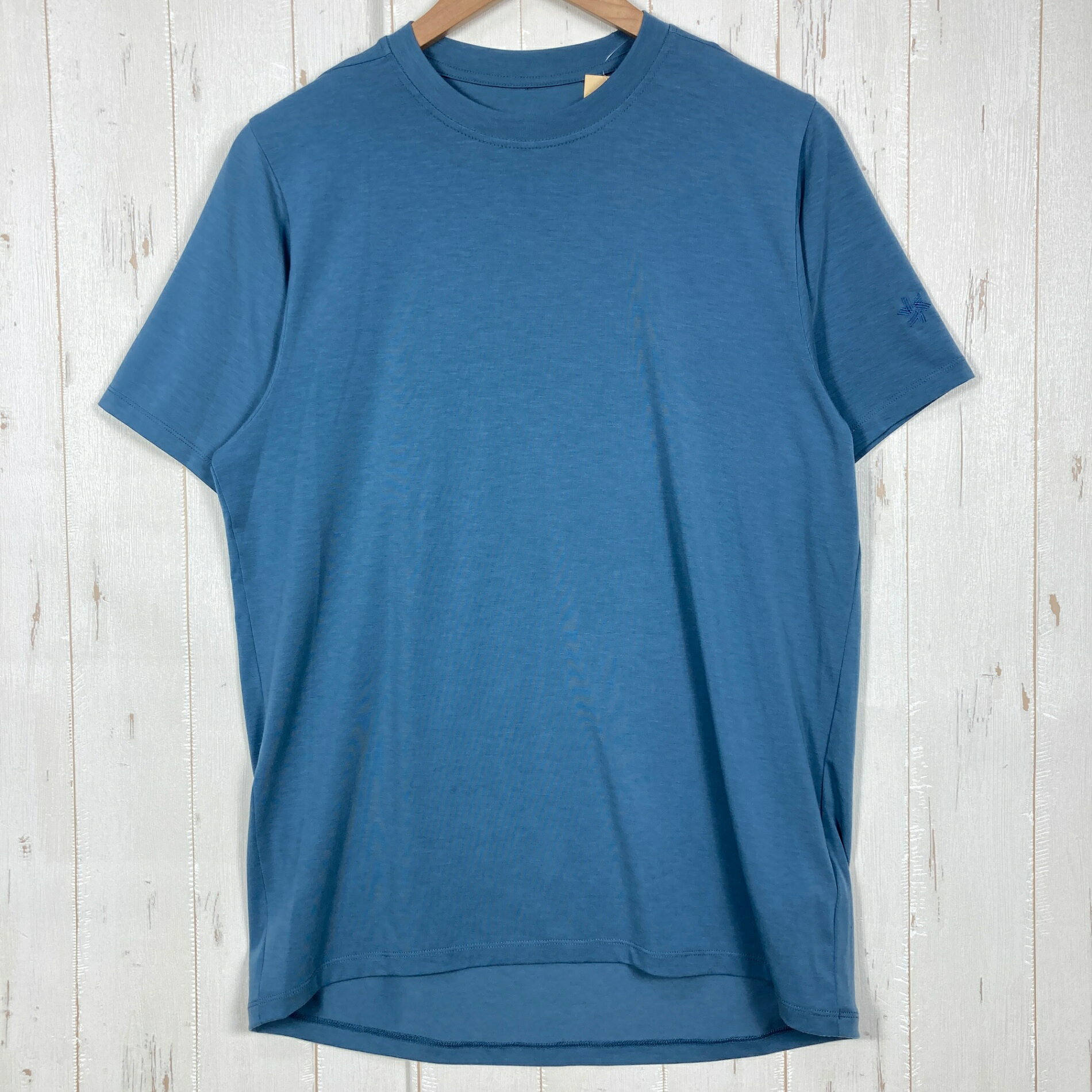 【Unisex 2】【Unisex 2 ネイビー系】Goldwin ( ゴールドウィン ) ポーラテック デルタ ティーシャツ ポリエステル ウェア トップス インナー シャツ ショートスリーブTシャツ クルーネック 化繊 z00059254 ネイビー系 ウェア トップス インナー シャツ ショートスリーブTシャツ クルーネック 化繊 ・セカンドギア在庫コード: ITTJYGV70RAG（お問い合わせの際はこちらをお伝え下さい） ・メーカー: Goldwin ( ゴールドウィン ) ・型番: GM65106 ■生産情報 ・生産国: インドネシア ( Indonesia ) ■素材情報 ・組成: ポリエステル84% / その他繊維11% / ポリウレタン5% ■サイズ情報 ・Gender/Age: Unisex ・代表サイズ: 2 ■カラー ・カラー系統: ネイビー系 ■コンディション ・グレード: 中古S ※グレーディング目安　 ├ 新品：当店オリジナル製品 ├ 未使用：新古品 ├ 中古S：新品同様 ├ 中古A：美中古 ├ 中古B：良い状態の中古 ├ 中古C：通常使用可能な中古 └ 中古D：通常使用困難な中古 ・コンディション詳細・備考: ■状態スコア：92 / 100 点 ■状態明細：微細な使用感 ■採寸値・実測値 ※全て外寸値です。また、手作業による採寸および簡易な秤による計測のため、誤差はご容赦下さい。 ・身幅: 51cm ・すそ幅: 51cm ・着丈: 73cm ・肩幅: 42cm ・そで丈: 24cm ・総重量（付属品等含む）: 177g ■カタログスペック ※以下はメーカー公表のスペック値をそのままにご紹介するものです。表現・仕様・付属物の有無等、お品物現品との完全な一致をお約束するものではございません。 トレッキングシーンにおける快適性を追求した半袖Tシャツ。ナチュラルな風合いでしなやかなドレープ感があり、クリーンな雰囲気で着用できます。 なめらかな肌ざわりの生地には吸湿性があり、衣服内がムレてもサラリとした状態をキープしやすいのが特長。 汗をかいたとき、気化熱により涼しく感じられるのも魅力です。 さまざまなシーンで使いやすいレギュラーシルエットで、袖は肩の可動域が広く、パックと干渉しにくい変形ラグランスリーブです。 UVガード（UPF30-50＋、紫外線カット率90％以上）機能付き。 におい対策として、繊維中の臭いの原因となるバクテリアの増殖を抑制する抗菌防臭加工を施しています。 ※ ネコポス・圧縮梱包にご理解・ご協力をお願いします ※ こちらのお品物は基本的に『ネコポス』での発送となります。郵便ポストへの投函にて配達完了となります。また、出荷から配達までの追跡は宅急便と同様に可能ですのでご安心下さい。 当店では、コンパクトに梱包することが可能なお品物につきましては『ネコポス』での発送とさせて頂いております。ウェア・バッグ等の一部ファブリック系商品につきましては、『ネコポス』のシビアなサイズ規定を確実にクリアするため、脱気式圧縮袋を使用する場合がございます。それにより、お品物にシワ等が生じる可能性がございます。また、箱に収納されている状態のお品物（未開封品含む）につきましても、箱から出した状態にて梱包させて頂く可能性がございます。 当店では、原則として全品送料無料（店舗負担）にて発送をさせて頂いております。ですが、近年の燃料費・人件費・物価高騰により運送会社送料も上昇傾向にあり、送料の負担・吸収は年々難しくなってきております。お気軽にご注文頂けるよう、引き続き送料無料サービスを継続して参るため、何卒ご理解・ご協力のほどよろしくお願い致します。 なお、『ネコポス』での発送および圧縮梱包にご了承頂けない場合は、ご注文時に別の配送方法を選択下さい。