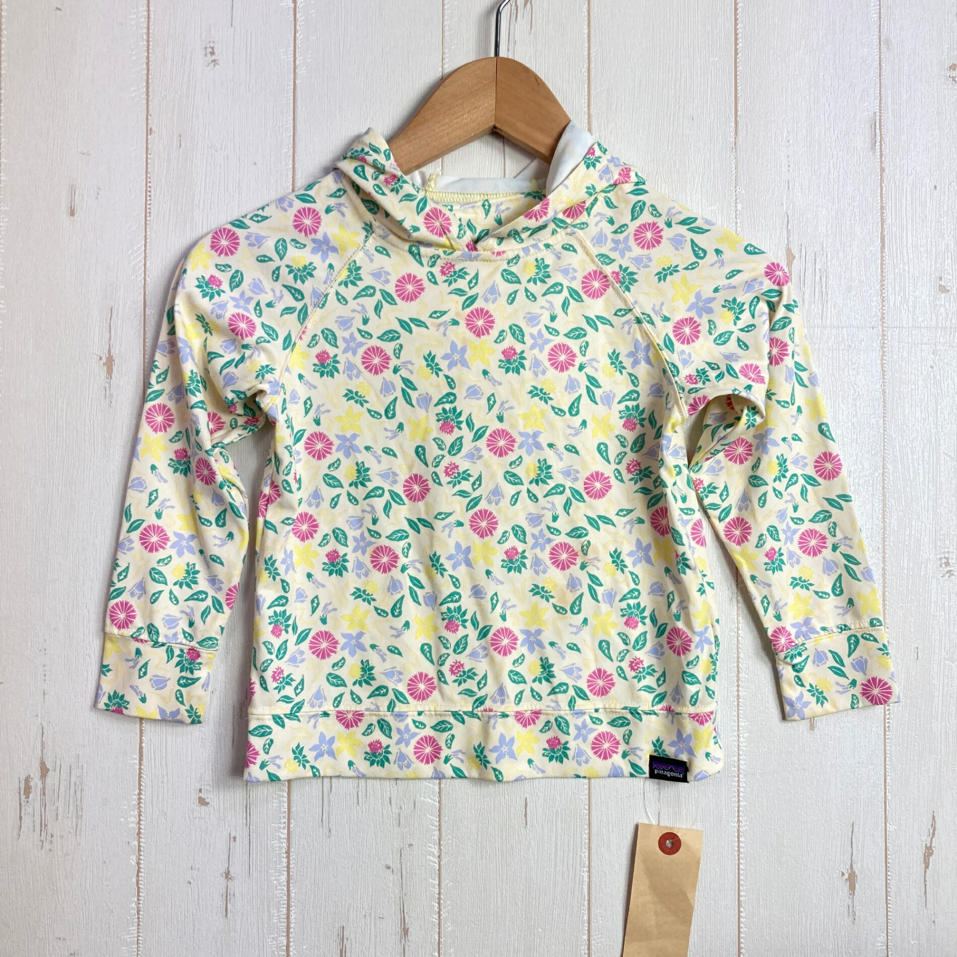 【Baby's 3T】【Baby's 3T イエロー系】2020 Patagonia ( パタゴニア ) キャプリーン クール デイリー サン フーディ Capilene Cool Daily Sun Hoody COWH ポリエステル ウェア トップス インナー シャツ フーディ 化繊 z00058108 COWH イエロー系 ウェア トップス インナー シャツ フーディ 化繊 ・セカンドギア在庫コード: ITC5GJGHAC54（お問い合わせの際はこちらをお伝え下さい） ・メーカー: Patagonia ( パタゴニア ) ・型番: 61255 ■生産情報 ・生産年: 2020 ・生産期: Spring ・生産国: スリランカ ( Sri Lanka ) ■素材情報 ・組成: ポリエステル100% ■サイズ情報 ・Fit: International ・Gender/Age: Baby's ・代表サイズ: 3T ■カラー ・カタログカラー: COWH ・カラー系統: イエロー系 ■コンディション ・グレード: 中古A ※グレーディング目安　 ├ 新品：当店オリジナル製品 ├ 未使用：新古品 ├ 中古S：新品同様 ├ 中古A：美中古 ├ 中古B：良い状態の中古 ├ 中古C：通常使用可能な中古 └ 中古D：通常使用困難な中古 ・コンディション詳細・備考: ■状態スコア：76 / 100 点 ■状態明細：旧モデル / 微細な使用感 / 微細な汚れ（肩甲骨付近などの各所） ■採寸値・実測値 ※全て外寸値です。また、手作業による採寸および簡易な秤による計測のため、誤差はご容赦下さい。 ・身幅: 32cm ・すそ幅: 32cm ・着丈: 35cm ・ゆき丈: 46cm ・総重量（付属品等含む）: 74g ■カタログスペック ※以下はメーカー公表のスペック値をそのままにご紹介するものです。表現・仕様・付属物の有無等、お品物現品との完全な一致をお約束するものではございません。 軽量かつ快適で速乾性のある赤ちゃん用のTシャツ。冷涼から暑熱におよぶ幅広い状況で、激しく運動している際も体を快適に保つデザイン。リサイクル成分を50〜100％含むポリエステル素材を使用し、フェアトレード・サーティファイドの縫製を採用 ※ ネコポス・圧縮梱包にご理解・ご協力をお願いします ※ こちらのお品物は基本的に『ネコポス』での発送となります。郵便ポストへの投函にて配達完了となります。また、出荷から配達までの追跡は宅急便と同様に可能ですのでご安心下さい。 当店では、コンパクトに梱包することが可能なお品物につきましては『ネコポス』での発送とさせて頂いております。ウェア・バッグ等の一部ファブリック系商品につきましては、『ネコポス』のシビアなサイズ規定を確実にクリアするため、脱気式圧縮袋を使用する場合がございます。それにより、お品物にシワ等が生じる可能性がございます。また、箱に収納されている状態のお品物（未開封品含む）につきましても、箱から出した状態にて梱包させて頂く可能性がございます。 当店では、原則として全品送料無料（店舗負担）にて発送をさせて頂いております。ですが、近年の燃料費・人件費・物価高騰により運送会社送料も上昇傾向にあり、送料の負担・吸収は年々難しくなってきております。お気軽にご注文頂けるよう、引き続き送料無料サービスを継続して参るため、何卒ご理解・ご協力のほどよろしくお願い致します。 なお、『ネコポス』での発送および圧縮梱包にご了承頂けない場合は、ご注文時に別の配送方法を選択下さい。