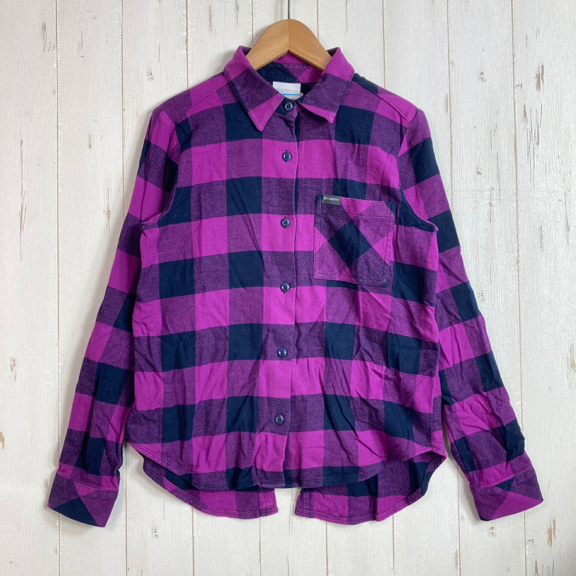 【Men's S】【Men's S パープル系】Columbia ( コロンビア ) エニタイムカジュアル2 ストレッチロングスリーブシャツ コットン ウェア トップス インナー シャツ ロングスリーブシャツ コットン z00058066 パープル系 ウェア トップス インナー シャツ ロングスリーブシャツ コットン ・セカンドギア在庫コード: ITJ8S2OVZPB4（お問い合わせの際はこちらをお伝え下さい） ・メーカー: Columbia ( コロンビア ) ・型番: AR2433 ■生産情報 ・生産国: インド ( India ) ■素材情報 ・組成: コットン97% / ポリウレタン3% ■サイズ情報 ・Fit: Asian ・Gender/Age: Men's ・代表サイズ: S ■カラー ・カラー系統: パープル系 ■コンディション ・グレード: 中古B ※グレーディング目安　 ├ 新品：当店オリジナル製品 ├ 未使用：新古品 ├ 中古S：新品同様 ├ 中古A：美中古 ├ 中古B：良い状態の中古 ├ 中古C：通常使用可能な中古 └ 中古D：通常使用困難な中古 ・コンディション詳細・備考: ■状態スコア：70 / 100 点 ■状態明細：旧モデル / 若干の使用感 / 若干の毛羽立ち（各所） ■採寸値・実測値 ※全て外寸値です。また、手作業による採寸および簡易な秤による計測のため、誤差はご容赦下さい。 ・身幅: 45cm ・すそ幅: 43cm ・着丈: 61cm ・肩幅: 37cm ・そで丈: 57cm ・総重量（付属品等含む）: 226g ■カタログスペック ※以下はメーカー公表のスペック値をそのままにご紹介するものです。表現・仕様・付属物の有無等、お品物現品との完全な一致をお約束するものではございません。 コットンの着心地そのままにストレッチ性もありアクティブなシーンでも使いやすいチェックのネルシャツです。 チェックシャツは定番ながらアウトドアファッションにぴったり。 背面の裾にはスリットが入っており、ベンチレーションとして空気を通りやすくするデザインです。 すっきりとしたシルエットは、年齢問わず着やすいサイズ感です。 ※ ネコポス・圧縮梱包にご理解・ご協力をお願いします ※ こちらのお品物は基本的に『ネコポス』での発送となります。郵便ポストへの投函にて配達完了となります。また、出荷から配達までの追跡は宅急便と同様に可能ですのでご安心下さい。 当店では、コンパクトに梱包することが可能なお品物につきましては『ネコポス』での発送とさせて頂いております。ウェア・バッグ等の一部ファブリック系商品につきましては、『ネコポス』のシビアなサイズ規定を確実にクリアするため、脱気式圧縮袋を使用する場合がございます。それにより、お品物にシワ等が生じる可能性がございます。また、箱に収納されている状態のお品物（未開封品含む）につきましても、箱から出した状態にて梱包させて頂く可能性がございます。 当店では、原則として全品送料無料（店舗負担）にて発送をさせて頂いております。ですが、近年の燃料費・人件費・物価高騰により運送会社送料も上昇傾向にあり、送料の負担・吸収は年々難しくなってきております。お気軽にご注文頂けるよう、引き続き送料無料サービスを継続して参るため、何卒ご理解・ご協力のほどよろしくお願い致します。 なお、『ネコポス』での発送および圧縮梱包にご了承頂けない場合は、ご注文時に別の配送方法を選択下さい。