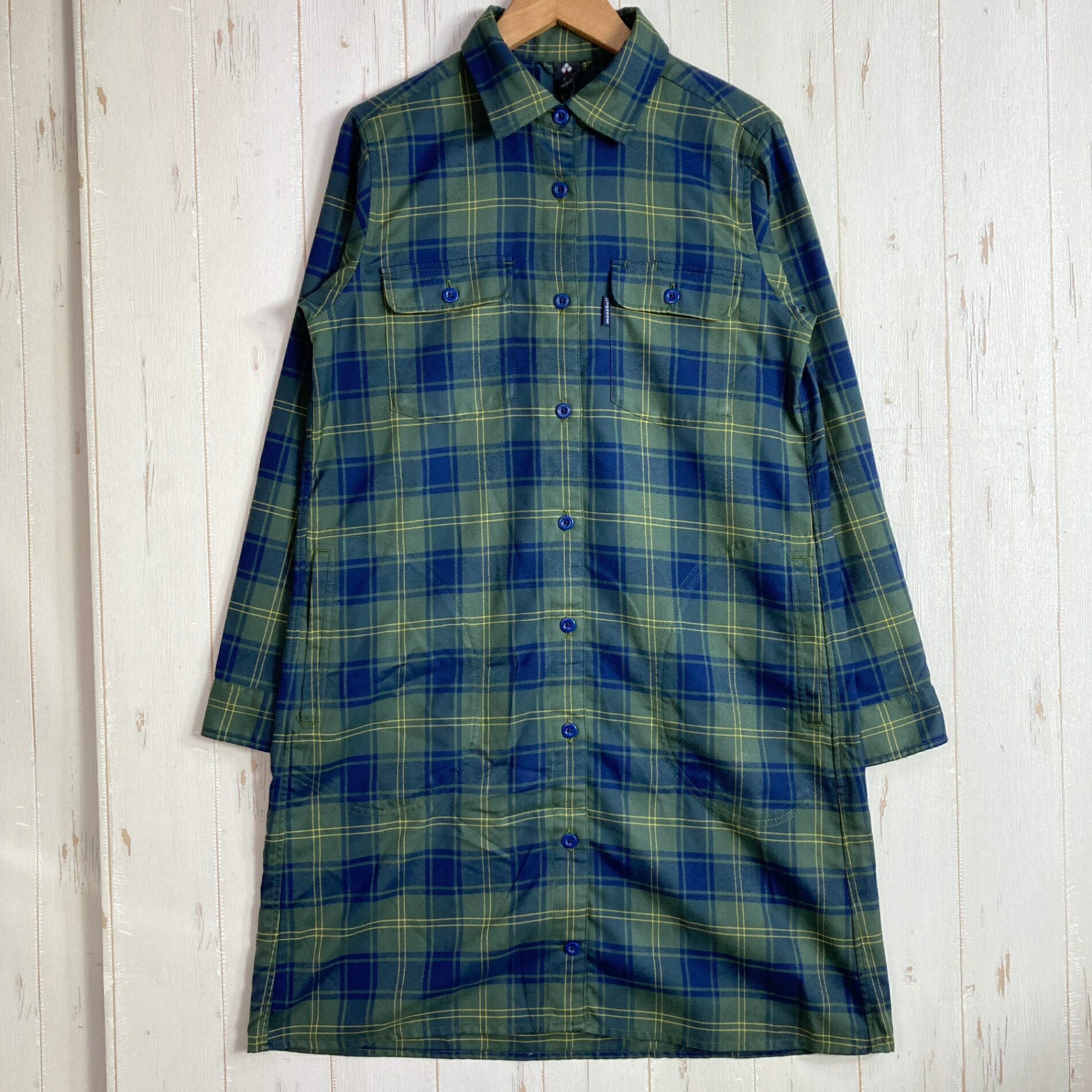 【Women's S】【Women's S グリーン系】Montbell ( モンベル ) ウィックオーディー シャツ ワンピース WIC.O.D. Shirt One-piece ポリエステル ウェア ドレス ワンピース z00058070 グリーン系 ウェア ドレス ワンピース ・セカンドギア在庫コード: ITY7X71ZPID4（お問い合わせの際はこちらをお伝え下さい） ・メーカー: Montbell ( モンベル ) ・型番: 1114335 ■生産情報 ・生産国: インド ( India ) ■素材情報 ・組成: ポリエステル100% ■サイズ情報 ・Fit: Asian ・Gender/Age: Women's ・代表サイズ: S ■カラー ・カラー系統: グリーン系 ・カラー系統2: アイボリー系 ■コンディション ・グレード: 中古A ※グレーディング目安　 ├ 新品：当店オリジナル製品 ├ 未使用：新古品 ├ 中古S：新品同様 ├ 中古A：美中古 ├ 中古B：良い状態の中古 ├ 中古C：通常使用可能な中古 └ 中古D：通常使用困難な中古 ・コンディション詳細・備考: ■状態スコア：77 / 100 点 ■状態明細：若干の使用感 / 若干の毛羽立ち（各所） ■採寸値・実測値 ※全て外寸値です。また、手作業による採寸および簡易な秤による計測のため、誤差はご容赦下さい。 ・身幅: 47cm ・すそ幅: 55cm ・着丈: 87cm ・肩幅: 38cm ・そで丈: 56cm ・総重量（付属品等含む）: 307g ■カタログスペック ※以下はメーカー公表のスペック値をそのままにご紹介するものです。表現・仕様・付属物の有無等、お品物現品との完全な一致をお約束するものではございません。 タイツとのコーディネートに最適なトレッキング用シャツワンピースです。柔らかな風合いで、適度な保温性を備えた中厚手のウイックロンを使用しています。