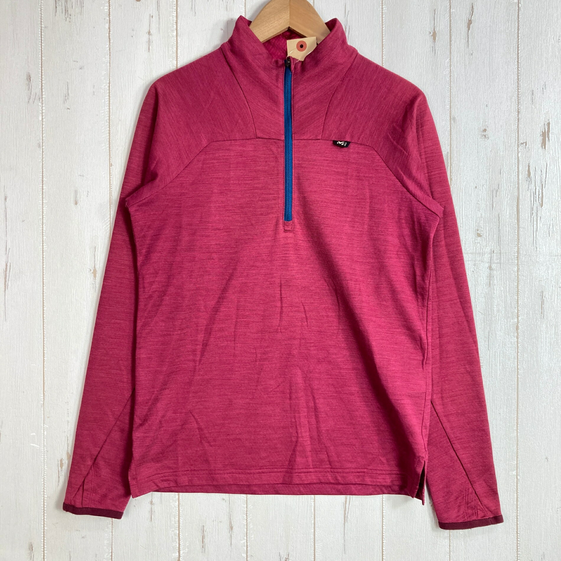 【Women's XS】【Women's XS レッド系】Millet ( ミレー ) キャスター ウール ジップ ロングスリーブ Castor Wool Zip Long Sleeve ポリエステル ウェア トップス インナー シャツ ロングスリーブシャツ ウール z00058072 レッド系 ウェア トップス インナー シャツ ロングスリーブシャツ ウール ・セカンドギア在庫コード: ITROGU7FFIK2（お問い合わせの際はこちらをお伝え下さい） ・メーカー: Millet ( ミレー ) ・型番: MIV01738 ■生産情報 ・生産国: 中国 ( China ) ■素材情報 ・組成: ポリエステル81% / ウール19% ■サイズ情報 ・Gender/Age: Women's ・代表サイズ: XS ・サイズ備考: FR：XS / US：XS / DE：XS / UK：XS / IT：XS / JP：S / CN：S ■カラー ・カラー系統: レッド系 ■コンディション ・グレード: 中古A ※グレーディング目安　 ├ 新品：当店オリジナル製品 ├ 未使用：新古品 ├ 中古S：新品同様 ├ 中古A：美中古 ├ 中古B：良い状態の中古 ├ 中古C：通常使用可能な中古 └ 中古D：通常使用困難な中古 ・コンディション詳細・備考: ■状態スコア：83 / 100 点 ■状態明細：旧モデル / 微細な使用感 ■採寸値・実測値 ※全て外寸値です。また、手作業による採寸および簡易な秤による計測のため、誤差はご容赦下さい。 ・身幅: 43cm ・すそ幅: 41cm ・着丈: 59cm ・ゆき丈: 76cm ■カタログスペック ※以下はメーカー公表のスペック値をそのままにご紹介するものです。表現・仕様・付属物の有無等、お品物現品との完全な一致をお約束するものではございません。 モダンアルパインパフォーマンス用の保温性と快適性に優れるハーフジップ。 表面は保温性と吸湿性に優れたウール混、肌面は吸水・速乾ポリエステルのグリッド構造によるニ層構造ニットで、衣服内の快適性を提供。 運動性を重視したカッティング。 ※ ネコポス・圧縮梱包にご理解・ご協力をお願いします ※ こちらのお品物は基本的に『ネコポス』での発送となります。郵便ポストへの投函にて配達完了となります。また、出荷から配達までの追跡は宅急便と同様に可能ですのでご安心下さい。 当店では、コンパクトに梱包することが可能なお品物につきましては『ネコポス』での発送とさせて頂いております。ウェア・バッグ等の一部ファブリック系商品につきましては、『ネコポス』のシビアなサイズ規定を確実にクリアするため、脱気式圧縮袋を使用する場合がございます。それにより、お品物にシワ等が生じる可能性がございます。また、箱に収納されている状態のお品物（未開封品含む）につきましても、箱から出した状態にて梱包させて頂く可能性がございます。 当店では、原則として全品送料無料（店舗負担）にて発送をさせて頂いております。ですが、近年の燃料費・人件費・物価高騰により運送会社送料も上昇傾向にあり、送料の負担・吸収は年々難しくなってきております。お気軽にご注文頂けるよう、引き続き送料無料サービスを継続して参るため、何卒ご理解・ご協力のほどよろしくお願い致します。 なお、『ネコポス』での発送および圧縮梱包にご了承頂けない場合は、ご注文時に別の配送方法を選択下さい。