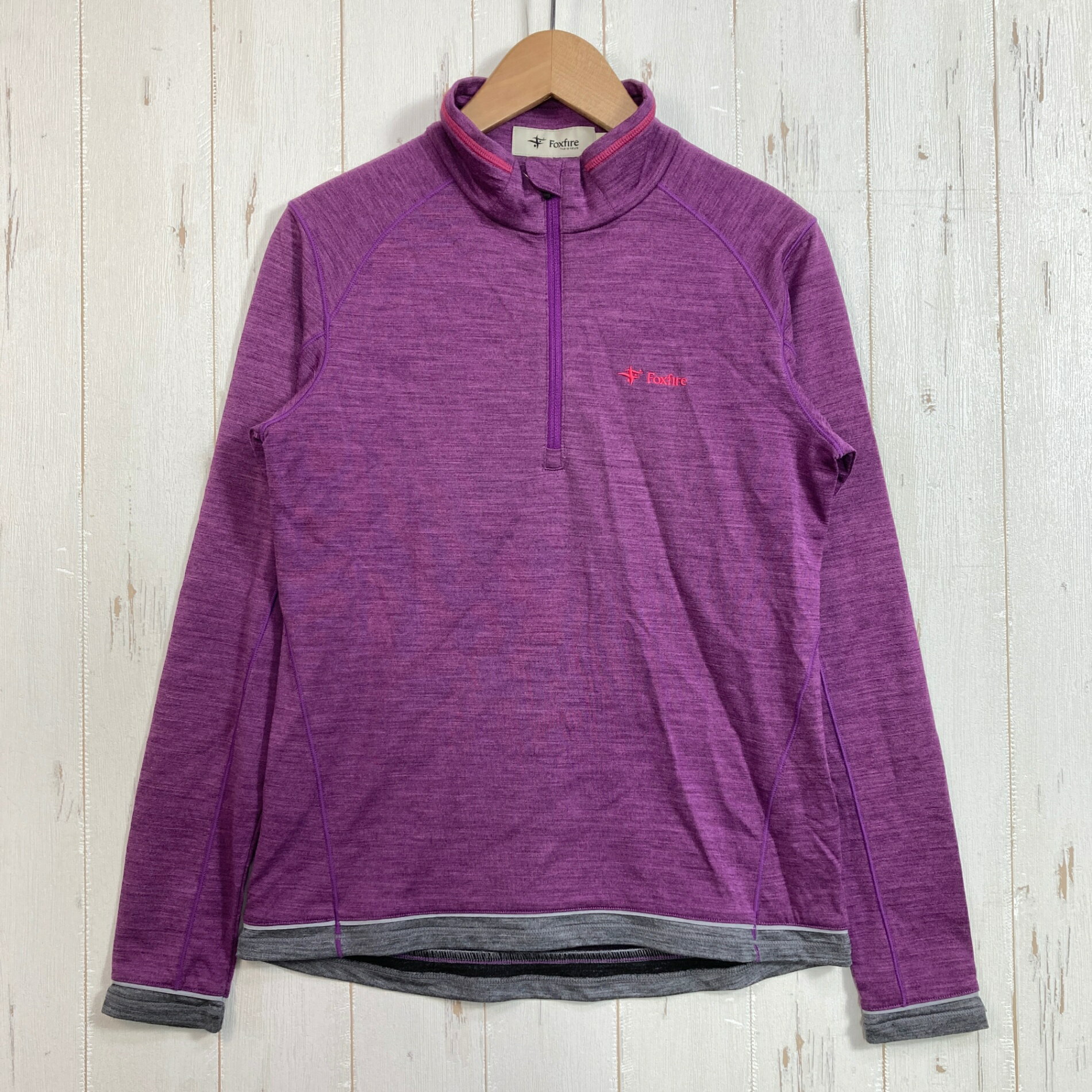 【Women's S】【Women's S パープル系】Foxfire ( フォックスファイヤー ) PP ウール ハーフ ジップ PP Wool Half Zip メリノウール ウェア トップス インナー シャツ ロングスリーブシャツ ウール z00058071 パープル系 ウェア トップス インナー シャツ ロングスリーブシャツ ウール ・セカンドギア在庫コード: ITR2AJS1T2X8（お問い合わせの際はこちらをお伝え下さい） ・メーカー: Foxfire ( フォックスファイヤー ) ・型番: 8115888 ■生産情報 ・生産国: 中国 ( China ) ■素材情報 ・組成: ポリエステル55% / ウール30% / ポリプロピレン15% ■サイズ情報 ・Fit: Asian ・Gender/Age: Women's ・代表サイズ: S ■カラー ・カラー系統: パープル系 ■コンディション ・グレード: 中古A ※グレーディング目安　 ├ 新品：当店オリジナル製品 ├ 未使用：新古品 ├ 中古S：新品同様 ├ 中古A：美中古 ├ 中古B：良い状態の中古 ├ 中古C：通常使用可能な中古 └ 中古D：通常使用困難な中古 ・コンディション詳細・備考: ■状態スコア：83 / 100 点 ■状態明細：旧モデル / 微細な使用感 ■採寸値・実測値 ※全て外寸値です。また、手作業による採寸および簡易な秤による計測のため、誤差はご容赦下さい。 ・身幅: 43cm ・すそ幅: 43cm ・着丈: 58cm ・肩幅: 37cm ・そで丈: 58cm ・総重量（付属品等含む）: 200g ■カタログスペック ※以下はメーカー公表のスペック値をそのままにご紹介するものです。表現・仕様・付属物の有無等、お品物現品との完全な一致をお約束するものではございません。 ハイブリッド素材「ゼロドライウール」を使用したジップアップ。 肌面には、断熱性に優れ、疎水性を持つポリプロピレン、表面にはモイスチャーコントロール機能により気化熱を調整するウールを採用。 身体を暖かくドライに保ち、急激に体温が奪われるのを防ぎます。 オーストラリア産18.5ミクロンの超極細メリノウールは天然の抗菌消臭効果も兼備。 放電テープを縫いこんだ帯電防止仕様。 ※ ネコポス・圧縮梱包にご理解・ご協力をお願いします ※ こちらのお品物は基本的に『ネコポス』での発送となります。郵便ポストへの投函にて配達完了となります。また、出荷から配達までの追跡は宅急便と同様に可能ですのでご安心下さい。 当店では、コンパクトに梱包することが可能なお品物につきましては『ネコポス』での発送とさせて頂いております。ウェア・バッグ等の一部ファブリック系商品につきましては、『ネコポス』のシビアなサイズ規定を確実にクリアするため、脱気式圧縮袋を使用する場合がございます。それにより、お品物にシワ等が生じる可能性がございます。また、箱に収納されている状態のお品物（未開封品含む）につきましても、箱から出した状態にて梱包させて頂く可能性がございます。 当店では、原則として全品送料無料（店舗負担）にて発送をさせて頂いております。ですが、近年の燃料費・人件費・物価高騰により運送会社送料も上昇傾向にあり、送料の負担・吸収は年々難しくなってきております。お気軽にご注文頂けるよう、引き続き送料無料サービスを継続して参るため、何卒ご理解・ご協力のほどよろしくお願い致します。 なお、『ネコポス』での発送および圧縮梱包にご了承頂けない場合は、ご注文時に別の配送方法を選択下さい。