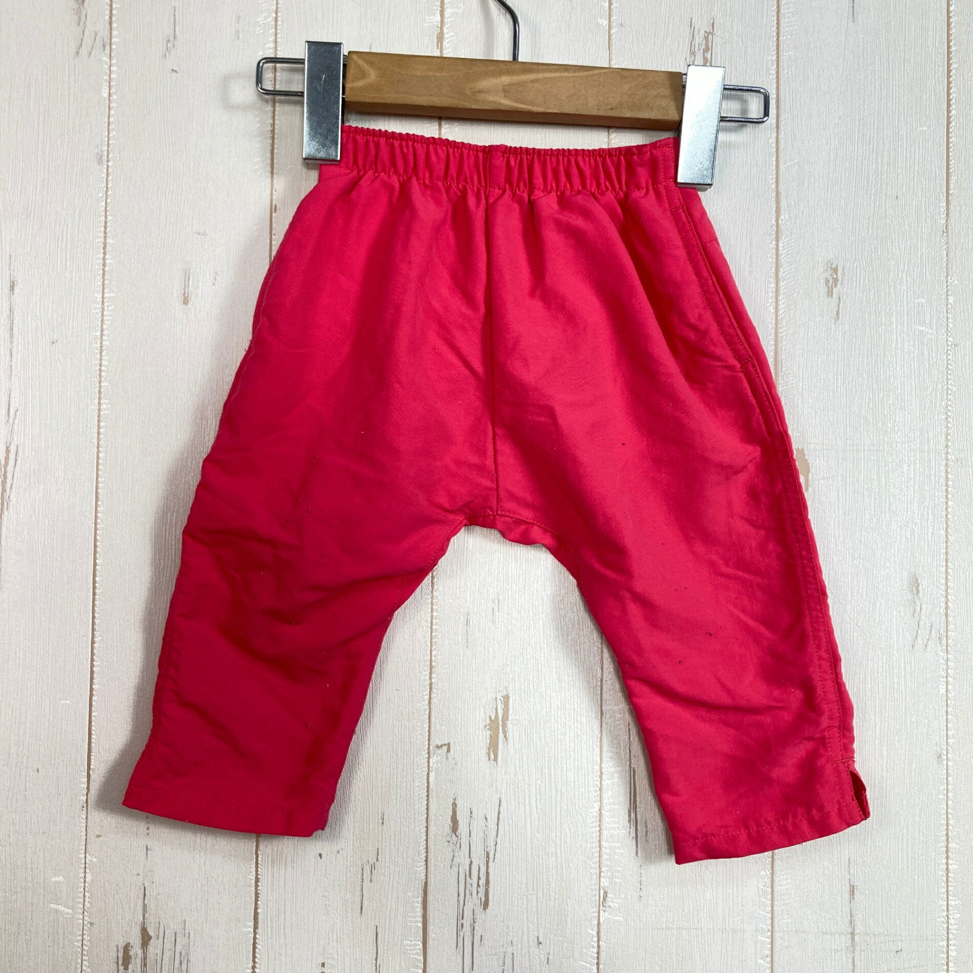【Baby's 6-12M】【Baby's 6-12M ピンク系】2018 Patagonia ( パタゴニア ) ベビー バギーズ パンツ Baby Baggies Pants SRAP ナイロン ウェア ボトムス ショーツ ショートパンツ その他 z00058101 SRAP ピンク系 ウェア ボトムス ショーツ ショートパンツ その他 ・セカンドギア在庫コード: ITSKVCL2A0RE（お問い合わせの際はこちらをお伝え下さい） ・メーカー: Patagonia ( パタゴニア ) ・型番: 61314 ■生産情報 ・生産年: 2018 ・生産期: Spring ・生産国: ベトナム ( Viet Nam ) ■素材情報 ・組成: ナイロン100% ■サイズ情報 ・Fit: International ・Gender/Age: Baby's ・代表サイズ: 6-12M ■カラー ・カタログカラー: SRAP ・カラー系統: ピンク系 ■コンディション ・グレード: 中古B ※グレーディング目安　 ├ 新品：当店オリジナル製品 ├ 未使用：新古品 ├ 中古S：新品同様 ├ 中古A：美中古 ├ 中古B：良い状態の中古 ├ 中古C：通常使用可能な中古 └ 中古D：通常使用困難な中古 ・コンディション詳細・備考: ■状態スコア：64 / 100 点 ■状態明細：旧モデル / 若干の使用感 / 若干の毛玉（各所） / 微細な汚れ（背面などの各所） ■採寸値・実測値 ※全て外寸値です。また、手作業による採寸および簡易な秤による計測のため、誤差はご容赦下さい。 ・総丈: 38cm ・平置胴囲: 38cm ・最大胴囲: 48cm ・股下: 22cm ・股上: 21cm ・わたり: 18cm ・すそ幅: 11cm ・総重量（付属品等含む）: 82g ※ ネコポス・圧縮梱包にご理解・ご協力をお願いします ※ こちらのお品物は基本的に『ネコポス』での発送となります。郵便ポストへの投函にて配達完了となります。また、出荷から配達までの追跡は宅急便と同様に可能ですのでご安心下さい。 当店では、コンパクトに梱包することが可能なお品物につきましては『ネコポス』での発送とさせて頂いております。ウェア・バッグ等の一部ファブリック系商品につきましては、『ネコポス』のシビアなサイズ規定を確実にクリアするため、脱気式圧縮袋を使用する場合がございます。それにより、お品物にシワ等が生じる可能性がございます。また、箱に収納されている状態のお品物（未開封品含む）につきましても、箱から出した状態にて梱包させて頂く可能性がございます。 当店では、原則として全品送料無料（店舗負担）にて発送をさせて頂いております。ですが、近年の燃料費・人件費・物価高騰により運送会社送料も上昇傾向にあり、送料の負担・吸収は年々難しくなってきております。お気軽にご注文頂けるよう、引き続き送料無料サービスを継続して参るため、何卒ご理解・ご協力のほどよろしくお願い致します。 なお、『ネコポス』での発送および圧縮梱包にご了承頂けない場合は、ご注文時に別の配送方法を選択下さい。