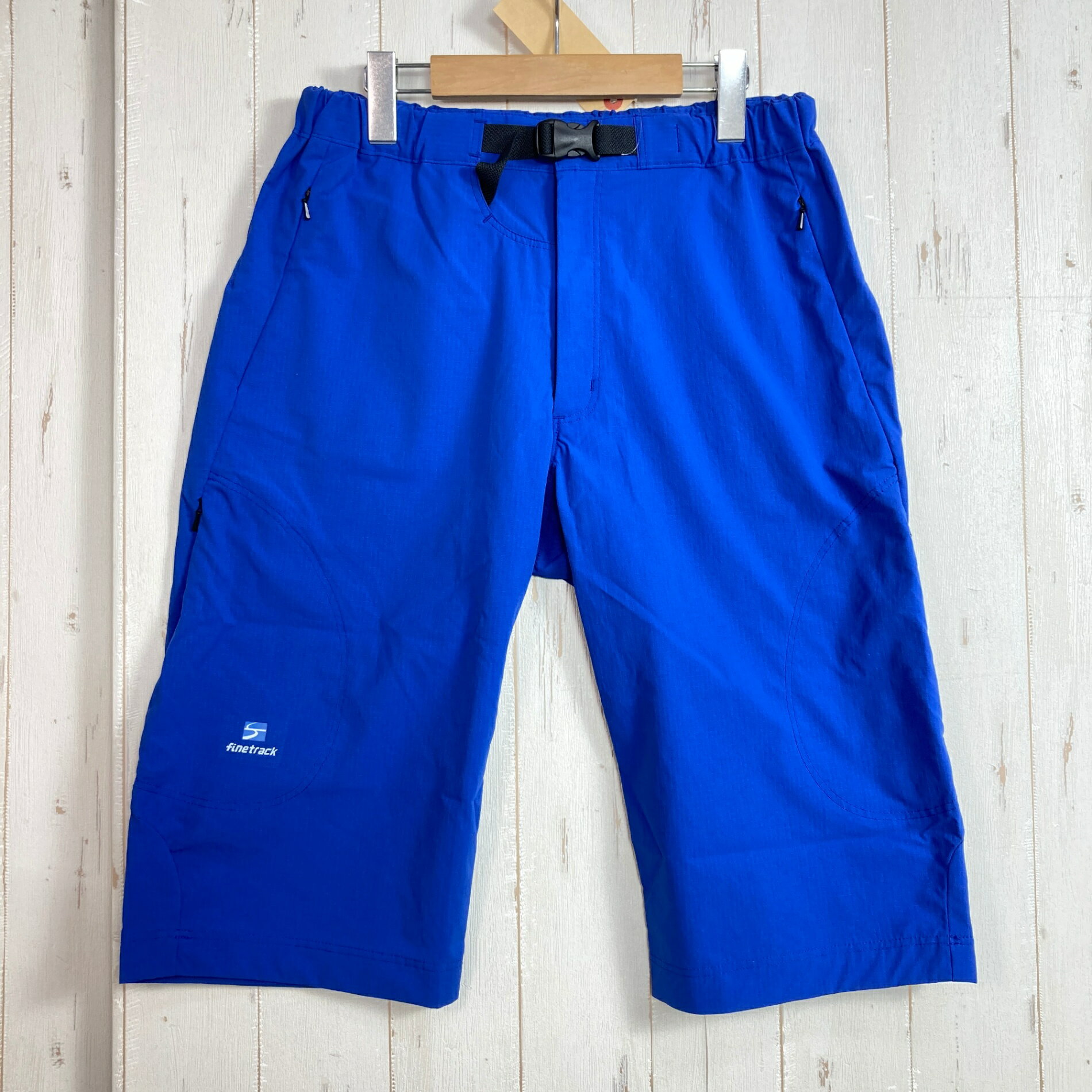 【Men's M】【Men's M ブルー系】Finetrack ( ファイントラック ) カミノ ハーフパンツ ポリエステル ウェア ボトムス ショーツ ショートパンツ ソフトシェル z00059084 ブルー系 ウェア ボトムス ショーツ ショートパンツ ソフトシェル ・セカンドギア在庫コード: ITEKRD1O1NDW（お問い合わせの際はこちらをお伝え下さい） ・メーカー: Finetrack ( ファイントラック ) ■生産情報 ・生産国: 日本 ( Japan ) ■素材情報 ・組成: ポリエステル100% ■サイズ情報 ・Fit: Asian ・Gender/Age: Men's ・代表サイズ: M ■カラー ・カラー系統: ブルー系 ■コンディション ・グレード: 中古A ※グレーディング目安　 ├ 新品：当店オリジナル製品 ├ 未使用：新古品 ├ 中古S：新品同様 ├ 中古A：美中古 ├ 中古B：良い状態の中古 ├ 中古C：通常使用可能な中古 └ 中古D：通常使用困難な中古 ・コンディション詳細・備考: ■状態スコア：83 / 100 点 ■状態明細：旧モデル / 微細な使用感 ■採寸値・実測値 ※全て外寸値です。また、手作業による採寸および簡易な秤による計測のため、誤差はご容赦下さい。 ・総丈: 64cm ・平置胴囲: 74cm ・最大胴囲: 84cm ・股下: 37cm ・股上: 33cm ・わたり: 31cm ・すそ幅: 24cm ・総重量（付属品等含む）: 270g ※ ネコポス・圧縮梱包にご理解・ご協力をお願いします ※ こちらのお品物は基本的に『ネコポス』での発送となります。郵便ポストへの投函にて配達完了となります。また、出荷から配達までの追跡は宅急便と同様に可能ですのでご安心下さい。 当店では、コンパクトに梱包することが可能なお品物につきましては『ネコポス』での発送とさせて頂いております。ウェア・バッグ等の一部ファブリック系商品につきましては、『ネコポス』のシビアなサイズ規定を確実にクリアするため、脱気式圧縮袋を使用する場合がございます。それにより、お品物にシワ等が生じる可能性がございます。また、箱に収納されている状態のお品物（未開封品含む）につきましても、箱から出した状態にて梱包させて頂く可能性がございます。 当店では、原則として全品送料無料（店舗負担）にて発送をさせて頂いております。ですが、近年の燃料費・人件費・物価高騰により運送会社送料も上昇傾向にあり、送料の負担・吸収は年々難しくなってきております。お気軽にご注文頂けるよう、引き続き送料無料サービスを継続して参るため、何卒ご理解・ご協力のほどよろしくお願い致します。 なお、『ネコポス』での発送および圧縮梱包にご了承頂けない場合は、ご注文時に別の配送方法を選択下さい。