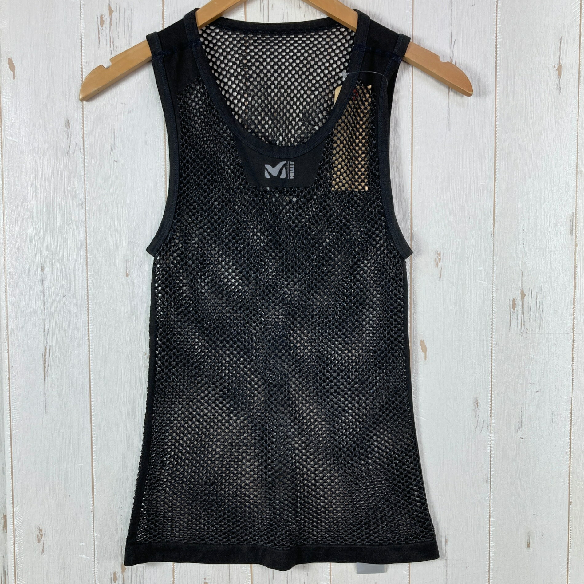 【Men's S/M】【Men's S/M ブラック系】Millet ( ミレー ) ドライナミック メッシュ ノースリーブ クルー DRYNAMIC MESH NS CREW ポリプロピレン ウェア トップス インナー シャツ タンクトップ ノースリーブシャツ z00059368 ブラック系 ウェア トップス インナー シャツ タンクトップ ノースリーブシャツ ・セカンドギア在庫コード: ITGTA11HEND0（お問い合わせの際はこちらをお伝え下さい） ・メーカー: Millet ( ミレー ) ・型番: MV01248 ■生産情報 ・生産国: 中国 ( China ) ■素材情報 ・組成: ポリプロピレン66% / ナイロン28% / ポリウレタン6% ■サイズ情報 ・Gender/Age: Men's ・代表サイズ: S/M ■カラー ・カラー系統: ブラック系 ■コンディション ・グレード: 中古B ※グレーディング目安　 ├ 新品：当店オリジナル製品 ├ 未使用：新古品 ├ 中古S：新品同様 ├ 中古A：美中古 ├ 中古B：良い状態の中古 ├ 中古C：通常使用可能な中古 └ 中古D：通常使用困難な中古 ・コンディション詳細・備考: ■状態スコア：66 / 100 点 ■状態明細：若干の使用感 / 微細なスレ（各所 / 各所にヨレ） / 若干の破れ（肩甲骨中央部の付近を中心に各所） ■採寸値・実測値 ※全て外寸値です。また、手作業による採寸および簡易な秤による計測のため、誤差はご容赦下さい。 ・身幅: 34cm ・すそ幅: 37cm ・着丈: 61cm ・肩幅: 30cm ・総重量（付属品等含む）: 85g ■カタログスペック ※以下はメーカー公表のスペック値をそのままにご紹介するものです。表現・仕様・付属物の有無等、お品物現品との完全な一致をお約束するものではございません。 一年を通して発汗による"冷え"と不快感を軽減する、究極のドライ感を実現した次世代のアンダーウェア（肌着）。疎水性に優れ、熱伝導率の低いポリプロピレンをベースに、かさ高メッシュで編み上げることで肌面の汗を素早く吸収し、上位のベースレイヤーに拡散します。さらに汗を吸ったベースレイヤーはメッシュの厚みによって肌から遠ざけられ、肌面の冷えを防ぎ、ドライ感を保ちます。気温の高い季節や薄手のレイヤーに合わせやすいノースリーブタイプ。 ※ ネコポス・圧縮梱包にご理解・ご協力をお願いします ※ こちらのお品物は基本的に『ネコポス』での発送となります。郵便ポストへの投函にて配達完了となります。また、出荷から配達までの追跡は宅急便と同様に可能ですのでご安心下さい。 当店では、コンパクトに梱包することが可能なお品物につきましては『ネコポス』での発送とさせて頂いております。ウェア・バッグ等の一部ファブリック系商品につきましては、『ネコポス』のシビアなサイズ規定を確実にクリアするため、脱気式圧縮袋を使用する場合がございます。それにより、お品物にシワ等が生じる可能性がございます。また、箱に収納されている状態のお品物（未開封品含む）につきましても、箱から出した状態にて梱包させて頂く可能性がございます。 当店では、原則として全品送料無料（店舗負担）にて発送をさせて頂いております。ですが、近年の燃料費・人件費・物価高騰により運送会社送料も上昇傾向にあり、送料の負担・吸収は年々難しくなってきております。お気軽にご注文頂けるよう、引き続き送料無料サービスを継続して参るため、何卒ご理解・ご協力のほどよろしくお願い致します。 なお、『ネコポス』での発送および圧縮梱包にご了承頂けない場合は、ご注文時に別の配送方法を選択下さい。