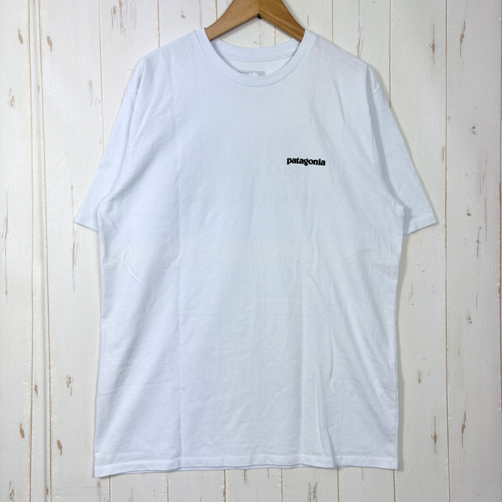 【Men's S】【Men's S ホワイト系】2026 Patagonia ( パタゴニア ) P 6 ロゴ レスポンシビリティー ティー P 6 Logo Responsibili Tee コットン ウェア トップス インナー シャツ ショートスリーブTシャツ クルーネック コットン z00059429 ホワイト系 ウェア トップス インナー シャツ ショートスリーブTシャツ クルーネック コットン ・セカンドギア在庫コード: ITTQJ1WI97FI（お問い合わせの際はこちらをお伝え下さい） ・メーカー: Patagonia ( パタゴニア ) ・型番: 38504 ■生産情報 ・生産年: 2026 ・生産期: Spring ・生産国: メキシコ ( Mexico ) ■素材情報 ・組成: コットン50% / ポリエステル50% ■サイズ情報 ・Fit: International ・Gender/Age: Men's ・代表サイズ: S ■カラー ・カラー系統: ホワイト系 ■コンディション ・グレード: 中古S ※グレーディング目安　 ├ 新品：当店オリジナル製品 ├ 未使用：新古品 ├ 中古S：新品同様 ├ 中古A：美中古 ├ 中古B：良い状態の中古 ├ 中古C：通常使用可能な中古 └ 中古D：通常使用困難な中古 ・コンディション詳細・備考: ■状態スコア：92 / 100 点 ■状態明細：微細な使用感 ■採寸値・実測値 ※全て外寸値です。また、手作業による採寸および簡易な秤による計測のため、誤差はご容赦下さい。 ・身幅: 51cm ・すそ幅: 49cm ・着丈: 66cm ・肩幅: 44cm ・そで丈: 24cm ・総重量（付属品等含む）: 210g ■カタログスペック ※以下はメーカー公表のスペック値をそのままにご紹介するものです。表現・仕様・付属物の有無等、お品物現品との完全な一致をお約束するものではございません。 リサイクル素材を使用し、定番のグラフィックをあしらったTシャツ。端切れと回収されたペットボトルを利用し、バージン素材への依存を削減。フェアトレード・サーティファイドの工場で製造 ※ ネコポス・圧縮梱包にご理解・ご協力をお願いします ※ こちらのお品物は基本的に『ネコポス』での発送となります。郵便ポストへの投函にて配達完了となります。また、出荷から配達までの追跡は宅急便と同様に可能ですのでご安心下さい。 当店では、コンパクトに梱包することが可能なお品物につきましては『ネコポス』での発送とさせて頂いております。ウェア・バッグ等の一部ファブリック系商品につきましては、『ネコポス』のシビアなサイズ規定を確実にクリアするため、脱気式圧縮袋を使用する場合がございます。それにより、お品物にシワ等が生じる可能性がございます。また、箱に収納されている状態のお品物（未開封品含む）につきましても、箱から出した状態にて梱包させて頂く可能性がございます。 当店では、原則として全品送料無料（店舗負担）にて発送をさせて頂いております。ですが、近年の燃料費・人件費・物価高騰により運送会社送料も上昇傾向にあり、送料の負担・吸収は年々難しくなってきております。お気軽にご注文頂けるよう、引き続き送料無料サービスを継続して参るため、何卒ご理解・ご協力のほどよろしくお願い致します。 なお、『ネコポス』での発送および圧縮梱包にご了承頂けない場合は、ご注文時に別の配送方法を選択下さい。