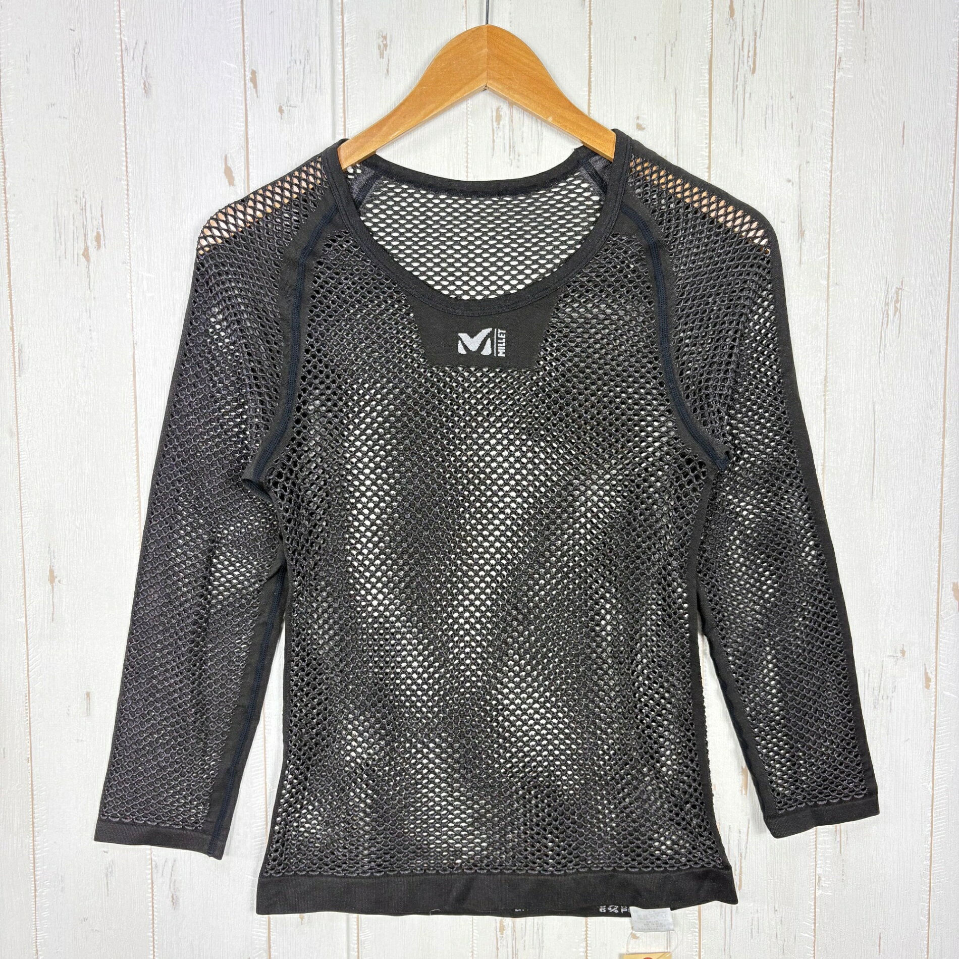 【Men's S/M】【Men's S/M ブラック系】Millet ( ミレー ) ドライナミック メッシュ 3/4 スリーブ クルー DRYNAMIC MESH 3/4 SLEEVE CREW ポリプロピレン ウェア トップス インナー シャツ ロングスリーブTシャツ クルーネック 化繊 z00059374 ブラック系 ウェア トップス インナー シャツ ロングスリーブTシャツ クルーネック 化繊 ・セカンドギア在庫コード: ITUSSUHJKGRK（お問い合わせの際はこちらをお伝え下さい） ・メーカー: Millet ( ミレー ) ・型番: MIV01356 ■生産情報 ・生産国: 中国 ( China ) ■素材情報 ・組成: ポリプロピレン66% / ナイロン23% / ポリウレタン6% ■サイズ情報 ・Gender/Age: Men's ・代表サイズ: S/M ■カラー ・カラー系統: ブラック系 ■コンディション ・グレード: 中古A ※グレーディング目安　 ├ 新品：当店オリジナル製品 ├ 未使用：新古品 ├ 中古S：新品同様 ├ 中古A：美中古 ├ 中古B：良い状態の中古 ├ 中古C：通常使用可能な中古 └ 中古D：通常使用困難な中古 ・コンディション詳細・備考: ■状態スコア：85 / 100 点 ■状態明細：微細な使用感 / 微細な毛玉（生地の継ぎ目パイピングなどの各所） ■採寸値・実測値 ※全て外寸値です。また、手作業による採寸および簡易な秤による計測のため、誤差はご容赦下さい。 ・身幅: 40cm ・すそ幅: 40cm ・着丈: 59cm ・ゆき丈: 73cm ・総重量（付属品等含む）: 130g ■カタログスペック ※以下はメーカー公表のスペック値をそのままにご紹介するものです。表現・仕様・付属物の有無等、お品物現品との完全な一致をお約束するものではございません。 一年を通して発汗による"冷え"と不快感を軽減する、究極のドライ感を実現した次世代のアンダーウェア（肌着）。疎水性に優れ、熱伝導率の低いポリプロピレンをベースに、かさ高メッシュで編み上げることで肌面の汗を素早く吸収し、上位のベースレイヤーに拡散します。さらに汗を吸ったベースレイヤーはメッシュの厚みによって肌から遠ざけられ、肌面の冷えを防ぎ、ドライ感を保ちます。冬のアクティビティに最適な七分丈タイプ。 ※ ネコポス・圧縮梱包にご理解・ご協力をお願いします ※ こちらのお品物は基本的に『ネコポス』での発送となります。郵便ポストへの投函にて配達完了となります。また、出荷から配達までの追跡は宅急便と同様に可能ですのでご安心下さい。 当店では、コンパクトに梱包することが可能なお品物につきましては『ネコポス』での発送とさせて頂いております。ウェア・バッグ等の一部ファブリック系商品につきましては、『ネコポス』のシビアなサイズ規定を確実にクリアするため、脱気式圧縮袋を使用する場合がございます。それにより、お品物にシワ等が生じる可能性がございます。また、箱に収納されている状態のお品物（未開封品含む）につきましても、箱から出した状態にて梱包させて頂く可能性がございます。 当店では、原則として全品送料無料（店舗負担）にて発送をさせて頂いております。ですが、近年の燃料費・人件費・物価高騰により運送会社送料も上昇傾向にあり、送料の負担・吸収は年々難しくなってきております。お気軽にご注文頂けるよう、引き続き送料無料サービスを継続して参るため、何卒ご理解・ご協力のほどよろしくお願い致します。 なお、『ネコポス』での発送および圧縮梱包にご了承頂けない場合は、ご注文時に別の配送方法を選択下さい。