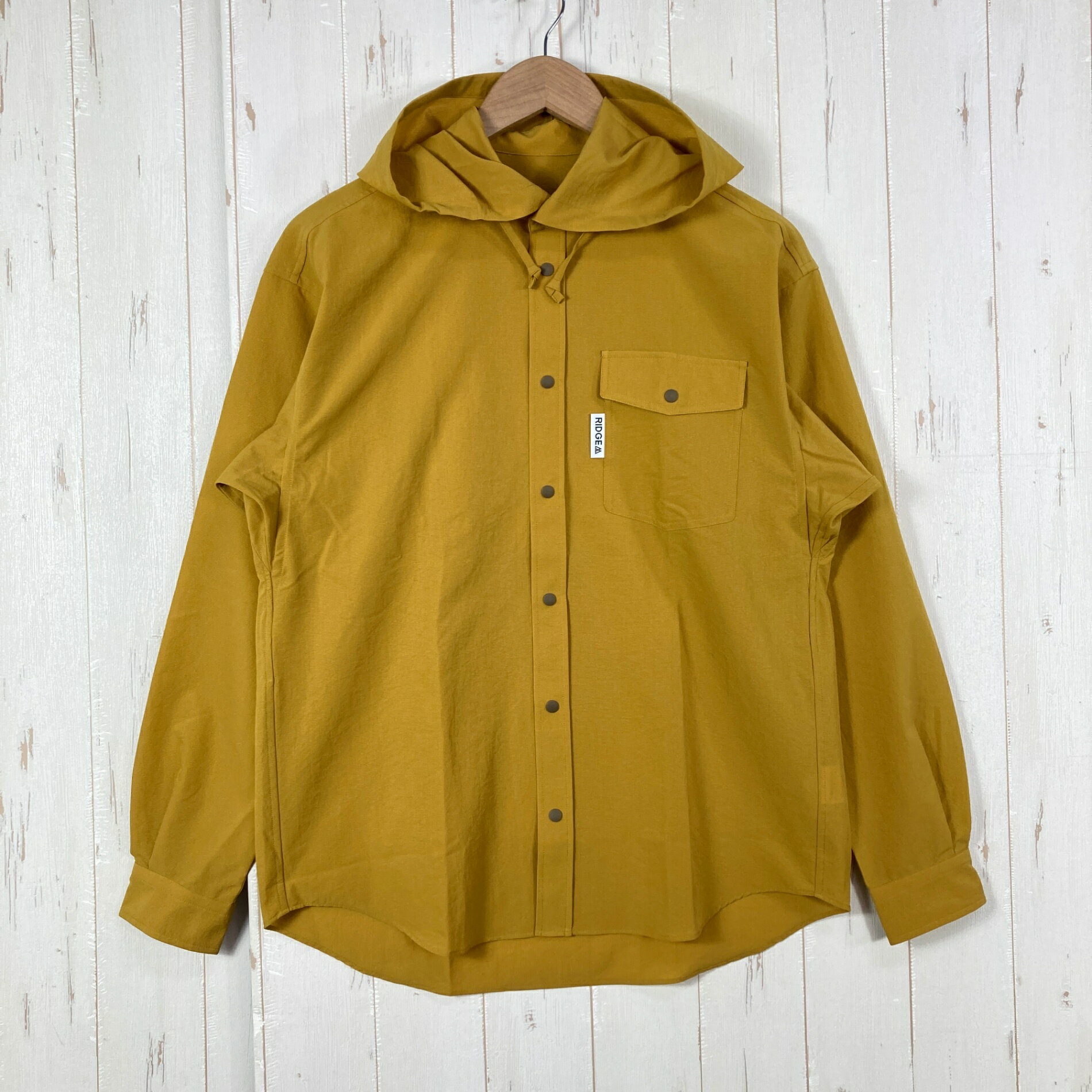 【Men's S】【Men's S イエロー系】Ridge Mountain Gear ( リッジマウンテンギア ) フーデッド ロングスリーブ シャツ Hooded Long Sleeve Shirt Rustic Mustard ポリエステル ウェア トップス インナー シャツ ロングスリーブシャツ 化繊 z00056684 Rustic Mustard イエロー系 ウェア トップス インナー シャツ ロングスリーブシャツ 化繊 ・セカンドギア在庫コード: ITDYO091YT3O（お問い合わせの際はこちらをお伝え下さい） ・メーカー: Ridge Mountain Gear ( リッジマウンテンギア ) ■生産情報 ・生産国: 日本 ( Japan ) ■素材情報 ・組成: ポリエステル100% ■サイズ情報 ・Fit: Asian ・Gender/Age: Men's ・代表サイズ: S ■カラー ・カタログカラー: Rustic Mustard ・カラー系統: イエロー系 ■コンディション ・グレード: 未使用 ※グレーディング目安　 ├ 新品：当店オリジナル製品 ├ 未使用：新古品 ├ 中古S：新品同様 ├ 中古A：美中古 ├ 中古B：良い状態の中古 ├ 中古C：通常使用可能な中古 └ 中古D：通常使用困難な中古 ・コンディション詳細・備考: ■状態スコア：100 / 100 点 ■状態明細：紙タグあり未使用 ■採寸値・実測値 ※全て外寸値です。また、手作業による採寸および簡易な秤による計測のため、誤差はご容赦下さい。 ・身幅: 56cm ・すそ幅: 47cm ・着丈: 71cm ・肩幅: 52cm ・そで丈: 56cm ・総重量（付属品等含む）: 210g ■カタログスペック ※以下はメーカー公表のスペック値をそのままにご紹介するものです。表現・仕様・付属物の有無等、お品物現品との完全な一致をお約束するものではございません。 このシャツは、異なる収縮率を持つ2種類の特殊ストレッチ糸を使用しており、360°全方向に対して優れたストレッチ性を実現しています。この技術により、あらゆる動きに柔軟に対応し、着用時の快適さが大幅に向上しました。アクティブなシーンでも身体の動きにスムーズに追従し、ストレスを感じることはありません。 この素材は104g/m2という軽量さを誇るだけでなく、高い防シワ性も兼ね備えています。バックパックのポケットや収納スペースに押し込んでも、取り出せばすぐに形状を回復します。手間をかけずに、シャツ本来の美しいシルエットを保つことができます。 ■素材 : ポリエステル 100% ※ ネコポス・圧縮梱包にご理解・ご協力をお願いします ※ こちらのお品物は基本的に『ネコポス』での発送となります。郵便ポストへの投函にて配達完了となります。また、出荷から配達までの追跡は宅急便と同様に可能ですのでご安心下さい。 当店では、コンパクトに梱包することが可能なお品物につきましては『ネコポス』での発送とさせて頂いております。ウェア・バッグ等の一部ファブリック系商品につきましては、『ネコポス』のシビアなサイズ規定を確実にクリアするため、脱気式圧縮袋を使用する場合がございます。それにより、お品物にシワ等が生じる可能性がございます。また、箱に収納されている状態のお品物（未開封品含む）につきましても、箱から出した状態にて梱包させて頂く可能性がございます。 当店では、原則として全品送料無料（店舗負担）にて発送をさせて頂いております。ですが、近年の燃料費・人件費・物価高騰により運送会社送料も上昇傾向にあり、送料の負担・吸収は年々難しくなってきております。お気軽にご注文頂けるよう、引き続き送料無料サービスを継続して参るため、何卒ご理解・ご協力のほどよろしくお願い致します。 なお、『ネコポス』での発送および圧縮梱包にご了承頂けない場合は、ご注文時に別の配送方法を選択下さい。