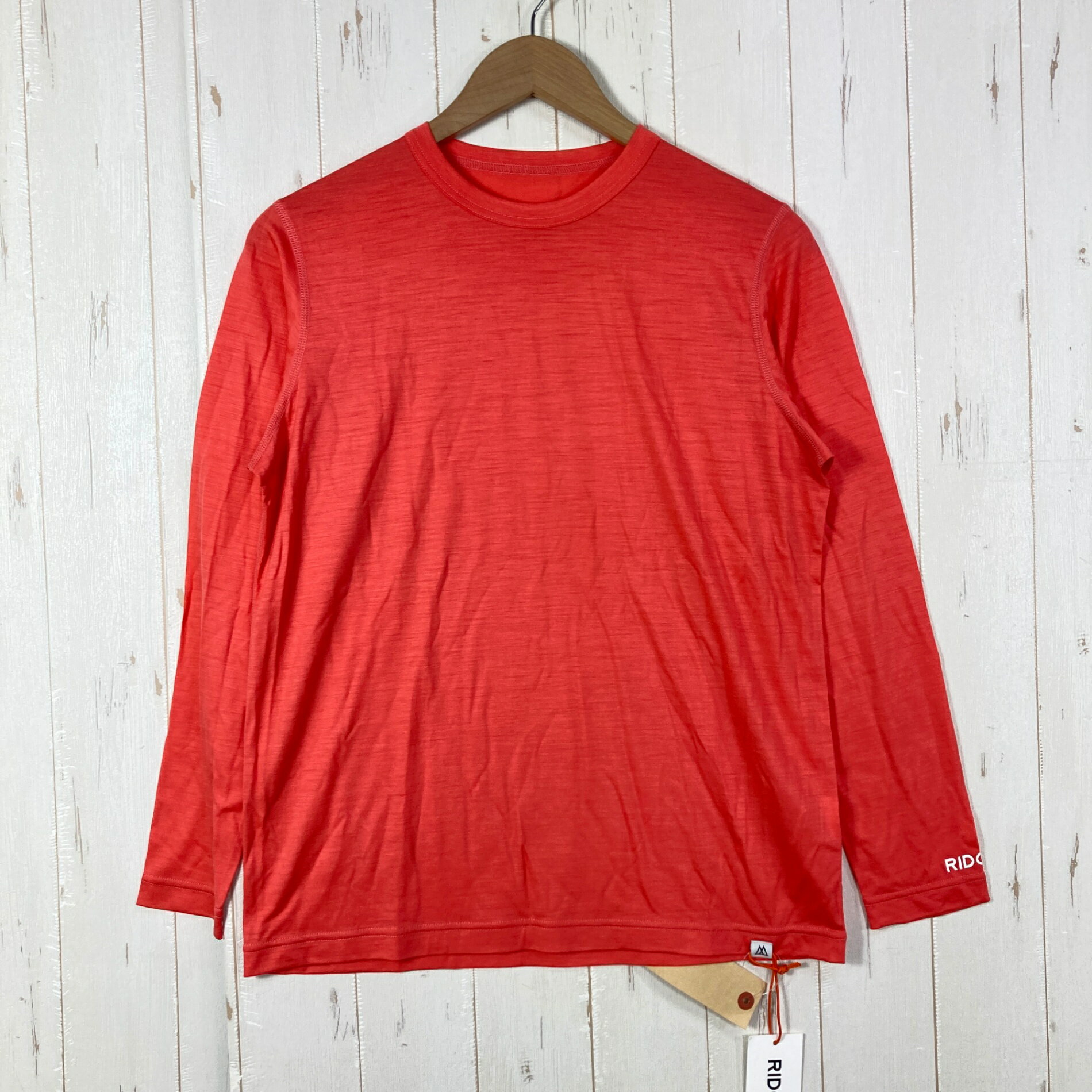 【Women's L】【Women's L ピンク系】Ridge Mountain Gear ( リッジマウンテンギア ) メリノ ベーシック ロングスリーブ ティー Merino Basic Long Sleeve Tee メリノウール ウェア トップス インナー シャツ ロングスリーブTシャツ クルーネック ウール z00056689 ピンク系 ウェア トップス インナー シャツ ロングスリーブTシャツ クルーネック ウール ・セカンドギア在庫コード: ITNAD9QNONOK（お問い合わせの際はこちらをお伝え下さい） ・メーカー: Ridge Mountain Gear ( リッジマウンテンギア ) ■生産情報 ・生産国: 日本 ( Japan ) ■素材情報 ・組成: ウール100% ■サイズ情報 ・Fit: Asian ・Gender/Age: Women's ・代表サイズ: L ■カラー ・カラー系統: ピンク系 ■コンディション ・グレード: 中古S ※グレーディング目安　 ├ 新品：当店オリジナル製品 ├ 未使用：新古品 ├ 中古S：新品同様 ├ 中古A：美中古 ├ 中古B：良い状態の中古 ├ 中古C：通常使用可能な中古 └ 中古D：通常使用困難な中古 ・コンディション詳細・備考: ■状態スコア：90 / 100 点 ■状態明細：旧モデル / 紙タグあり未使用 ■採寸値・実測値 ※全て外寸値です。また、手作業による採寸および簡易な秤による計測のため、誤差はご容赦下さい。 ・身幅: 52cm ・すそ幅: 50cm ・着丈: 63cm ・肩幅: 39cm ・そで丈: 58cm ・総重量（付属品等含む）: 200g ■カタログスペック ※以下はメーカー公表のスペック値をそのままにご紹介するものです。表現・仕様・付属物の有無等、お品物現品との完全な一致をお約束するものではございません。 素材 : ウール 100%（メリノウール） ※ ネコポス・圧縮梱包にご理解・ご協力をお願いします ※ こちらのお品物は基本的に『ネコポス』での発送となります。郵便ポストへの投函にて配達完了となります。また、出荷から配達までの追跡は宅急便と同様に可能ですのでご安心下さい。 当店では、コンパクトに梱包することが可能なお品物につきましては『ネコポス』での発送とさせて頂いております。ウェア・バッグ等の一部ファブリック系商品につきましては、『ネコポス』のシビアなサイズ規定を確実にクリアするため、脱気式圧縮袋を使用する場合がございます。それにより、お品物にシワ等が生じる可能性がございます。また、箱に収納されている状態のお品物（未開封品含む）につきましても、箱から出した状態にて梱包させて頂く可能性がございます。 当店では、原則として全品送料無料（店舗負担）にて発送をさせて頂いております。ですが、近年の燃料費・人件費・物価高騰により運送会社送料も上昇傾向にあり、送料の負担・吸収は年々難しくなってきております。お気軽にご注文頂けるよう、引き続き送料無料サービスを継続して参るため、何卒ご理解・ご協力のほどよろしくお願い致します。 なお、『ネコポス』での発送および圧縮梱包にご了承頂けない場合は、ご注文時に別の配送方法を選択下さい。