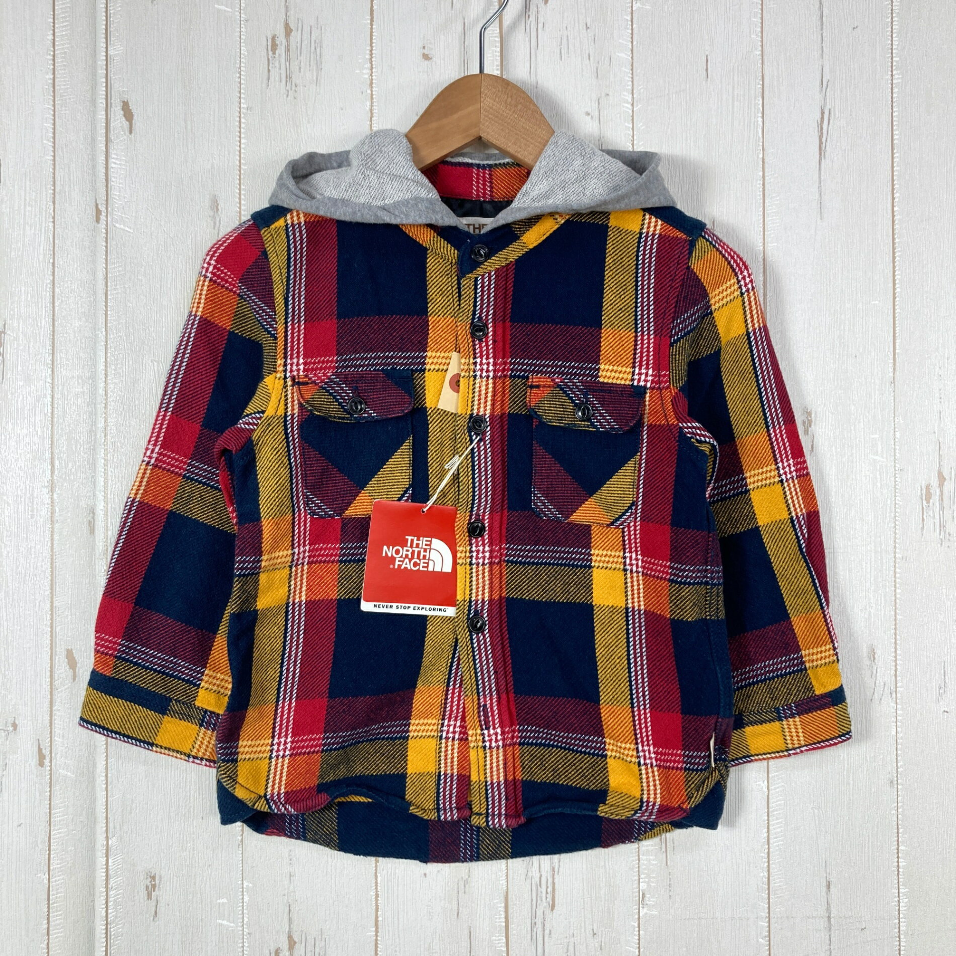 【Kid's 120】【Kid's 120 ネイビー系】The North Face ( ザ・ノースフェイス ) フーデッド ジャック シャツ Hooded Jac Shirt コットン ウェア トップス インナー シャツ ロングスリーブシャツ コットン z00056695 ネイビー系 ウェア トップス インナー シャツ ロングスリーブシャツ コットン ・セカンドギア在庫コード: ITJGBAMYVXAU（お問い合わせの際はこちらをお伝え下さい） ・メーカー: The North Face ( ザ・ノースフェイス ) ・型番: ATJ30851 ■生産情報 ・生産国: 中国 ( China ) ■素材情報 ・組成: コットン100% ■サイズ情報 ・Fit: Asian ・Gender/Age: Kid's ・代表サイズ: 120 ■カラー ・カラー系統: ネイビー系 ・カラー系統2: イエロー系 ■コンディション ・グレード: 中古S ※グレーディング目安　 ├ 新品：当店オリジナル製品 ├ 未使用：新古品 ├ 中古S：新品同様 ├ 中古A：美中古 ├ 中古B：良い状態の中古 ├ 中古C：通常使用可能な中古 └ 中古D：通常使用困難な中古 ・コンディション詳細・備考: ■状態スコア：90 / 100 点 ■状態明細：旧モデル / 紙タグあり未使用 / ※付属品なし（右袖口のボタン・センター最下部のボタン欠品） ■採寸値・実測値 ※全て外寸値です。また、手作業による採寸および簡易な秤による計測のため、誤差はご容赦下さい。 ・身幅: 36cm ・すそ幅: 35cm ・着丈: 46cm ・肩幅: 31cm ・そで丈: 37cm ・総重量（付属品等含む）: 290g