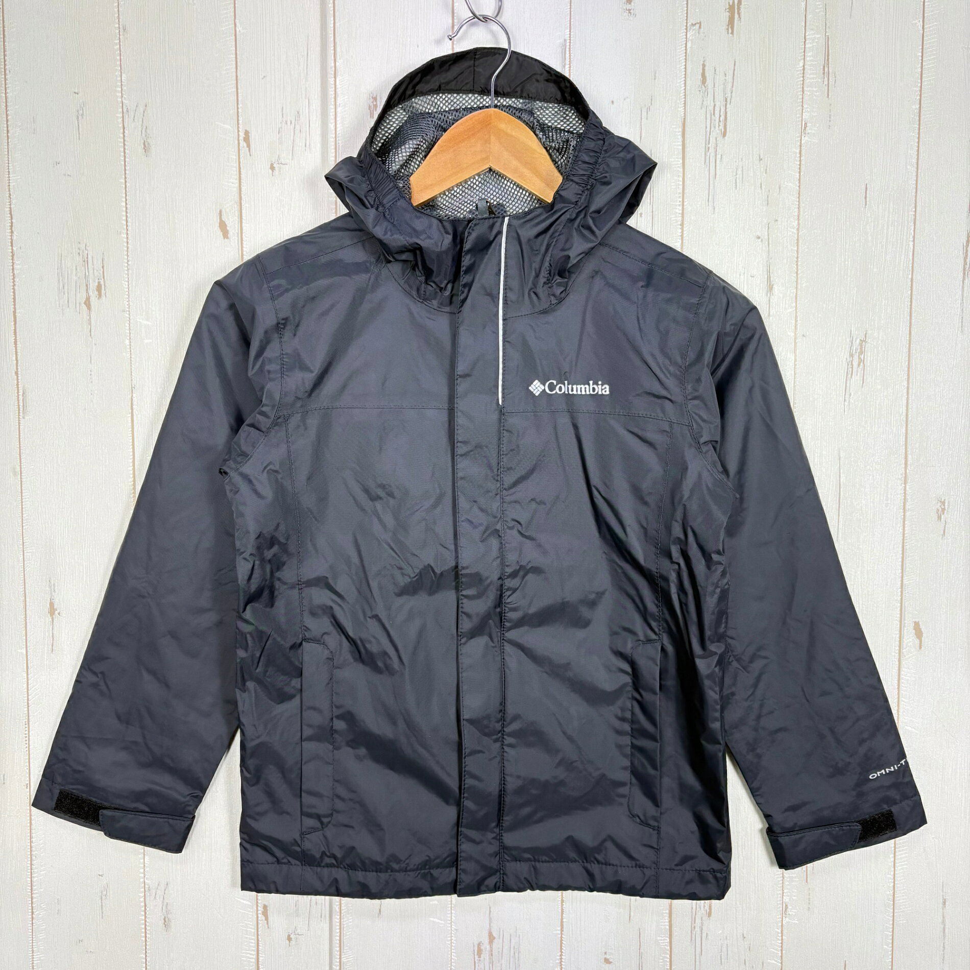 【Kid's S】【Kid's S ブラック系】Columbia ( コロンビア ) ウォーター タイト ジャケット Watertight Jacket ナイロン ウェア トップス アウター ジャケット レインシェル z00059615 ブラック系 ウェア トップス アウター ジャケット レインシェル ・セカンドギア在庫コード: IT5D7ODKV4X7（お問い合わせの際はこちらをお伝え下さい） ・メーカー: Columbia ( コロンビア ) ・型番: RB2118 ■生産情報 ・生産国: ベトナム ( Viet Nam ) ■素材情報 ・組成: 表地：ナイロン100% / 裏地：ポリエステル100% ■サイズ情報 ・Gender/Age: Kid's ・代表サイズ: S ・サイズ備考: 8 ■カラー ・カラー系統: ブラック系 ■コンディション ・グレード: 中古A ※グレーディング目安　 ├ 新品：当店オリジナル製品 ├ 未使用：新古品 ├ 中古S：新品同様 ├ 中古A：美中古 ├ 中古B：良い状態の中古 ├ 中古C：通常使用可能な中古 └ 中古D：通常使用困難な中古 ・コンディション詳細・備考: ■状態スコア：76 / 100 点 ■状態明細：旧モデル / 微細な使用感 / 微細なスレ汚れ（肩甲骨付近などの各所） ■採寸値・実測値 ※全て外寸値です。また、手作業による採寸および簡易な秤による計測のため、誤差はご容赦下さい。 ・身幅: 43cm ・すそ幅: 42cm ・着丈: 53cm ・肩幅: 35cm ・そで丈: 49cm ・総重量（付属品等含む）: 230g ■カタログスペック ※以下はメーカー公表のスペック値をそのままにご紹介するものです。表現・仕様・付属物の有無等、お品物現品との完全な一致をお約束するものではございません。 暗い中で光に反射するリフレクター機能付き。 雨を防いで蒸れも逃す高性能レインジャケット。 子供用でも妥協なし、大人用と同様の防水透湿機能オムニテックを採用した2層レインジャケットです。 完全防水で雨の浸入を防ぐとともに、運動時の蒸れを抑える機能的な仕様です。 裏地はメッシュで肌への張り付きがなく着心地もGOOD。 また、子供の安全と成長を考え、前面と背面の両方にリフレクターを配置し、暗い場所でも光を反射し存在を知らせることができます。 夜間でも車などから子供が確認できるように、視認性が高められています。 ※ ネコポス・圧縮梱包にご理解・ご協力をお願いします ※ こちらのお品物は基本的に『ネコポス』での発送となります。郵便ポストへの投函にて配達完了となります。また、出荷から配達までの追跡は宅急便と同様に可能ですのでご安心下さい。 当店では、コンパクトに梱包することが可能なお品物につきましては『ネコポス』での発送とさせて頂いております。ウェア・バッグ等の一部ファブリック系商品につきましては、『ネコポス』のシビアなサイズ規定を確実にクリアするため、脱気式圧縮袋を使用する場合がございます。それにより、お品物にシワ等が生じる可能性がございます。また、箱に収納されている状態のお品物（未開封品含む）につきましても、箱から出した状態にて梱包させて頂く可能性がございます。 当店では、原則として全品送料無料（店舗負担）にて発送をさせて頂いております。ですが、近年の燃料費・人件費・物価高騰により運送会社送料も上昇傾向にあり、送料の負担・吸収は年々難しくなってきております。お気軽にご注文頂けるよう、引き続き送料無料サービスを継続して参るため、何卒ご理解・ご協力のほどよろしくお願い致します。 なお、『ネコポス』での発送および圧縮梱包にご了承頂けない場合は、ご注文時に別の配送方法を選択下さい。