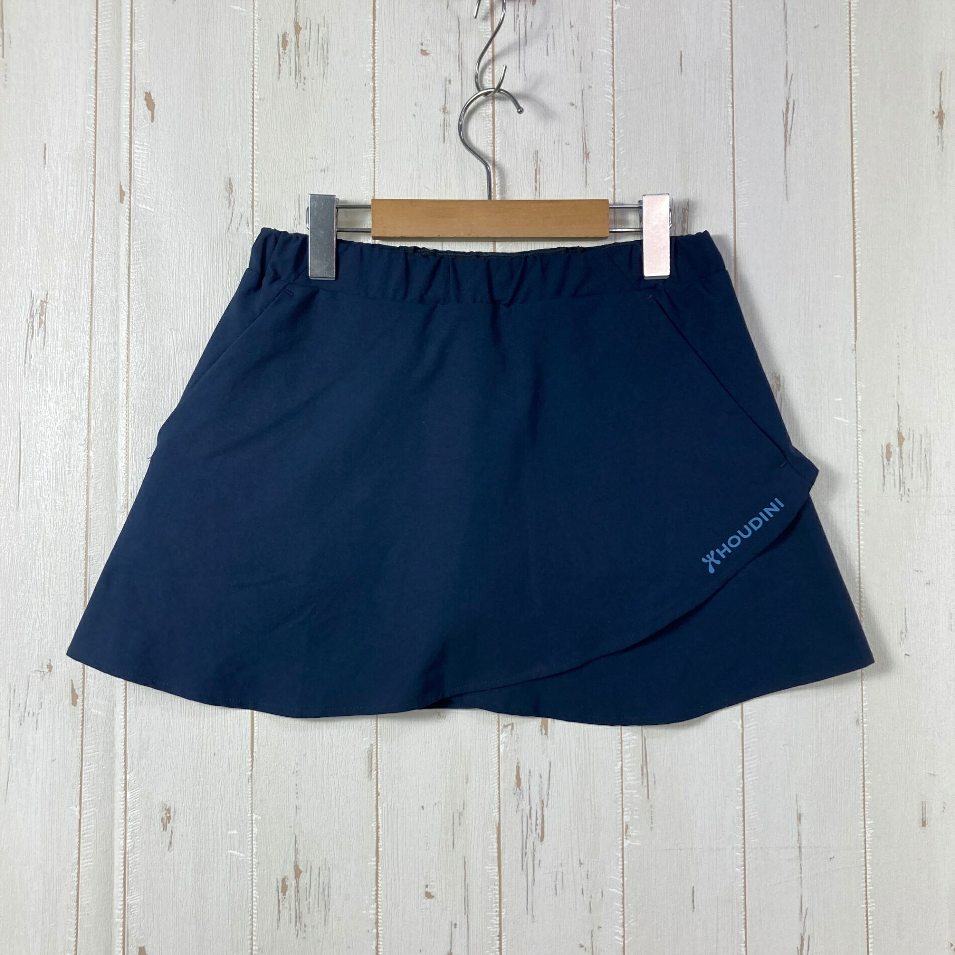 【Women's XS】【Women's XS ネイビー系】Houdini ( フーディニ ) スコート Skort ポリエステル ウェア ボトムス ショーツ ショートパンツ ソフトシェル z00059754 ネイビー系 ウェア ボトムス ショーツ ショートパンツ ソフトシェル ・セカンドギア在庫コード: IT5I3RUQ4B41（お問い合わせの際はこちらをお伝え下さい） ・メーカー: Houdini ( フーディニ ) ・型番: 157544 ■生産情報 ・生産国: ポルトガル ( Portugal ) ■素材情報 ・組成: ポリエステル100% ■サイズ情報 ・Fit: International ・Gender/Age: Women's ・代表サイズ: XS ■カラー ・カラー系統: ネイビー系 ■コンディション ・グレード: 中古A ※グレーディング目安　 ├ 新品：当店オリジナル製品 ├ 未使用：新古品 ├ 中古S：新品同様 ├ 中古A：美中古 ├ 中古B：良い状態の中古 ├ 中古C：通常使用可能な中古 └ 中古D：通常使用困難な中古 ・コンディション詳細・備考: ■状態スコア：76 / 100 点 ■状態明細：旧モデル / 微細な使用感 / 微細な毛玉（内側などの各所） ■採寸値・実測値 ※全て外寸値です。また、手作業による採寸および簡易な秤による計測のため、誤差はご容赦下さい。 ・総丈: 35cm ・平置胴囲: 70cm ・最大胴囲: 82cm ・すそ幅: 27cm ・総重量（付属品等含む）: 160g ■カタログスペック ※以下はメーカー公表のスペック値をそのままにご紹介するものです。表現・仕様・付属物の有無等、お品物現品との完全な一致をお約束するものではございません。 新しいレベルの機能性と多用途性を備えたスカートです。 スカートの外側は柔軟で速乾性の高いWish Woven生地をラップ構造にし、内側には伸縮性、透湿性、速乾性に優れるAspire Jersey生地のショーツを配しています。 暑い夏のランニングやトレッキング、トレーニングやフィットネスに最適で、そのまま街で友人との夕食もできるよう機能性とスタイリッシュなデザインを併せ持ちます。 レギュラーフィットで、両側にはサイドポケットを装備し、さらに抗菌防臭効果のあるpH-pure加工も施されています。 ※ ネコポス・圧縮梱包にご理解・ご協力をお願いします ※ こちらのお品物は基本的に『ネコポス』での発送となります。郵便ポストへの投函にて配達完了となります。また、出荷から配達までの追跡は宅急便と同様に可能ですのでご安心下さい。 当店では、コンパクトに梱包することが可能なお品物につきましては『ネコポス』での発送とさせて頂いております。ウェア・バッグ等の一部ファブリック系商品につきましては、『ネコポス』のシビアなサイズ規定を確実にクリアするため、脱気式圧縮袋を使用する場合がございます。それにより、お品物にシワ等が生じる可能性がございます。また、箱に収納されている状態のお品物（未開封品含む）につきましても、箱から出した状態にて梱包させて頂く可能性がございます。 当店では、原則として全品送料無料（店舗負担）にて発送をさせて頂いております。ですが、近年の燃料費・人件費・物価高騰により運送会社送料も上昇傾向にあり、送料の負担・吸収は年々難しくなってきております。お気軽にご注文頂けるよう、引き続き送料無料サービスを継続して参るため、何卒ご理解・ご協力のほどよろしくお願い致します。 なお、『ネコポス』での発送および圧縮梱包にご了承頂けない場合は、ご注文時に別の配送方法を選択下さい。