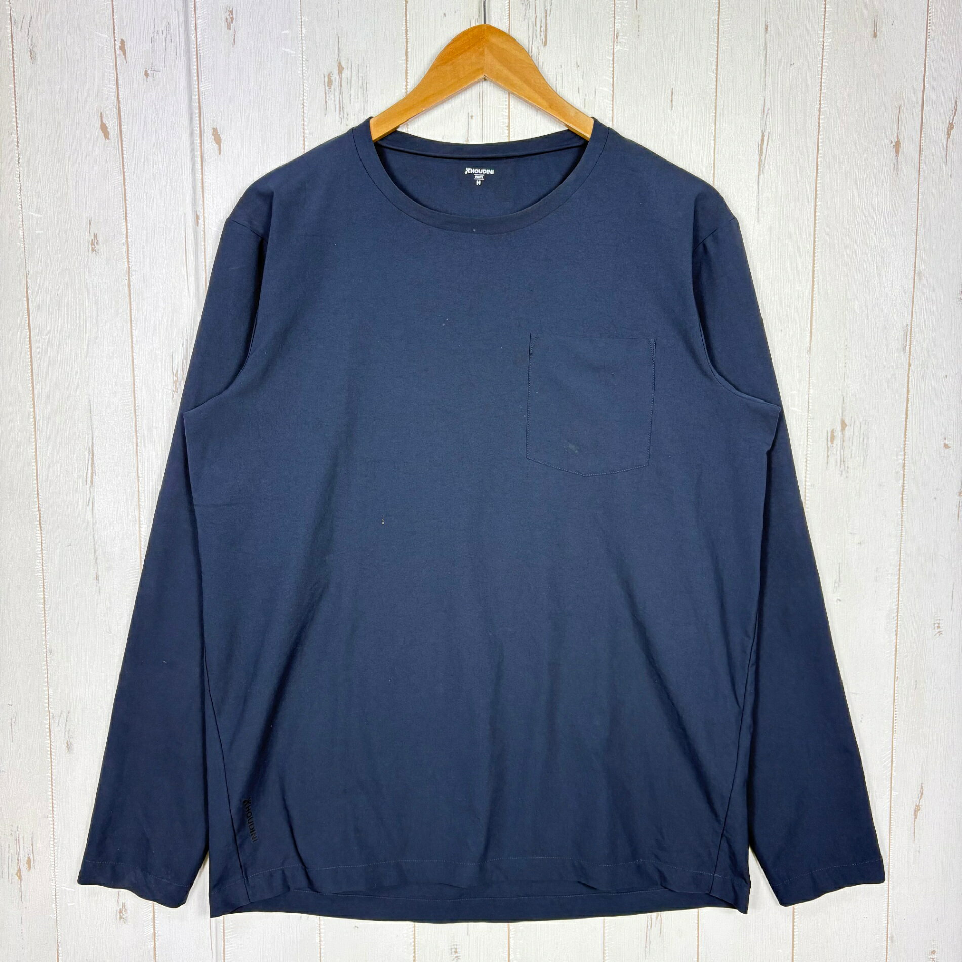 【Men's M】【Men's M ネイビー系】Houdini ( フーディニ ) カバー クルー Cover Crew ポリエステル ウェア トップス インナー シャツ ロングスリーブTシャツ クルーネック 化繊 z00059686 ネイビー系 ウェア トップス インナー シャツ ロングスリーブTシャツ クルーネック 化繊 ・セカンドギア在庫コード: ITBIAFGMPBZ0（お問い合わせの際はこちらをお伝え下さい） ・メーカー: Houdini ( フーディニ ) ・型番: 258694 ■生産情報 ・生産国: ポルトガル ( Portugal ) ■素材情報 ・組成: ポリエステル100% ■サイズ情報 ・Fit: International ・Gender/Age: Men's ・代表サイズ: M ■カラー ・カラー系統: ネイビー系 ■コンディション ・グレード: 中古A ※グレーディング目安　 ├ 新品：当店オリジナル製品 ├ 未使用：新古品 ├ 中古S：新品同様 ├ 中古A：美中古 ├ 中古B：良い状態の中古 ├ 中古C：通常使用可能な中古 └ 中古D：通常使用困難な中古 ・コンディション詳細・備考: ■状態スコア：77 / 100 点 ■状態明細：若干の使用感 / 若干の汚れ（腹部・首回りなどの各所） ■採寸値・実測値 ※全て外寸値です。また、手作業による採寸および簡易な秤による計測のため、誤差はご容赦下さい。 ・身幅: 56cm ・すそ幅: 51cm ・着丈: 73cm ・肩幅: 49cm ・そで丈: 65cm ・総重量（付属品等含む）: 155g ■カタログスペック ※以下はメーカー公表のスペック値をそのままにご紹介するものです。表現・仕様・付属物の有無等、お品物現品との完全な一致をお約束するものではございません。 着心地の良いシンプルなクルーネックのロングスリーブシャツです。 リサイクルポリエステルで作られた生地のWish Wovenはソフトで、コットンのような肌触りと2ウェイストレッチの柔軟性をもち、トレッキングやキャンプでハードに使用できるほどの通気性と耐久性を兼ね備えます。 さらに化学薬品を使用することなくUPF50+の紫外線保護指数を備え、速乾性にも優れるため、カヤックやビーチなど水辺での遊びにも適しています。 左胸にはポケットを配し、レギュラーフィットのデザインを採用しています。 ※ ネコポス・圧縮梱包にご理解・ご協力をお願いします ※ こちらのお品物は基本的に『ネコポス』での発送となります。郵便ポストへの投函にて配達完了となります。また、出荷から配達までの追跡は宅急便と同様に可能ですのでご安心下さい。 当店では、コンパクトに梱包することが可能なお品物につきましては『ネコポス』での発送とさせて頂いております。ウェア・バッグ等の一部ファブリック系商品につきましては、『ネコポス』のシビアなサイズ規定を確実にクリアするため、脱気式圧縮袋を使用する場合がございます。それにより、お品物にシワ等が生じる可能性がございます。また、箱に収納されている状態のお品物（未開封品含む）につきましても、箱から出した状態にて梱包させて頂く可能性がございます。 当店では、原則として全品送料無料（店舗負担）にて発送をさせて頂いております。ですが、近年の燃料費・人件費・物価高騰により運送会社送料も上昇傾向にあり、送料の負担・吸収は年々難しくなってきております。お気軽にご注文頂けるよう、引き続き送料無料サービスを継続して参るため、何卒ご理解・ご協力のほどよろしくお願い致します。 なお、『ネコポス』での発送および圧縮梱包にご了承頂けない場合は、ご注文時に別の配送方法を選択下さい。