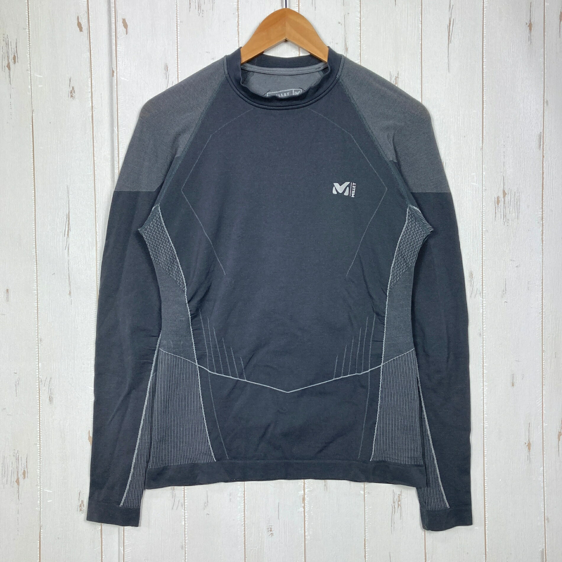 【Men's S/M】【Men's S/M グレー系】Millet ( ミレー ) コンプレッション ロングスリーブ ティー ポリプロピレン ウェア トップス インナー シャツ ロングスリーブTシャツ クルーネック 化繊 z00059355 グレー系 ウェア トップス インナー シャツ ロングスリーブTシャツ クルーネック 化繊 ・セカンドギア在庫コード: IT1GFL0AYY6O（お問い合わせの際はこちらをお伝え下さい） ・メーカー: Millet ( ミレー ) ■生産情報 ・生産国: ドイツ ( Germany ) ■素材情報 ・組成: ポリプロピレン30% / ポリウレタン5% / ウール30% / ナイロン35% ■サイズ情報 ・Gender/Age: Men's ・代表サイズ: S/M ■カラー ・カラー系統: グレー系 ■コンディション ・グレード: 中古C ※グレーディング目安　 ├ 新品：当店オリジナル製品 ├ 未使用：新古品 ├ 中古S：新品同様 ├ 中古A：美中古 ├ 中古B：良い状態の中古 ├ 中古C：通常使用可能な中古 └ 中古D：通常使用困難な中古 ・コンディション詳細・備考: ■状態スコア：56 / 100 点 ■状態明細：旧モデル / 若干の使用感 / 若干のスレ（胸部・背面上部などの各所） / 微細なひきつり（肩甲骨付近などの各所） / 微細な毛羽立ち（各所） ■採寸値・実測値 ※全て外寸値です。また、手作業による採寸および簡易な秤による計測のため、誤差はご容赦下さい。 ・身幅: 45cm ・すそ幅: 44cm ・着丈: 64cm ・ゆき丈: 86cm ・総重量（付属品等含む）: 230g