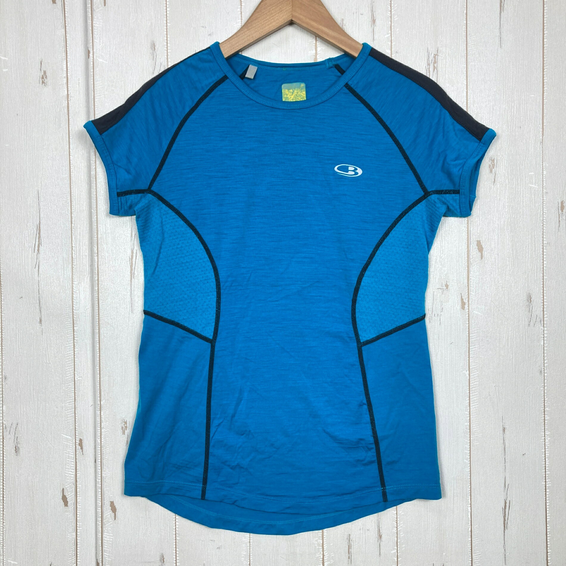 【Women's S】【Women's S ブルー系】Icebreaker ( アイスブレーカー ) メリノ ショートスリーブ サイドメッシュ ティー メリノウール ウェア トップス インナー シャツ ショートスリーブTシャツ クルーネック ウール z00059352 ブルー系 ウェア トップス インナー シャツ ショートスリーブTシャツ クルーネック ウール ・セカンドギア在庫コード: ITBFBYAS50C0（お問い合わせの際はこちらをお伝え下さい） ・メーカー: Icebreaker ( アイスブレーカー ) ・型番: ITW51251 ■生産情報 ・生産国: 中国 ( China ) ■素材情報 ・組成: ウール96% / ポリウレタン4% ■サイズ情報 ・Gender/Age: Women's ・代表サイズ: S ・サイズ備考: ※表記判読不能のためサイズは推定です。実測値をご参照の上ご検討下さい。 ■カラー ・カラー系統: ブルー系 ■コンディション ・グレード: 中古A ※グレーディング目安　 ├ 新品：当店オリジナル製品 ├ 未使用：新古品 ├ 中古S：新品同様 ├ 中古A：美中古 ├ 中古B：良い状態の中古 ├ 中古C：通常使用可能な中古 └ 中古D：通常使用困難な中古 ・コンディション詳細・備考: ■状態スコア：76 / 100 点 ■状態明細：旧モデル / 微細な使用感 / 微細なスレ（胸部のプリントロゴの割れ / 各所スレ） ■採寸値・実測値 ※全て外寸値です。また、手作業による採寸および簡易な秤による計測のため、誤差はご容赦下さい。 ・身幅: 40cm ・すそ幅: 40cm ・着丈: 58cm ・ゆき丈: 27cm ・総重量（付属品等含む）: 140g ※ ネコポス・圧縮梱包にご理解・ご協力をお願いします ※ こちらのお品物は基本的に『ネコポス』での発送となります。郵便ポストへの投函にて配達完了となります。また、出荷から配達までの追跡は宅急便と同様に可能ですのでご安心下さい。 当店では、コンパクトに梱包することが可能なお品物につきましては『ネコポス』での発送とさせて頂いております。ウェア・バッグ等の一部ファブリック系商品につきましては、『ネコポス』のシビアなサイズ規定を確実にクリアするため、脱気式圧縮袋を使用する場合がございます。それにより、お品物にシワ等が生じる可能性がございます。また、箱に収納されている状態のお品物（未開封品含む）につきましても、箱から出した状態にて梱包させて頂く可能性がございます。 当店では、原則として全品送料無料（店舗負担）にて発送をさせて頂いております。ですが、近年の燃料費・人件費・物価高騰により運送会社送料も上昇傾向にあり、送料の負担・吸収は年々難しくなってきております。お気軽にご注文頂けるよう、引き続き送料無料サービスを継続して参るため、何卒ご理解・ご協力のほどよろしくお願い致します。 なお、『ネコポス』での発送および圧縮梱包にご了承頂けない場合は、ご注文時に別の配送方法を選択下さい。