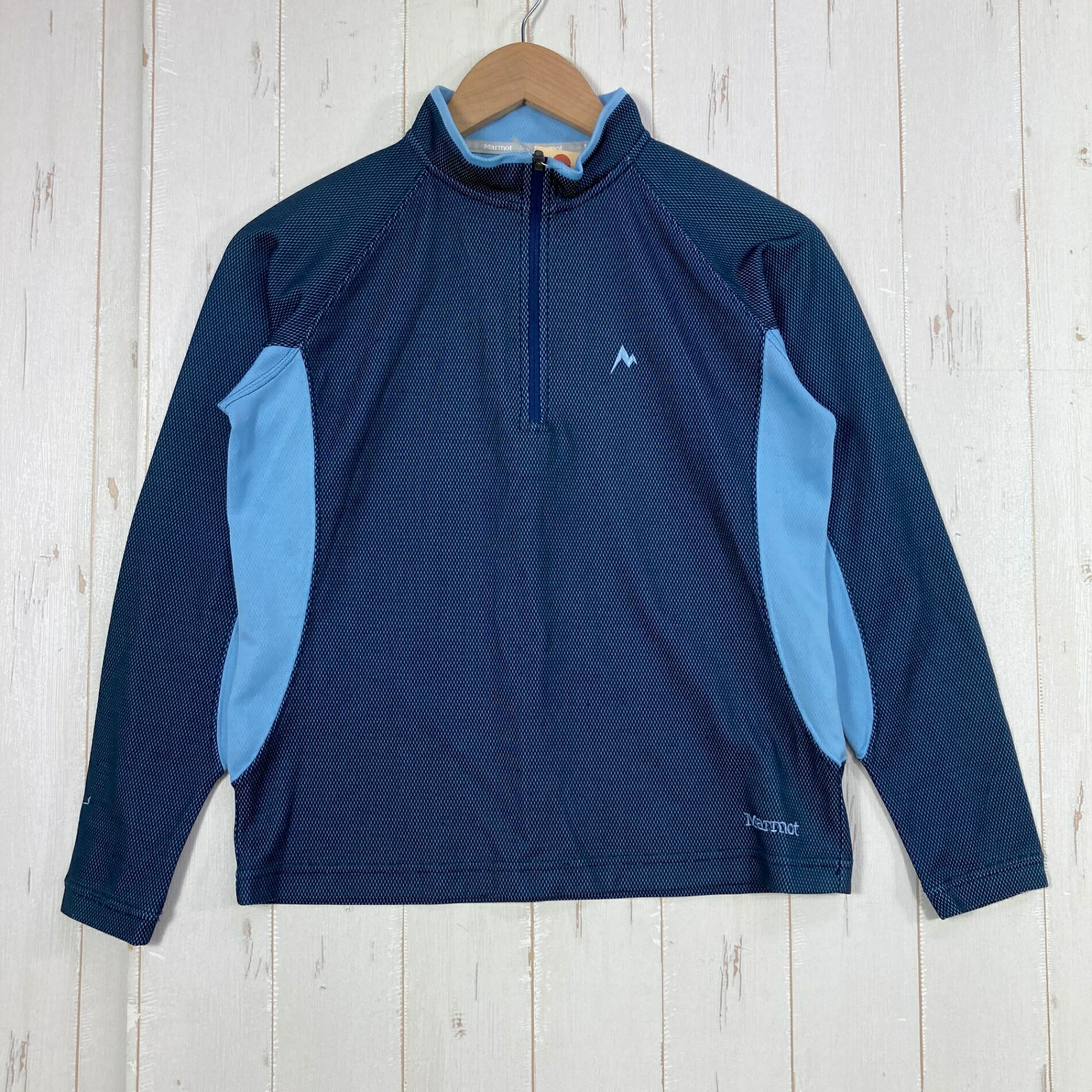 【Women's M】【Women's M ネイビー系】Marmot ( マーモット ) ロングスリーブ ティー ポリエステル ウェア トップス インナー シャツ ロングスリーブシャツ 化繊 z00059349 ネイビー系 ウェア トップス インナー シャツ ロングスリーブシャツ 化繊 ・セカンドギア在庫コード: ITREPATLEDFY（お問い合わせの際はこちらをお伝え下さい） ・メーカー: Marmot ( マーモット ) ・型番: MJK-9409W ■生産情報 ・生産国: 中国 ( China ) ■素材情報 ・組成: ポリエステル100% ■サイズ情報 ・Gender/Age: Women's ・代表サイズ: M ・サイズ備考: FR：36 / US：6 / DE：36 / US：6 / IT：42 / JP：M ■カラー ・カラー系統: ネイビー系 ・カラー系統2: ブルー系 ■コンディション ・グレード: 中古B ※グレーディング目安　 ├ 新品：当店オリジナル製品 ├ 未使用：新古品 ├ 中古S：新品同様 ├ 中古A：美中古 ├ 中古B：良い状態の中古 ├ 中古C：通常使用可能な中古 └ 中古D：通常使用困難な中古 ・コンディション詳細・備考: ■状態スコア：64 / 100 点 ■状態明細：旧モデル / 若干の使用感 / 微細なスレ（脇下などの各所） / 微細なひきつり（背面などの各所） ■採寸値・実測値 ※全て外寸値です。また、手作業による採寸および簡易な秤による計測のため、誤差はご容赦下さい。 ・身幅: 45cm ・すそ幅: 44cm ・着丈: 54cm ・ゆき丈: 73cm ・総重量（付属品等含む）: 154g ※ ネコポス・圧縮梱包にご理解・ご協力をお願いします ※ こちらのお品物は基本的に『ネコポス』での発送となります。郵便ポストへの投函にて配達完了となります。また、出荷から配達までの追跡は宅急便と同様に可能ですのでご安心下さい。 当店では、コンパクトに梱包することが可能なお品物につきましては『ネコポス』での発送とさせて頂いております。ウェア・バッグ等の一部ファブリック系商品につきましては、『ネコポス』のシビアなサイズ規定を確実にクリアするため、脱気式圧縮袋を使用する場合がございます。それにより、お品物にシワ等が生じる可能性がございます。また、箱に収納されている状態のお品物（未開封品含む）につきましても、箱から出した状態にて梱包させて頂く可能性がございます。 当店では、原則として全品送料無料（店舗負担）にて発送をさせて頂いております。ですが、近年の燃料費・人件費・物価高騰により運送会社送料も上昇傾向にあり、送料の負担・吸収は年々難しくなってきております。お気軽にご注文頂けるよう、引き続き送料無料サービスを継続して参るため、何卒ご理解・ご協力のほどよろしくお願い致します。 なお、『ネコポス』での発送および圧縮梱包にご了承頂けない場合は、ご注文時に別の配送方法を選択下さい。