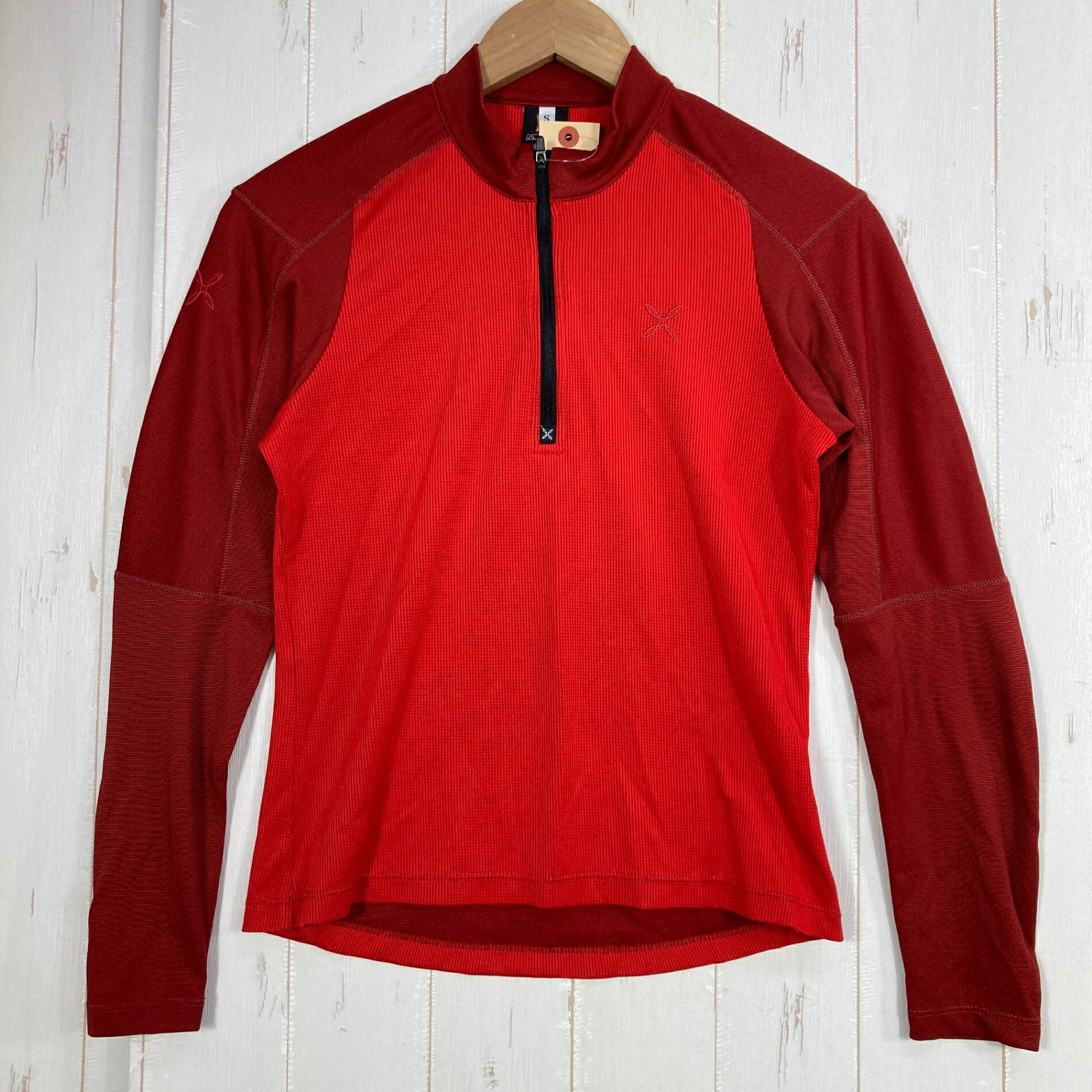 【Women's S】【Women's S レッド系】Montura ( モンチュラ ) ハーフジップ ロングスリーブティー Half Zip Long Sleeve Tee ポリエステル ウェア トップス インナー シャツ ロングスリーブシャツ 化繊 z00059345 レッド系 ウェア トップス インナー シャツ ロングスリーブシャツ 化繊 ・セカンドギア在庫コード: ITTNZMFVVE5M（お問い合わせの際はこちらをお伝え下さい） ・メーカー: Montura ( モンチュラ ) ■生産情報 ・生産国: モルドバ ( Republic of Moldova ) ■素材情報 ・組成: ポリエステル100% ■サイズ情報 ・Gender/Age: Women's ・代表サイズ: S ■カラー ・カラー系統: レッド系 ■コンディション ・グレード: 中古B ※グレーディング目安　 ├ 新品：当店オリジナル製品 ├ 未使用：新古品 ├ 中古S：新品同様 ├ 中古A：美中古 ├ 中古B：良い状態の中古 ├ 中古C：通常使用可能な中古 └ 中古D：通常使用困難な中古 ・コンディション詳細・備考: ■状態スコア：67 / 100 点 ■状態明細：旧モデル / 微細な使用感 / 微細なひきつり（胸部・袖などの各所） / 微細な毛羽立ち（脇下などの各所） ■採寸値・実測値 ※全て外寸値です。また、手作業による採寸および簡易な秤による計測のため、誤差はご容赦下さい。 ・身幅: 41cm ・すそ幅: 40cm ・着丈: 57cm ・肩幅: 15cm ・そで丈: 56cm ・総重量（付属品等含む）: 138g ※ ネコポス・圧縮梱包にご理解・ご協力をお願いします ※ こちらのお品物は基本的に『ネコポス』での発送となります。郵便ポストへの投函にて配達完了となります。また、出荷から配達までの追跡は宅急便と同様に可能ですのでご安心下さい。 当店では、コンパクトに梱包することが可能なお品物につきましては『ネコポス』での発送とさせて頂いております。ウェア・バッグ等の一部ファブリック系商品につきましては、『ネコポス』のシビアなサイズ規定を確実にクリアするため、脱気式圧縮袋を使用する場合がございます。それにより、お品物にシワ等が生じる可能性がございます。また、箱に収納されている状態のお品物（未開封品含む）につきましても、箱から出した状態にて梱包させて頂く可能性がございます。 当店では、原則として全品送料無料（店舗負担）にて発送をさせて頂いております。ですが、近年の燃料費・人件費・物価高騰により運送会社送料も上昇傾向にあり、送料の負担・吸収は年々難しくなってきております。お気軽にご注文頂けるよう、引き続き送料無料サービスを継続して参るため、何卒ご理解・ご協力のほどよろしくお願い致します。 なお、『ネコポス』での発送および圧縮梱包にご了承頂けない場合は、ご注文時に別の配送方法を選択下さい。