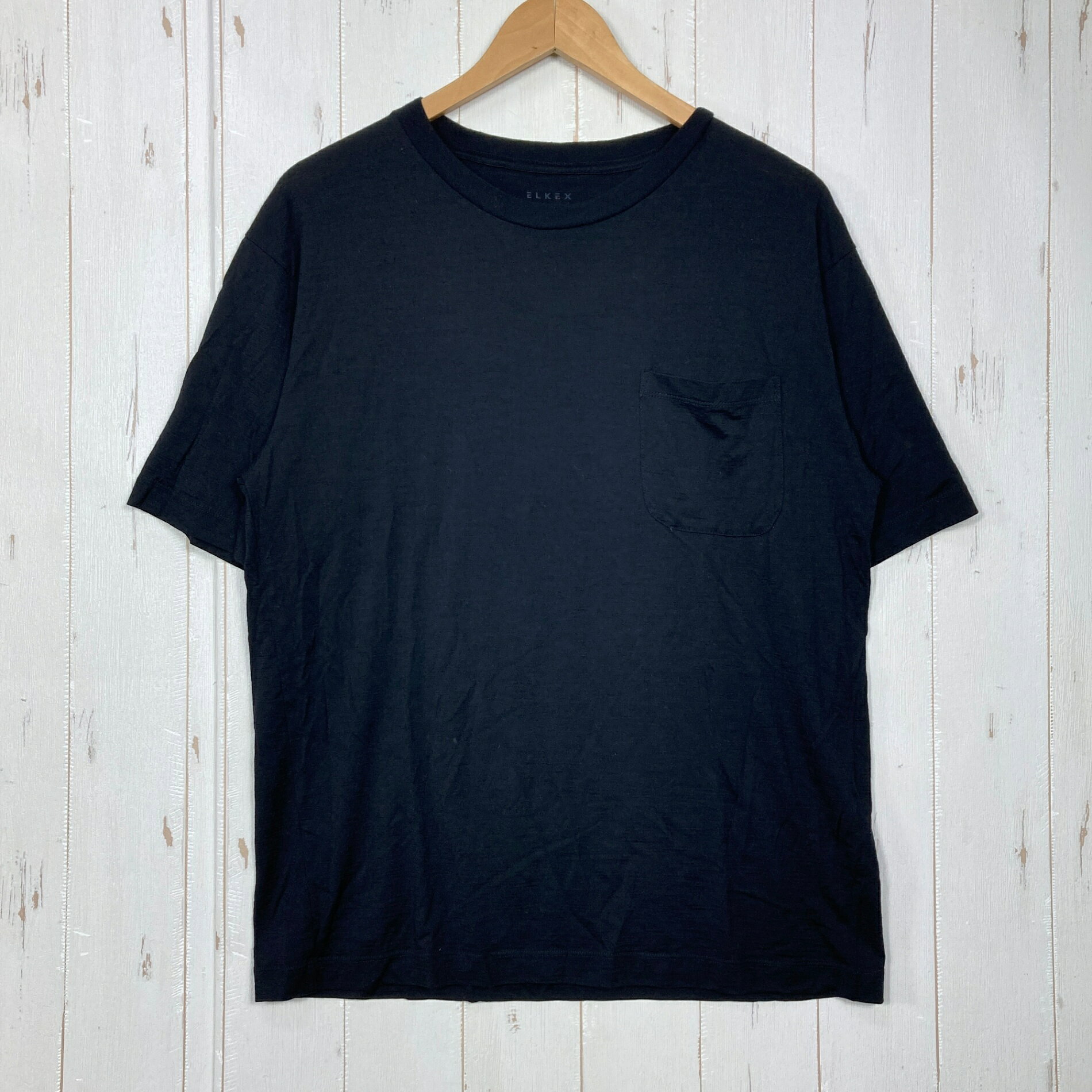 【Men's L】【Men's L ブラック系】Elkex（エルケクス） メリノウール クルーネック ティー Merino Wool Crew Neck Tee メリノウール ウェア トップス インナー シャツ ショートスリーブTシャツ クルーネック ウール z00059308 ブラック系 ウェア トップス インナー シャツ ショートスリーブTシャツ クルーネック ウール ・セカンドギア在庫コード: ITEZ92YCQWOO（お問い合わせの際はこちらをお伝え下さい） ・メーカー: Elkex（エルケクス） ・型番: EKM1FA3119 ■生産情報 ・生産国: 日本 ( Japan ) ■素材情報 ・組成: ウール100% ■サイズ情報 ・Gender/Age: Men's ・代表サイズ: L ■カラー ・カラー系統: ブラック系 ■コンディション ・グレード: 中古A ※グレーディング目安　 ├ 新品：当店オリジナル製品 ├ 未使用：新古品 ├ 中古S：新品同様 ├ 中古A：美中古 ├ 中古B：良い状態の中古 ├ 中古C：通常使用可能な中古 └ 中古D：通常使用困難な中古 ・コンディション詳細・備考: ■状態スコア：85 / 100 点 ■状態明細：微細な使用感 / 微細な汚れ（背面などの各所） ■採寸値・実測値 ※全て外寸値です。また、手作業による採寸および簡易な秤による計測のため、誤差はご容赦下さい。 ・身幅: 52cm ・すそ幅: 51cm ・着丈: 65cm ・肩幅: 50cm ・そで丈: 24cm ・総重量（付属品等含む）: 180g ※ ネコポス・圧縮梱包にご理解・ご協力をお願いします ※ こちらのお品物は基本的に『ネコポス』での発送となります。郵便ポストへの投函にて配達完了となります。また、出荷から配達までの追跡は宅急便と同様に可能ですのでご安心下さい。 当店では、コンパクトに梱包することが可能なお品物につきましては『ネコポス』での発送とさせて頂いております。ウェア・バッグ等の一部ファブリック系商品につきましては、『ネコポス』のシビアなサイズ規定を確実にクリアするため、脱気式圧縮袋を使用する場合がございます。それにより、お品物にシワ等が生じる可能性がございます。また、箱に収納されている状態のお品物（未開封品含む）につきましても、箱から出した状態にて梱包させて頂く可能性がございます。 当店では、原則として全品送料無料（店舗負担）にて発送をさせて頂いております。ですが、近年の燃料費・人件費・物価高騰により運送会社送料も上昇傾向にあり、送料の負担・吸収は年々難しくなってきております。お気軽にご注文頂けるよう、引き続き送料無料サービスを継続して参るため、何卒ご理解・ご協力のほどよろしくお願い致します。 なお、『ネコポス』での発送および圧縮梱包にご了承頂けない場合は、ご注文時に別の配送方法を選択下さい。