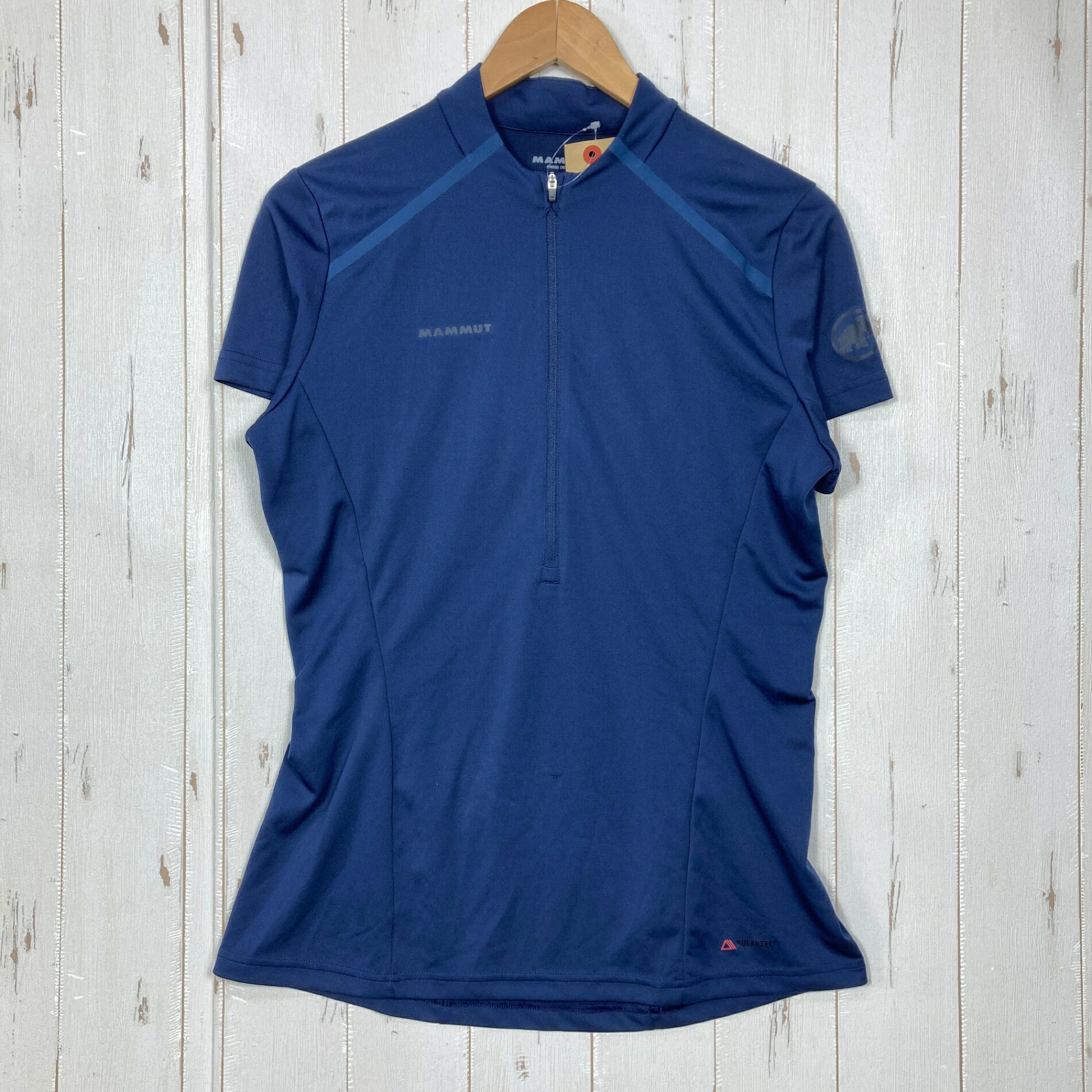 【Women's M】【Women's M ネイビー系】Mammut ( マムート ) アタカゾ ライトジップ Atacazo Light Zip ポリエステル ウェア トップス インナー シャツ ショートスリーブシャツ 化繊 z00059441 ネイビー系 ウェア トップス インナー シャツ ショートスリーブシャツ 化繊 ・セカンドギア在庫コード: IT0UQ72VWBRO（お問い合わせの際はこちらをお伝え下さい） ・メーカー: Mammut ( マムート ) ・型番: 1017-00120 ■生産情報 ・生産国: ベトナム ( Viet Nam ) ■素材情報 ・組成: ポリエステル100% ・機能: ポーラテック ■サイズ情報 ・Gender/Age: Women's ・代表サイズ: M ・サイズ備考: US：M / ASIA：L / EUR：M ■カラー ・カラー系統: ネイビー系 ■コンディション ・グレード: 中古C ※グレーディング目安　 ├ 新品：当店オリジナル製品 ├ 未使用：新古品 ├ 中古S：新品同様 ├ 中古A：美中古 ├ 中古B：良い状態の中古 ├ 中古C：通常使用可能な中古 └ 中古D：通常使用困難な中古 ・コンディション詳細・備考: ■状態スコア：57 / 100 点 ■状態明細：旧モデル / 【I】経年考慮 / 若干の使用感 / 若干のひきつり（腹部・背面下部などの各所） / 微細なスレ（腹部などの各所） ■採寸値・実測値 ※全て外寸値です。また、手作業による採寸および簡易な秤による計測のため、誤差はご容赦下さい。 ・身幅: 48cm ・すそ幅: 51cm ・着丈: 68cm ・肩幅: 38cm ・そで丈: 17cm ・総重量（付属品等含む）: 120g ■カタログスペック ※以下はメーカー公表のスペック値をそのままにご紹介するものです。表現・仕様・付属物の有無等、お品物現品との完全な一致をお約束するものではございません。 理想的な山岳用ベースレイヤー。Atacazo Light Zip T-Shirt Womenは、高い機能性と快適性を兼ね備え、登山シーンで頼れる一着です。軽量で伸縮性に優れた素材を採用し、身体の動きにしなやかにフィット。汗を効率よく外へ逃がすことで、行動中の冷えを防ぎます。 抗菌加工FreshTechにより不快な臭いの発生を抑制。さらにフラットシーム構造がバックパックとの擦れを軽減し、長時間の行動でも快適な着心地を維持します。フロントのロングジッパーは着脱しやすく、体温が上がった際には素早くベンチレーションとして機能。軽量でコンパクトに収納できるため、携行性にも優れています。特に登りのシーンに適した設計です。 ・軽量で伸縮性に優れた快適な素材 ・吸汗拡散性能により急激な冷えを防止 ・FreshTech抗菌加工で臭いを抑制 ・フラットシーム構造で摩擦を軽減し快適性向上 ・ロングハーフジッパーで着脱しやすく換気も容易 ・軽量コンパクトで携行しやすい ※ ネコポス・圧縮梱包にご理解・ご協力をお願いします ※ こちらのお品物は基本的に『ネコポス』での発送となります。郵便ポストへの投函にて配達完了となります。また、出荷から配達までの追跡は宅急便と同様に可能ですのでご安心下さい。 当店では、コンパクトに梱包することが可能なお品物につきましては『ネコポス』での発送とさせて頂いております。ウェア・バッグ等の一部ファブリック系商品につきましては、『ネコポス』のシビアなサイズ規定を確実にクリアするため、脱気式圧縮袋を使用する場合がございます。それにより、お品物にシワ等が生じる可能性がございます。また、箱に収納されている状態のお品物（未開封品含む）につきましても、箱から出した状態にて梱包させて頂く可能性がございます。 当店では、原則として全品送料無料（店舗負担）にて発送をさせて頂いております。ですが、近年の燃料費・人件費・物価高騰により運送会社送料も上昇傾向にあり、送料の負担・吸収は年々難しくなってきております。お気軽にご注文頂けるよう、引き続き送料無料サービスを継続して参るため、何卒ご理解・ご協力のほどよろしくお願い致します。 なお、『ネコポス』での発送および圧縮梱包にご了承頂けない場合は、ご注文時に別の配送方法を選択下さい。