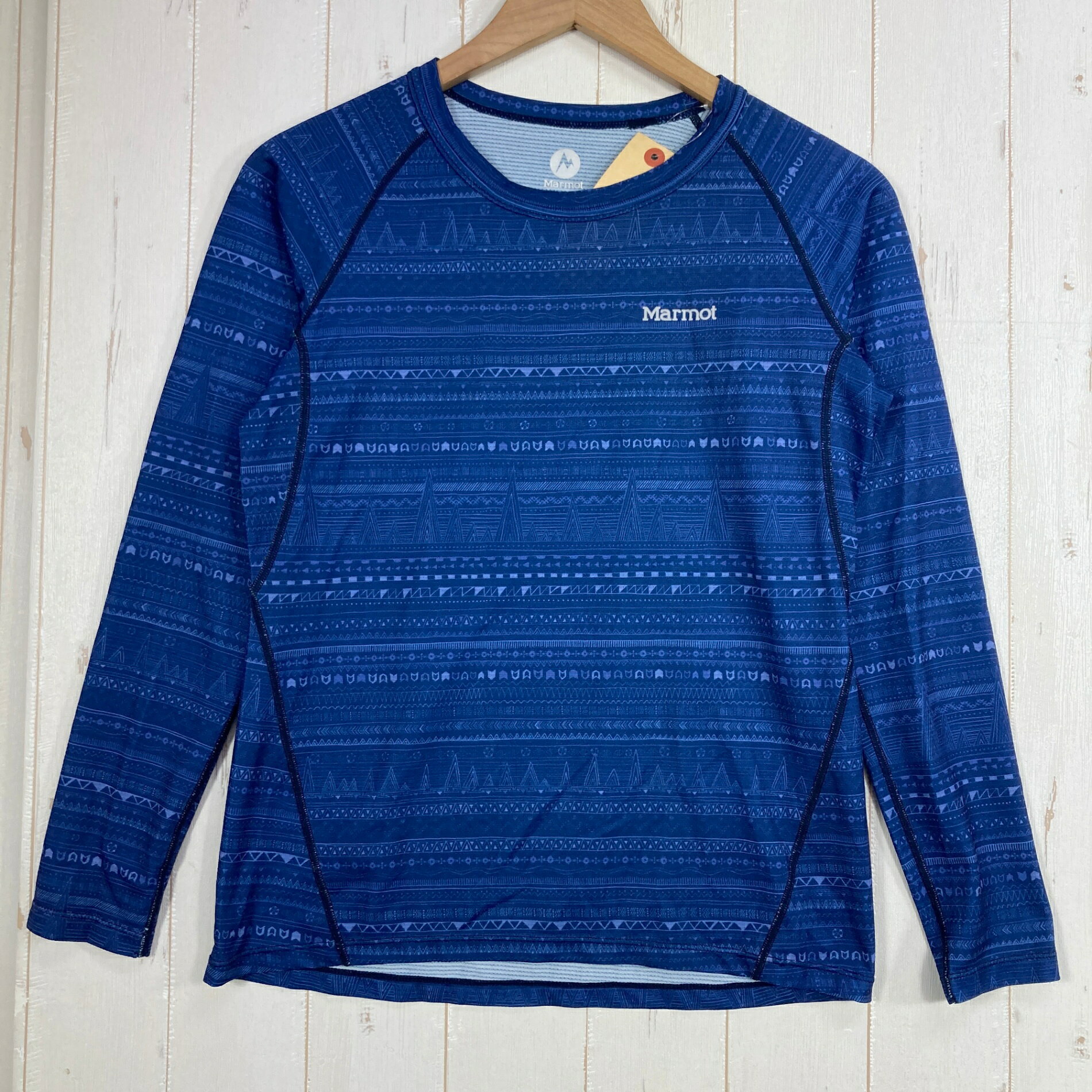 【Women's M】【Women's M ネイビー系】Marmot ( マーモット ) ブレッシュニット エスニック ロングスリーブ クルー Bresh Knit Ethnic L/S Crew Climb Skin Air Cool 冷感 ストレッチ ポリエステル ウェア トップス インナー シャツ ロングスリーブTシャツ クルーネック 化繊 z00059440 ネイビー系 ウェア トップス インナー シャツ ロングスリーブTシャツ クルーネック 化繊 ・セカンドギア在庫コード: IT78J91VBP2E（お問い合わせの際はこちらをお伝え下さい） ・メーカー: Marmot ( マーモット ) ・型番: TOWLJB63 ■生産情報 ・生産国: インドネシア ( Indonesia ) ■素材情報 ・組成: ポリエステル100% ■サイズ情報 ・Fit: Asian ・Gender/Age: Women's ・代表サイズ: M ・サイズ備考: FR：36 / US：6 / DE：36 / IT：42 / JP：M ■カラー ・カラー系統: ネイビー系 ■コンディション ・グレード: 中古A ※グレーディング目安　 ├ 新品：当店オリジナル製品 ├ 未使用：新古品 ├ 中古S：新品同様 ├ 中古A：美中古 ├ 中古B：良い状態の中古 ├ 中古C：通常使用可能な中古 └ 中古D：通常使用困難な中古 ・コンディション詳細・備考: ■状態スコア：83 / 100 点 ■状態明細：旧モデル / 微細な使用感 ■採寸値・実測値 ※全て外寸値です。また、手作業による採寸および簡易な秤による計測のため、誤差はご容赦下さい。 ・身幅: 45cm ・すそ幅: 46cm ・着丈: 59cm ・ゆき丈: 75cm ・総重量（付属品等含む）: 127g ■カタログスペック ※以下はメーカー公表のスペック値をそのままにご紹介するものです。表現・仕様・付属物の有無等、お品物現品との完全な一致をお約束するものではございません。 ■仕様： QUICK DRY 肌面ドライ（肌面はっ水糸） UV CUT（UPF15） ■素材：Climb Skin Air Cool Stretch（ポリエステル/100％） ■商品説明：吸汗速乾性に優れたClimb Skin Air Coolを使用した、長袖クルーネックTシャツ。 オリジナルプリントの素材はストレッチ性もあるので、重ね着もしやすく1着は欲しいアイテム。 通気性のある素材は着用していても涼しい。 ※ ネコポス・圧縮梱包にご理解・ご協力をお願いします ※ こちらのお品物は基本的に『ネコポス』での発送となります。郵便ポストへの投函にて配達完了となります。また、出荷から配達までの追跡は宅急便と同様に可能ですのでご安心下さい。 当店では、コンパクトに梱包することが可能なお品物につきましては『ネコポス』での発送とさせて頂いております。ウェア・バッグ等の一部ファブリック系商品につきましては、『ネコポス』のシビアなサイズ規定を確実にクリアするため、脱気式圧縮袋を使用する場合がございます。それにより、お品物にシワ等が生じる可能性がございます。また、箱に収納されている状態のお品物（未開封品含む）につきましても、箱から出した状態にて梱包させて頂く可能性がございます。 当店では、原則として全品送料無料（店舗負担）にて発送をさせて頂いております。ですが、近年の燃料費・人件費・物価高騰により運送会社送料も上昇傾向にあり、送料の負担・吸収は年々難しくなってきております。お気軽にご注文頂けるよう、引き続き送料無料サービスを継続して参るため、何卒ご理解・ご協力のほどよろしくお願い致します。 なお、『ネコポス』での発送および圧縮梱包にご了承頂けない場合は、ご注文時に別の配送方法を選択下さい。