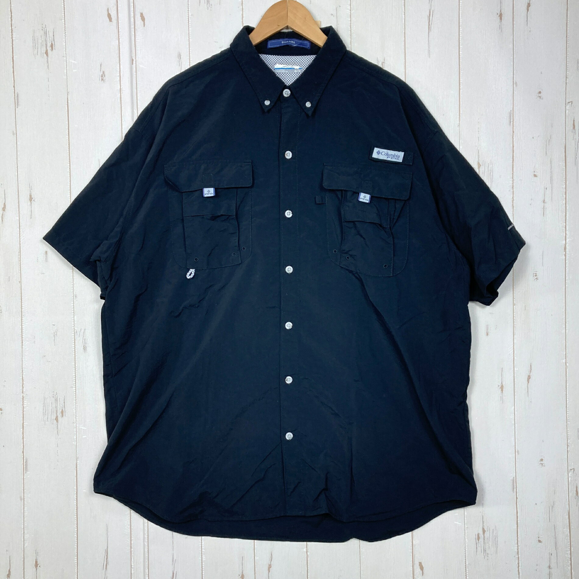 【Men's XL】【Men's XL ブラック系】Columbia ( コロンビア ) バハマ 2 ショートスリーブ シャツ Bahama II Short Sleeve Shirt PFGシリーズ ナイロン ウェア トップス インナー シャツ ショートスリーブシャツ 化繊 z00059482 ブラック系 ウェア トップス インナー シャツ ショートスリーブシャツ 化繊 ・セカンドギア在庫コード: IT0E0LSZU2QK（お問い合わせの際はこちらをお伝え下さい） ・メーカー: Columbia ( コロンビア ) ・型番: FM7047 ■生産情報 ・生産国: ベトナム ( Viet Nam ) ■素材情報 ・組成: ナイロン100% ■サイズ情報 ・Gender/Age: Men's ・代表サイズ: XL ■カラー ・カラー系統: ブラック系 ■コンディション ・グレード: 中古A ※グレーディング目安　 ├ 新品：当店オリジナル製品 ├ 未使用：新古品 ├ 中古S：新品同様 ├ 中古A：美中古 ├ 中古B：良い状態の中古 ├ 中古C：通常使用可能な中古 └ 中古D：通常使用困難な中古 ・コンディション詳細・備考: ■状態スコア：85 / 100 点 ■状態明細：微細な使用感 / 微細なスレ（首後ろのプリントロゴのスレ） ■採寸値・実測値 ※全て外寸値です。また、手作業による採寸および簡易な秤による計測のため、誤差はご容赦下さい。 ・身幅: 68cm ・すそ幅: 63cm ・着丈: 84cm ・肩幅: 56cm ・そで丈: 25cm ・総重量（付属品等含む）: 270g ■カタログスペック ※以下はメーカー公表のスペック値をそのままにご紹介するものです。表現・仕様・付属物の有無等、お品物現品との完全な一致をお約束するものではございません。 PFGを象徴する人気アイテムのバハマショートスリーブシャツ。 コットンのような柔らかい風合いを持ち、ドライで速乾性のある質感が魅力です。 UV-A、UV-Bの紫外線からしっかりと肌を守るサンプロテクション機能「オムニシェイドブロードスペクトラム」に加えて、通気性を高める背面のベンチレーション機能が夏のフィッシングをサポートします。 胸元は特徴的なクラシカルなデザインとトレンド感のあるゆったりとしたリラックスフィットで、フィッシングはもちろん、キャンプなどの夏のアウトドアアクティビティや街着としても人気のあるアイテムです。