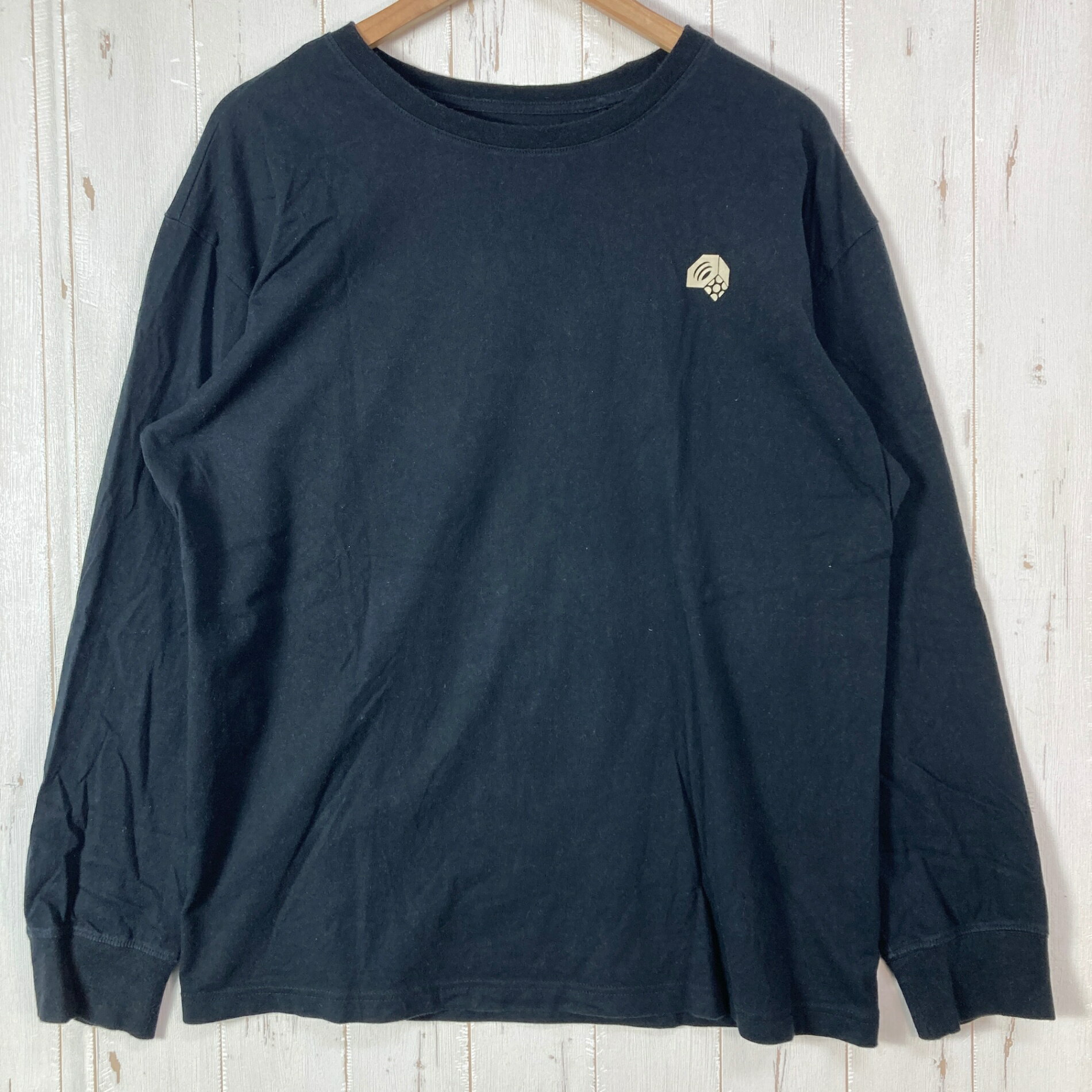 【Men's L】【Men's L ブラック系】Mountain Hardwear ( マウンテンハードウェア ) リググラフィック リラックスド ロングスリーブ コットン ウェア トップス インナー シャツ ロングスリーブTシャツ クルーネック コットン z00059507 ブラック系 ウェア トップス インナー シャツ ロングスリーブTシャツ クルーネック コットン ・セカンドギア在庫コード: IT3P26LHTYJD（お問い合わせの際はこちらをお伝え下さい） ・メーカー: Mountain Hardwear ( マウンテンハードウェア ) ・型番: OM1363 ■生産情報 ・生産国: グアテマラ ( Guatemala ) ■素材情報 ・組成: コットン100% ■サイズ情報 ・Fit: International ・Gender/Age: Men's ・代表サイズ: L ■カラー ・カラー系統: ブラック系 ■コンディション ・グレード: 中古B ※グレーディング目安　 ├ 新品：当店オリジナル製品 ├ 未使用：新古品 ├ 中古S：新品同様 ├ 中古A：美中古 ├ 中古B：良い状態の中古 ├ 中古C：通常使用可能な中古 └ 中古D：通常使用困難な中古 ・コンディション詳細・備考: ■状態スコア：61 / 100 点 ■状態明細：旧モデル / 若干の使用感 / 若干の毛羽立ち（各所） / 若干のスレ（首周りなどの各所） ■採寸値・実測値 ※全て外寸値です。また、手作業による採寸および簡易な秤による計測のため、誤差はご容赦下さい。 ・身幅: 60cm ・すそ幅: 57cm ・着丈: 67cm ・肩幅: 59cm ・そで丈: 58cm ・総重量（付属品等含む）: 288g ■カタログスペック ※以下はメーカー公表のスペック値をそのままにご紹介するものです。表現・仕様・付属物の有無等、お品物現品との完全な一致をお約束するものではございません。 従来のフィッティングより横幅を広く、丈を短く仕上げたリラックスフィットのロングスリーブTシャツです。 全面左胸にマウンテンハードウェアのナットロゴ、背面には山をモチーフにしたグラフィックを配置しました。 コットン100％で着心地も柔らかです。