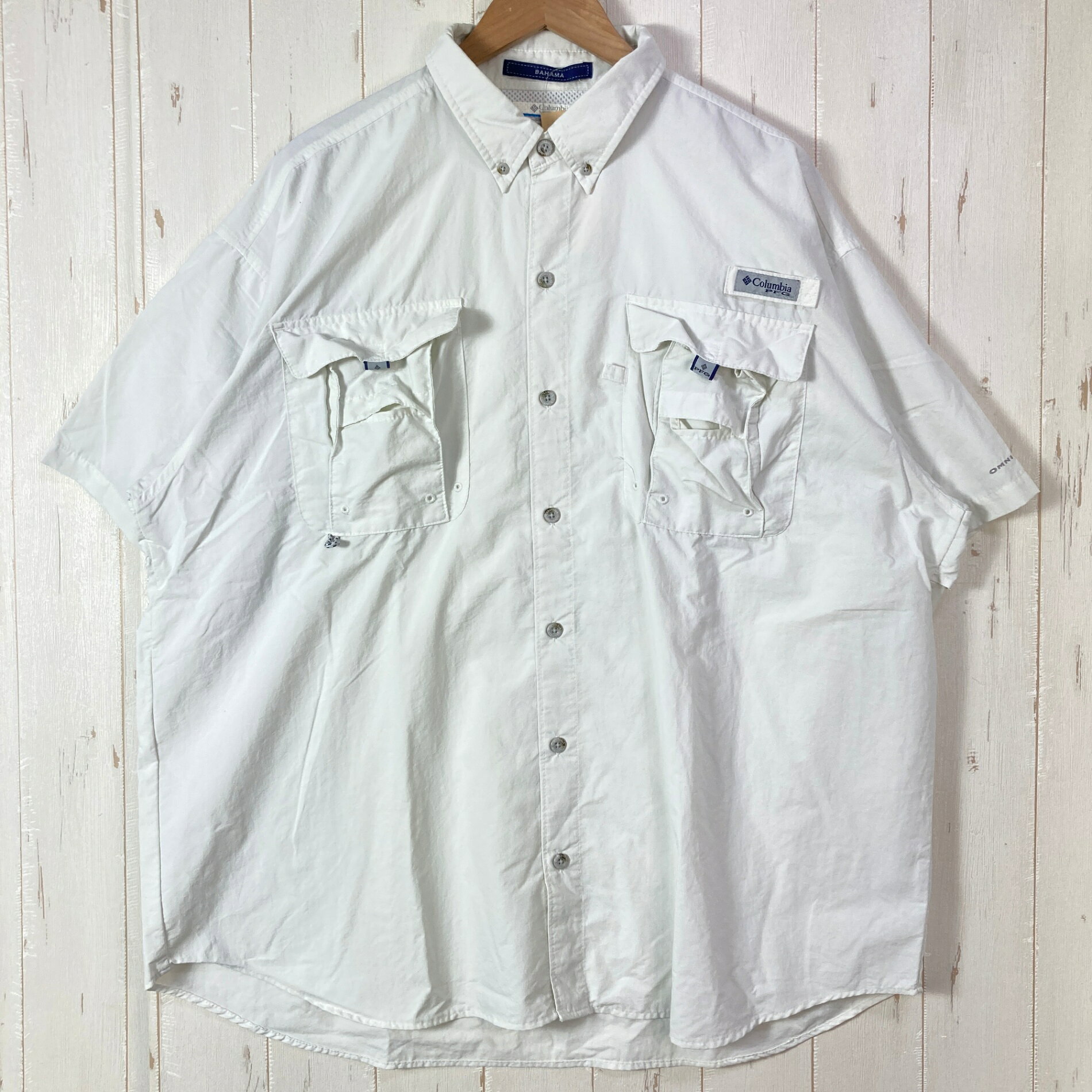 【Men's XL】【Men's XL ホワイト系】Columbia ( コロンビア ) バハマ 2 ショートスリーブ シャツ Bahama II Short Sleeve Shirt PFGシリーズ ナイロン ウェア トップス インナー シャツ ショートスリーブシャツ 化繊 z00059484 ホワイト系 ウェア トップス インナー シャツ ショートスリーブシャツ 化繊 ・セカンドギア在庫コード: IT8E5KKF3ZCG（お問い合わせの際はこちらをお伝え下さい） ・メーカー: Columbia ( コロンビア ) ・型番: FM7047 ■生産情報 ・生産国: ベトナム ( Viet Nam ) ■素材情報 ・組成: ナイロン100% ■サイズ情報 ・Gender/Age: Men's ・代表サイズ: XL ■カラー ・カラー系統: ホワイト系 ■コンディション ・グレード: 中古A ※グレーディング目安　 ├ 新品：当店オリジナル製品 ├ 未使用：新古品 ├ 中古S：新品同様 ├ 中古A：美中古 ├ 中古B：良い状態の中古 ├ 中古C：通常使用可能な中古 └ 中古D：通常使用困難な中古 ・コンディション詳細・備考: ■状態スコア：78 / 100 点 ■状態明細：微細な使用感 / 微細なスレ（首後ろのプリントロゴのスレ） / 微細な毛玉（背面下部などの各所） ■採寸値・実測値 ※全て外寸値です。また、手作業による採寸および簡易な秤による計測のため、誤差はご容赦下さい。 ・身幅: 69cm ・すそ幅: 63cm ・着丈: 82cm ・肩幅: 61cm ・そで丈: 24cm ・総重量（付属品等含む）: 238g ■カタログスペック ※以下はメーカー公表のスペック値をそのままにご紹介するものです。表現・仕様・付属物の有無等、お品物現品との完全な一致をお約束するものではございません。 PFGを象徴する人気アイテムのバハマショートスリーブシャツ。 コットンのような柔らかい風合いを持ち、ドライで速乾性のある質感が魅力です。 UV-A、UV-Bの紫外線からしっかりと肌を守るサンプロテクション機能「オムニシェイドブロードスペクトラム」に加えて、通気性を高める背面のベンチレーション機能が夏のフィッシングをサポートします。 胸元は特徴的なクラシカルなデザインとトレンド感のあるゆったりとしたリラックスフィットで、フィッシングはもちろん、キャンプなどの夏のアウトドアアクティビティや街着としても人気のあるアイテムです。 ※ ネコポス・圧縮梱包にご理解・ご協力をお願いします ※ こちらのお品物は基本的に『ネコポス』での発送となります。郵便ポストへの投函にて配達完了となります。また、出荷から配達までの追跡は宅急便と同様に可能ですのでご安心下さい。 当店では、コンパクトに梱包することが可能なお品物につきましては『ネコポス』での発送とさせて頂いております。ウェア・バッグ等の一部ファブリック系商品につきましては、『ネコポス』のシビアなサイズ規定を確実にクリアするため、脱気式圧縮袋を使用する場合がございます。それにより、お品物にシワ等が生じる可能性がございます。また、箱に収納されている状態のお品物（未開封品含む）につきましても、箱から出した状態にて梱包させて頂く可能性がございます。 当店では、原則として全品送料無料（店舗負担）にて発送をさせて頂いております。ですが、近年の燃料費・人件費・物価高騰により運送会社送料も上昇傾向にあり、送料の負担・吸収は年々難しくなってきております。お気軽にご注文頂けるよう、引き続き送料無料サービスを継続して参るため、何卒ご理解・ご協力のほどよろしくお願い致します。 なお、『ネコポス』での発送および圧縮梱包にご了承頂けない場合は、ご注文時に別の配送方法を選択下さい。