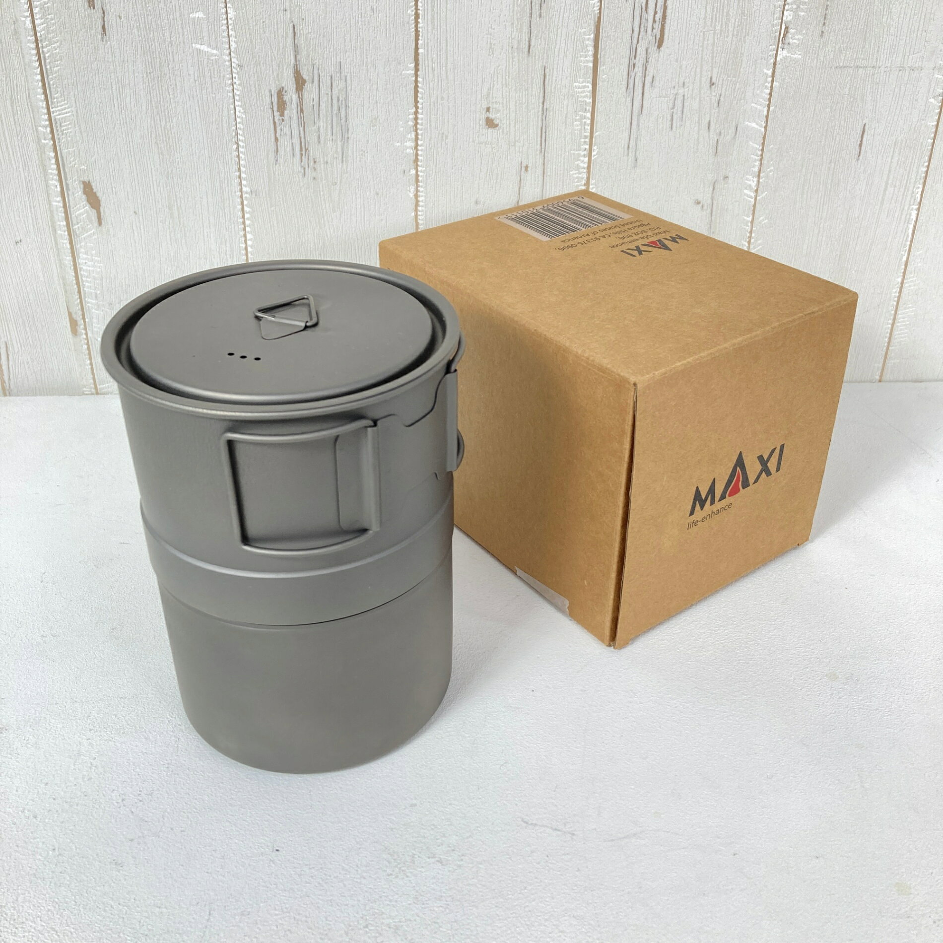【OneSize】【 OneSize グレー系】Maxi（マキシ） エスプレッソ コーヒーメーカー 400ml チタン クックウェア クッカー コッフェル z00056692 グレー系 クックウェア クッカー コッフェル ・セカンドギア在庫コード: IT77UJUJ13YK（お問い合わせの際はこちらをお伝え下さい） ・メーカー: Maxi（マキシ） ・型番: MX-ECM400 ■素材情報 ■サイズ情報 ・代表サイズ: OneSize ■カラー ・カラー系統: グレー系 ■コンディション ・グレード: 中古S ※グレーディング目安　 ├ 新品：当店オリジナル製品 ├ 未使用：新古品 ├ 中古S：新品同様 ├ 中古A：美中古 ├ 中古B：良い状態の中古 ├ 中古C：通常使用可能な中古 └ 中古D：通常使用困難な中古 ・コンディション詳細・備考: ■状態スコア：90 / 100 点 ■状態明細：旧モデル / 紙タグあり未使用 ■採寸値・実測値 ※全て外寸値です。また、手作業による採寸および簡易な秤による計測のため、誤差はご容赦下さい。 ・総重量（付属品等含む）: 405g ・本体重量（付属品等除く）: 318g ■カタログスペック ※以下はメーカー公表のスペック値をそのままにご紹介するものです。表現・仕様・付属物の有無等、お品物現品との完全な一致をお約束するものではございません。 アドベンチャーのお供にふさわしい、素晴らしいコーヒーメーカーが、ついにMAXIから登場！ サイズは200mlと400ml。 どちらもグレード1チタンを使用（フィルターはステンレス製、シリコンパッキン付き） 丸型にデザインされているので、どんなバックパックやカバンにもフィット。 しかも軽量なので持ち運びも便利です。 トレイルやビーチ、もちろん家でのブレイクタイムにも美味しいコーヒーを。 グラインダーはエスプレッソのポジションで豆を挽いてください。 美味しいエスプレッソが味わえます。さらに、お湯やミルクを足せば、アメリカーノやカフェラテに。 使い方はとっても簡単。フィルターは繰り返し使えるのでゴミになりません。 ・純度の高いグレード1チタン ・ステンレス製フィルタースクリーン ・シリコンパッキン ・ロゴはレーザー加工 ・箱付き ■容量：400ml ■重量：323g ■サイズ：高さ150mm 直径110mm