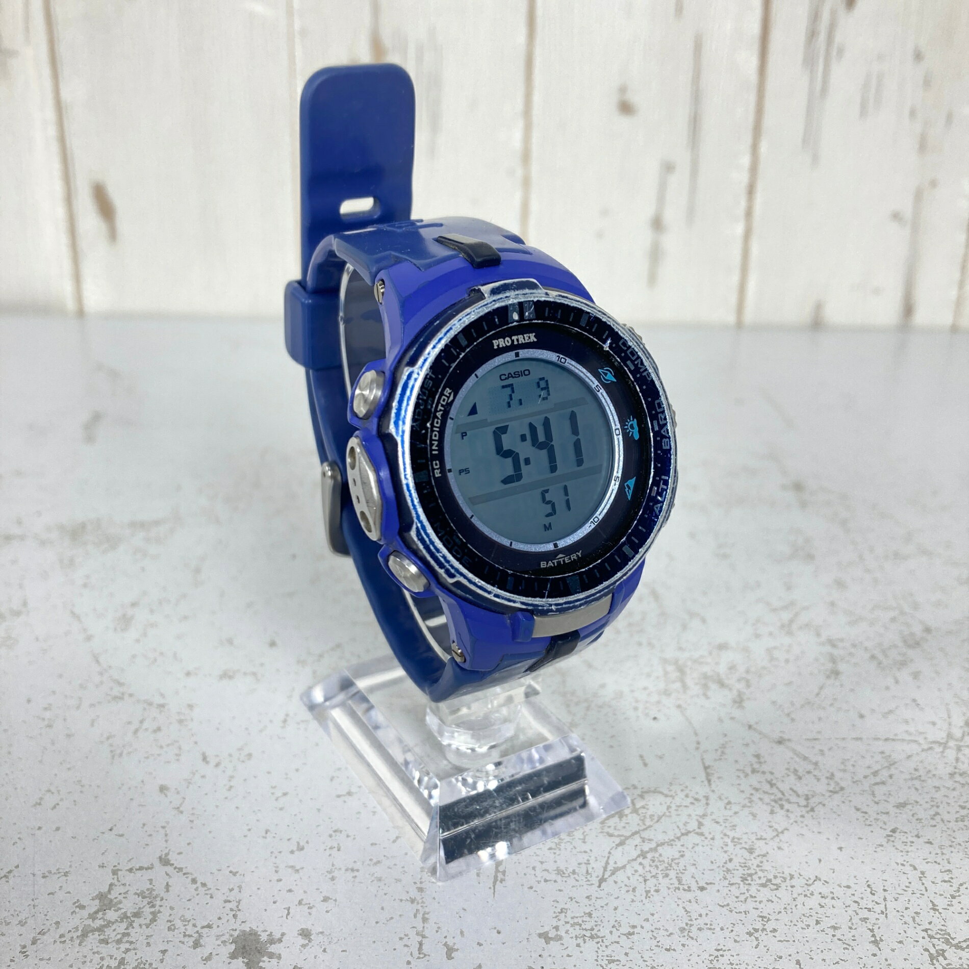 【OneSize】【 OneSize ブルー系】Pro Trek By Casio ( プロトレック By カシオ ) PRW-3000 スリムライン 電波ソーラー トリプルセンサーVer.3搭載 電子機器 精密機器 アウトドアウォッチ 時計 z00059856 ブルー系 電子機器 精密機器 アウトドアウォッチ 時計 ・セカンドギア在庫コード: IT3RRWQNDGT8（お問い合わせの際はこちらをお伝え下さい） ・メーカー: Pro Trek By Casio ( プロトレック By カシオ ) ■生産情報 ・生産国: タイ ( Thailand ) ■サイズ情報 ・代表サイズ: OneSize ■カラー ・カラー系統: ブルー系 ■コンディション ・グレード: 中古D ※グレーディング目安　 ├ 新品：当店オリジナル製品 ├ 未使用：新古品 ├ 中古S：新品同様 ├ 中古A：美中古 ├ 中古B：良い状態の中古 ├ 中古C：通常使用可能な中古 └ 中古D：通常使用困難な中古 ・コンディション詳細・備考: ■状態スコア：43 / 100 点 ■状態明細：旧モデル / 【III】経年考慮 / 若干の使用感 / ※備考（動作確認済） / 若干のスレ（各所スレ・キズ） / 若干の汚れ（裏面などの各所） ■採寸値・実測値 ※全て外寸値です。また、手作業による採寸および簡易な秤による計測のため、誤差はご容赦下さい。 ・総重量（付属品等含む）: 67g ■カタログスペック ※以下はメーカー公表のスペック値をそのままにご紹介するものです。表現・仕様・付属物の有無等、お品物現品との完全な一致をお約束するものではございません。 方位、高度・気圧、温度を計測可能なトリプルセンサーやワンプッシュで計測可能なダイレクト計測ボタン、タフソーラーを搭載し、高い機能性はそのままにファッションシーンでも映えるモデルです。 ・ 世界6局（日本2局、中国、アメリカ、イギリス、ドイツ）の標準電波を受信し、時刻を自動修正するマルチバンド6 ・ タフソーラー ・ 方位、高度・気圧、温度を計測可能なトリプルセンサー ・ 気圧傾向表示機能 ・ 気圧傾向インフォメーションアラーム ・ 日の出・日の入時刻表示 ・ 耐低温仕様（－10℃）