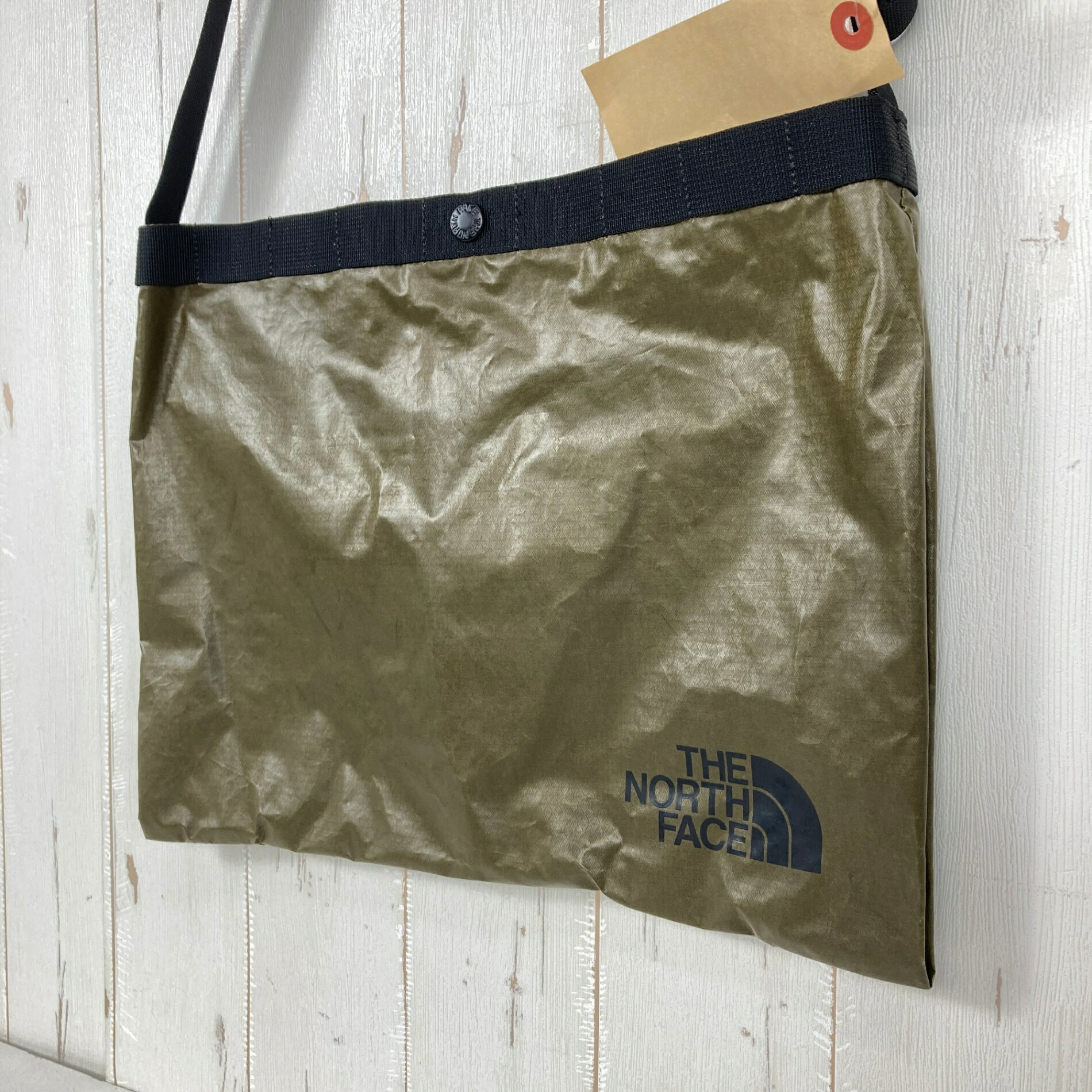 【OneSize】【 OneSize グリーン系】The North Face ( ザ・ノースフェイス ) ループ ミュゼット バッグ Loop Musette Bag バッグ ストレージ サコッシュポーチ z00059540 グリーン系 バッグ ストレージ サコッシュポーチ ・セカンドギア在庫コード: ITGQ3L5WOKZC（お問い合わせの際はこちらをお伝え下さい） ・メーカー: The North Face ( ザ・ノースフェイス ) ・型番: NM81938Z ■生産情報 ・生産国: ベトナム ( Viet Nam ) ■サイズ情報 ・代表サイズ: OneSize ■カラー ・カラー系統: グリーン系 ■コンディション ・グレード: 中古B ※グレーディング目安　 ├ 新品：当店オリジナル製品 ├ 未使用：新古品 ├ 中古S：新品同様 ├ 中古A：美中古 ├ 中古B：良い状態の中古 ├ 中古C：通常使用可能な中古 └ 中古D：通常使用困難な中古 ・コンディション詳細・備考: ■状態スコア：61 / 100 点 ■状態明細：旧モデル / 若干の経年劣化（各所に微細なしっとり感） / 微細な使用感 / 微細なスレ（背面下部などの各所） ■採寸値・実測値 ※全て外寸値です。また、手作業による採寸および簡易な秤による計測のため、誤差はご容赦下さい。 ・総重量（付属品等含む）: 120g ※ ネコポス・圧縮梱包にご理解・ご協力をお願いします ※ こちらのお品物は基本的に『ネコポス』での発送となります。郵便ポストへの投函にて配達完了となります。また、出荷から配達までの追跡は宅急便と同様に可能ですのでご安心下さい。 当店では、コンパクトに梱包することが可能なお品物につきましては『ネコポス』での発送とさせて頂いております。ウェア・バッグ等の一部ファブリック系商品につきましては、『ネコポス』のシビアなサイズ規定を確実にクリアするため、脱気式圧縮袋を使用する場合がございます。それにより、お品物にシワ等が生じる可能性がございます。また、箱に収納されている状態のお品物（未開封品含む）につきましても、箱から出した状態にて梱包させて頂く可能性がございます。 当店では、原則として全品送料無料（店舗負担）にて発送をさせて頂いております。ですが、近年の燃料費・人件費・物価高騰により運送会社送料も上昇傾向にあり、送料の負担・吸収は年々難しくなってきております。お気軽にご注文頂けるよう、引き続き送料無料サービスを継続して参るため、何卒ご理解・ご協力のほどよろしくお願い致します。 なお、『ネコポス』での発送および圧縮梱包にご了承頂けない場合は、ご注文時に別の配送方法を選択下さい。