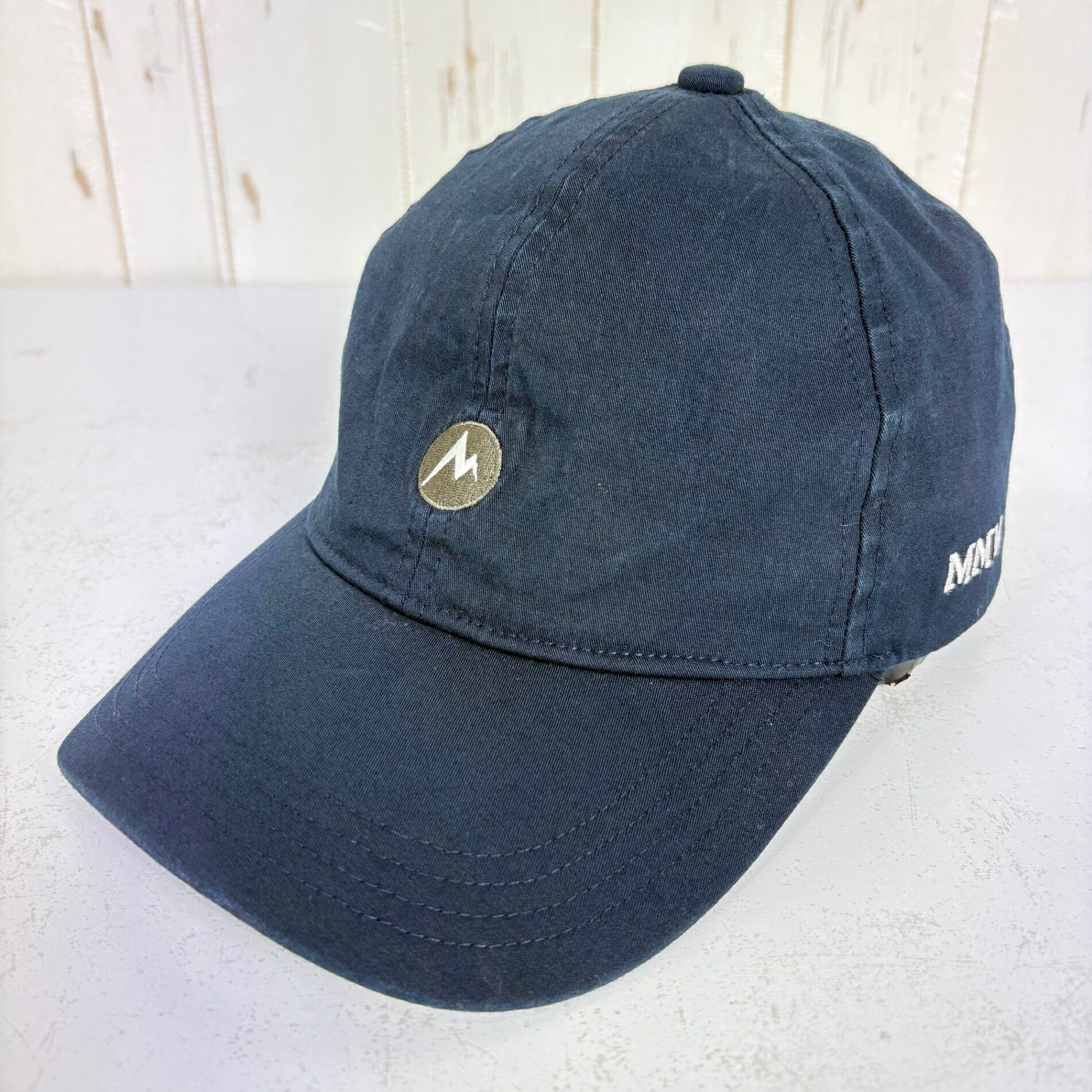 【Unisex OneSize】【Unisex OneSize ネイビー系】Marmot ( マーモット ) マウンテン ロゴ キャップ Mountain Logo Cap コットン ウェア ウェア小物 ヘッドウェア キャップ z00059905 ネイビー系 ウェア ウェア小物 ヘッドウェア キャップ ・セカンドギア在庫コード: ITXLA0Y22K5Y（お問い合わせの際はこちらをお伝え下さい） ・メーカー: Marmot ( マーモット ) ・型番: MTSS25UHG200 ■生産情報 ・生産国: 中国 ( China ) ■素材情報 ・組成: コットン95% / ポリウレタン5% ■サイズ情報 ・Gender/Age: Unisex ・代表サイズ: OneSize ■カラー ・カラー系統: ネイビー系 ■コンディション ・グレード: 中古B ※グレーディング目安　 ├ 新品：当店オリジナル製品 ├ 未使用：新古品 ├ 中古S：新品同様 ├ 中古A：美中古 ├ 中古B：良い状態の中古 ├ 中古C：通常使用可能な中古 └ 中古D：通常使用困難な中古 ・コンディション詳細・備考: ■状態スコア：70 / 100 点 ■状態明細：旧モデル / 若干の使用感 / 若干のスレ（正面ロゴ付近・つば裏などの各所） ■採寸値・実測値 ※全て外寸値です。また、手作業による採寸および簡易な秤による計測のため、誤差はご容赦下さい。 ・総重量（付属品等含む）: 80g ■カタログスペック ※以下はメーカー公表のスペック値をそのままにご紹介するものです。表現・仕様・付属物の有無等、お品物現品との完全な一致をお約束するものではございません。 バイオウッシュ加工を施したツイル生地の6パネルキャップ。 ストレッチ性がある生地を使用することで、ストレスなく頭の形状に合わせてフィットします。 吸水速乾機能を持った汗帯テープ付きで、バックベルトはサイズ調整可能。 ※ ネコポス・圧縮梱包にご理解・ご協力をお願いします ※ こちらのお品物は基本的に『ネコポス』での発送となります。郵便ポストへの投函にて配達完了となります。また、出荷から配達までの追跡は宅急便と同様に可能ですのでご安心下さい。 当店では、コンパクトに梱包することが可能なお品物につきましては『ネコポス』での発送とさせて頂いております。ウェア・バッグ等の一部ファブリック系商品につきましては、『ネコポス』のシビアなサイズ規定を確実にクリアするため、脱気式圧縮袋を使用する場合がございます。それにより、お品物にシワ等が生じる可能性がございます。また、箱に収納されている状態のお品物（未開封品含む）につきましても、箱から出した状態にて梱包させて頂く可能性がございます。 当店では、原則として全品送料無料（店舗負担）にて発送をさせて頂いております。ですが、近年の燃料費・人件費・物価高騰により運送会社送料も上昇傾向にあり、送料の負担・吸収は年々難しくなってきております。お気軽にご注文頂けるよう、引き続き送料無料サービスを継続して参るため、何卒ご理解・ご協力のほどよろしくお願い致します。 なお、『ネコポス』での発送および圧縮梱包にご了承頂けない場合は、ご注文時に別の配送方法を選択下さい。