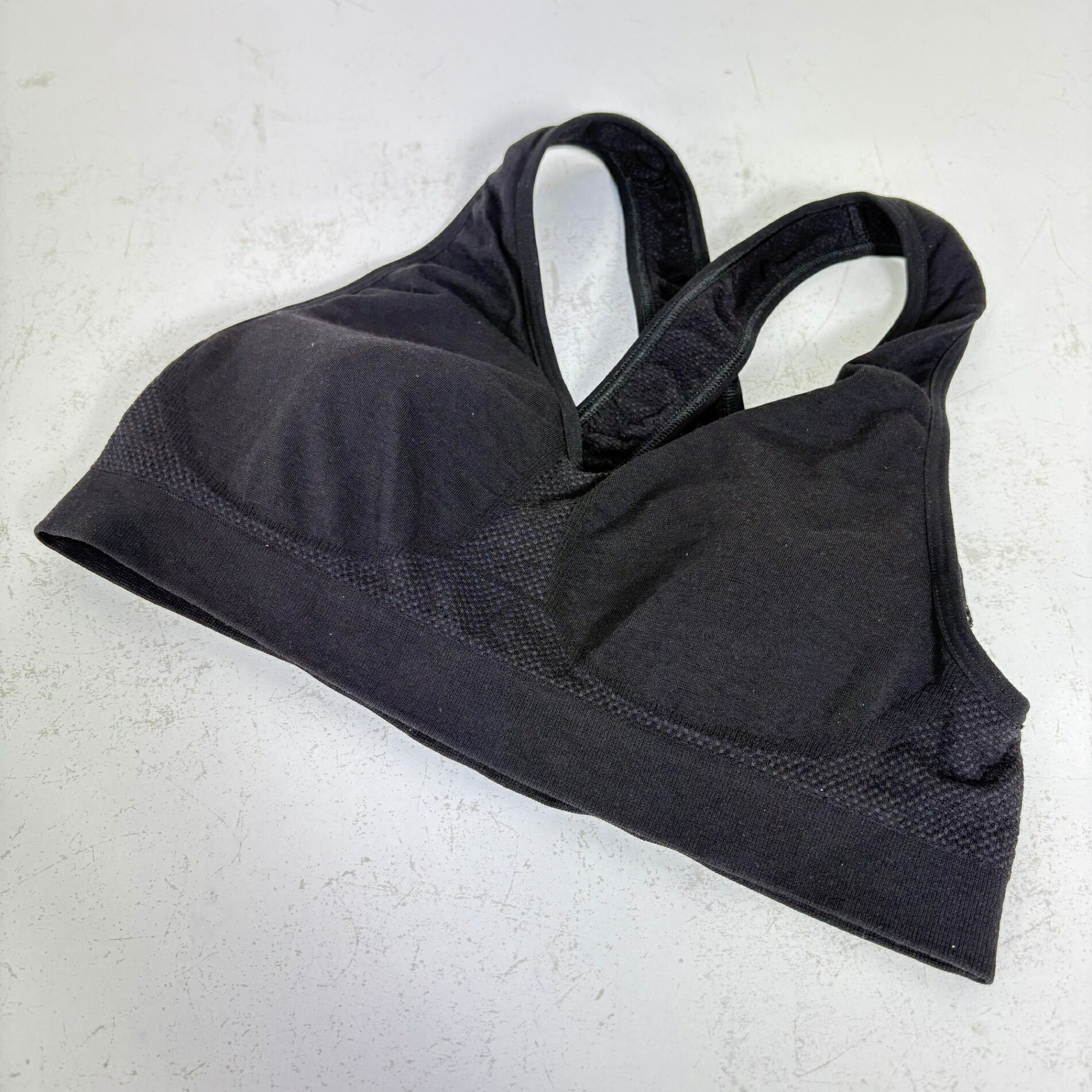 【Women's M】【Women's M ブラック系】Ibex ( アイベックス ) ウール スポーツブラ Wool Sports Bra ウール ウェア ウェア小物 下着 アンダーウェア スポーツブラ z00059948 ブラック系 ウェア ウェア小物 下着 アンダーウェア スポーツブラ ・セカンドギア在庫コード: IT1DYQK6QI3C（お問い合わせの際はこちらをお伝え下さい） ・メーカー: Ibex ( アイベックス ) ■生産情報 ・生産国: トルコ ( Turkey ) ■素材情報 ・組成: ウール72% / ナイロン22% / ポリウレタン6% ■サイズ情報 ・Gender/Age: Women's ・代表サイズ: M ■カラー ・カラー系統: ブラック系 ■コンディション ・グレード: 中古B ※グレーディング目安　 ├ 新品：当店オリジナル製品 ├ 未使用：新古品 ├ 中古S：新品同様 ├ 中古A：美中古 ├ 中古B：良い状態の中古 ├ 中古C：通常使用可能な中古 └ 中古D：通常使用困難な中古 ・コンディション詳細・備考: ■状態スコア：70 / 100 点 ■状態明細：旧モデル / 微細な使用感 / 微細な毛玉（各所） / 微細なスレ（各所） ■採寸値・実測値 ※全て外寸値です。また、手作業による採寸および簡易な秤による計測のため、誤差はご容赦下さい。 ・総重量（付属品等含む）: 85g ※ ネコポス・圧縮梱包にご理解・ご協力をお願いします ※ こちらのお品物は基本的に『ネコポス』での発送となります。郵便ポストへの投函にて配達完了となります。また、出荷から配達までの追跡は宅急便と同様に可能ですのでご安心下さい。 当店では、コンパクトに梱包することが可能なお品物につきましては『ネコポス』での発送とさせて頂いております。ウェア・バッグ等の一部ファブリック系商品につきましては、『ネコポス』のシビアなサイズ規定を確実にクリアするため、脱気式圧縮袋を使用する場合がございます。それにより、お品物にシワ等が生じる可能性がございます。また、箱に収納されている状態のお品物（未開封品含む）につきましても、箱から出した状態にて梱包させて頂く可能性がございます。 当店では、原則として全品送料無料（店舗負担）にて発送をさせて頂いております。ですが、近年の燃料費・人件費・物価高騰により運送会社送料も上昇傾向にあり、送料の負担・吸収は年々難しくなってきております。お気軽にご注文頂けるよう、引き続き送料無料サービスを継続して参るため、何卒ご理解・ご協力のほどよろしくお願い致します。 なお、『ネコポス』での発送および圧縮梱包にご了承頂けない場合は、ご注文時に別の配送方法を選択下さい。