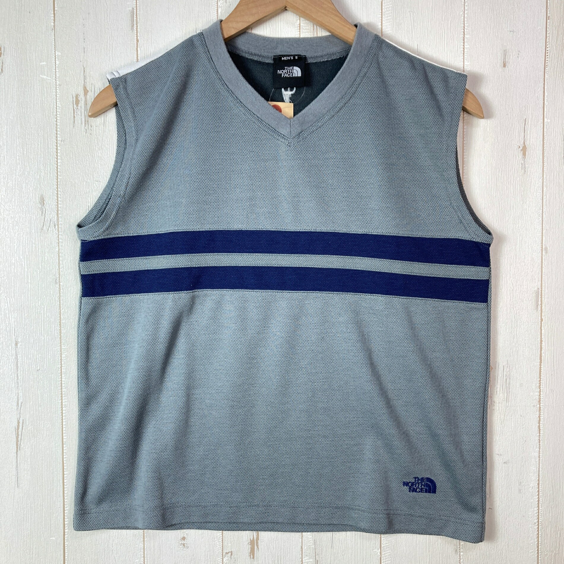 【Men's S】【Men's S グレー系】The North Face ( ザ・ノースフェイス ) センター ストライプ タンクトップ Center Stripe Tank Top ポリエステル ウェア トップス インナー シャツ タンクトップ ノースリーブシャツ z00059888 グレー系 ウェア トップス インナー シャツ タンクトップ ノースリーブシャツ ・セカンドギア在庫コード: ITMCDVWX0KHE（お問い合わせの際はこちらをお伝え下さい） ・メーカー: The North Face ( ザ・ノースフェイス ) ・型番: NT32104 ■生産情報 ・生産国: 日本 ( Japan ) ■素材情報 ・組成: ポリエステル100% ■サイズ情報 ・Gender/Age: Men's ・代表サイズ: S ■カラー ・カラー系統: グレー系 ・カラー系統2: ネイビー系 ■コンディション ・グレード: 中古A ※グレーディング目安　 ├ 新品：当店オリジナル製品 ├ 未使用：新古品 ├ 中古S：新品同様 ├ 中古A：美中古 ├ 中古B：良い状態の中古 ├ 中古C：通常使用可能な中古 └ 中古D：通常使用困難な中古 ・コンディション詳細・備考: ■状態スコア：76 / 100 点 ■状態明細：旧モデル / 微細な使用感 / 微細な毛羽立ち（首元などの各所） ■採寸値・実測値 ※全て外寸値です。また、手作業による採寸および簡易な秤による計測のため、誤差はご容赦下さい。 ・身幅: 49cm ・すそ幅: 49cm ・着丈: 55cm ・肩幅: 40cm ・総重量（付属品等含む）: 132g ※ ネコポス・圧縮梱包にご理解・ご協力をお願いします ※ こちらのお品物は基本的に『ネコポス』での発送となります。郵便ポストへの投函にて配達完了となります。また、出荷から配達までの追跡は宅急便と同様に可能ですのでご安心下さい。 当店では、コンパクトに梱包することが可能なお品物につきましては『ネコポス』での発送とさせて頂いております。ウェア・バッグ等の一部ファブリック系商品につきましては、『ネコポス』のシビアなサイズ規定を確実にクリアするため、脱気式圧縮袋を使用する場合がございます。それにより、お品物にシワ等が生じる可能性がございます。また、箱に収納されている状態のお品物（未開封品含む）につきましても、箱から出した状態にて梱包させて頂く可能性がございます。 当店では、原則として全品送料無料（店舗負担）にて発送をさせて頂いております。ですが、近年の燃料費・人件費・物価高騰により運送会社送料も上昇傾向にあり、送料の負担・吸収は年々難しくなってきております。お気軽にご注文頂けるよう、引き続き送料無料サービスを継続して参るため、何卒ご理解・ご協力のほどよろしくお願い致します。 なお、『ネコポス』での発送および圧縮梱包にご了承頂けない場合は、ご注文時に別の配送方法を選択下さい。