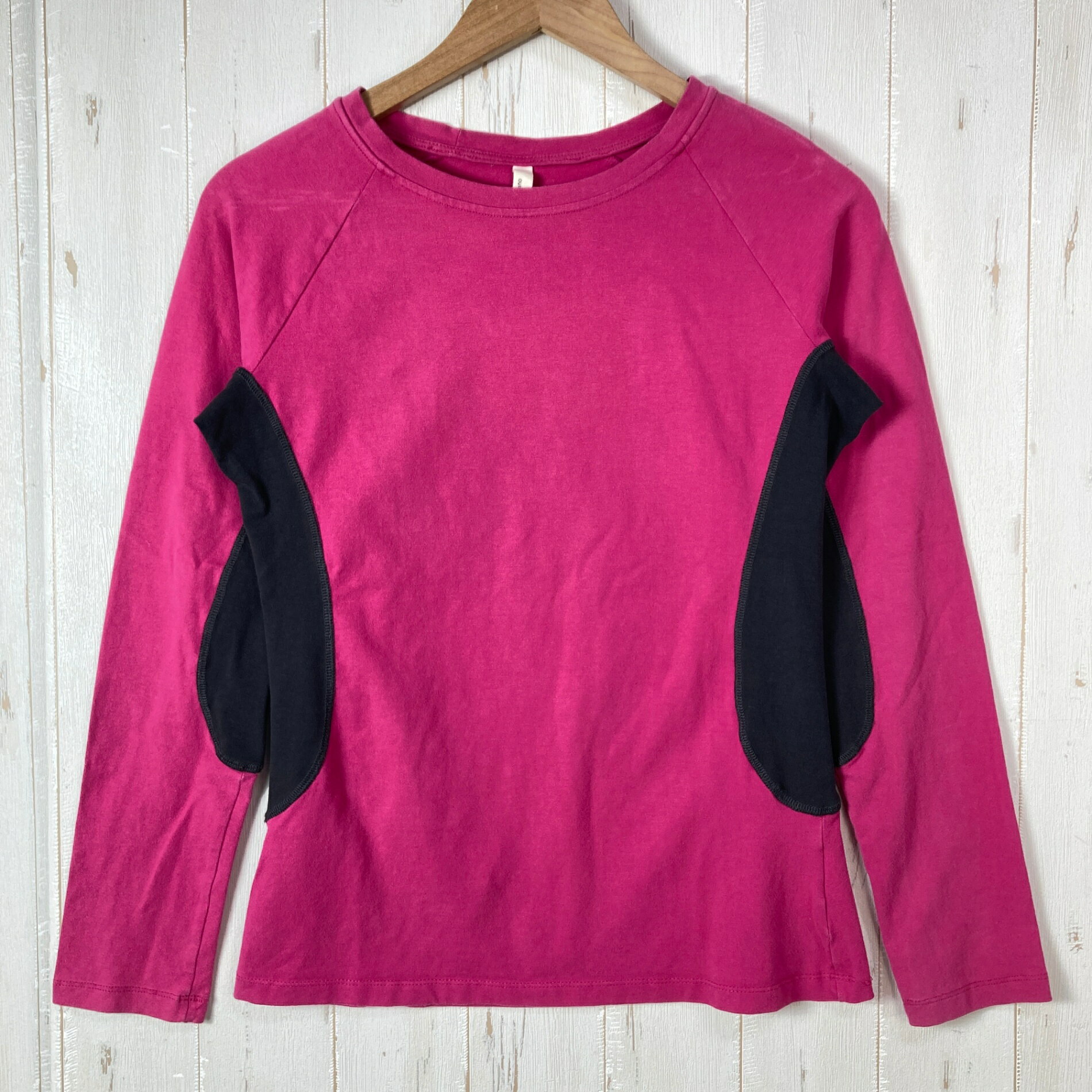 【Women's M】【Women's M ピンク系】3rd Rock ( サードロック ) オーガニックコットン ロングスリーブティー Organic Cotton Longsleeve Tee オーガニックコットン ウェア トップス インナー シャツ ロングスリーブTシャツ クルーネック コットン z00059868 ピンク系 ウェア トップス インナー シャツ ロングスリーブTシャツ クルーネック コットン ・セカンドギア在庫コード: ITHF7GFXERQ8（お問い合わせの際はこちらをお伝え下さい） ・メーカー: 3rd Rock ( サードロック ) ■生産情報 ・生産国: イスラエル ( Israel ) ■素材情報 ・組成: コットン95% / ポリウレタン5% ■サイズ情報 ・Gender/Age: Women's ・代表サイズ: M ■カラー ・カラー系統: ピンク系 ・カラー系統2: ブラック系 ■コンディション ・グレード: 中古B ※グレーディング目安　 ├ 新品：当店オリジナル製品 ├ 未使用：新古品 ├ 中古S：新品同様 ├ 中古A：美中古 ├ 中古B：良い状態の中古 ├ 中古C：通常使用可能な中古 └ 中古D：通常使用困難な中古 ・コンディション詳細・備考: ■状態スコア：67 / 100 点 ■状態明細：旧モデル / 若干の使用感 / 微細な毛羽立ち（各所） / 微細なスレ汚れ（袖口・首回りなどの各所） ■採寸値・実測値 ※全て外寸値です。また、手作業による採寸および簡易な秤による計測のため、誤差はご容赦下さい。 ・身幅: 45cm ・すそ幅: 44cm ・着丈: 57cm ・ゆき丈: 80cm ・総重量（付属品等含む）: 208g ※ ネコポス・圧縮梱包にご理解・ご協力をお願いします ※ こちらのお品物は基本的に『ネコポス』での発送となります。郵便ポストへの投函にて配達完了となります。また、出荷から配達までの追跡は宅急便と同様に可能ですのでご安心下さい。 当店では、コンパクトに梱包することが可能なお品物につきましては『ネコポス』での発送とさせて頂いております。ウェア・バッグ等の一部ファブリック系商品につきましては、『ネコポス』のシビアなサイズ規定を確実にクリアするため、脱気式圧縮袋を使用する場合がございます。それにより、お品物にシワ等が生じる可能性がございます。また、箱に収納されている状態のお品物（未開封品含む）につきましても、箱から出した状態にて梱包させて頂く可能性がございます。 当店では、原則として全品送料無料（店舗負担）にて発送をさせて頂いております。ですが、近年の燃料費・人件費・物価高騰により運送会社送料も上昇傾向にあり、送料の負担・吸収は年々難しくなってきております。お気軽にご注文頂けるよう、引き続き送料無料サービスを継続して参るため、何卒ご理解・ご協力のほどよろしくお願い致します。 なお、『ネコポス』での発送および圧縮梱包にご了承頂けない場合は、ご注文時に別の配送方法を選択下さい。