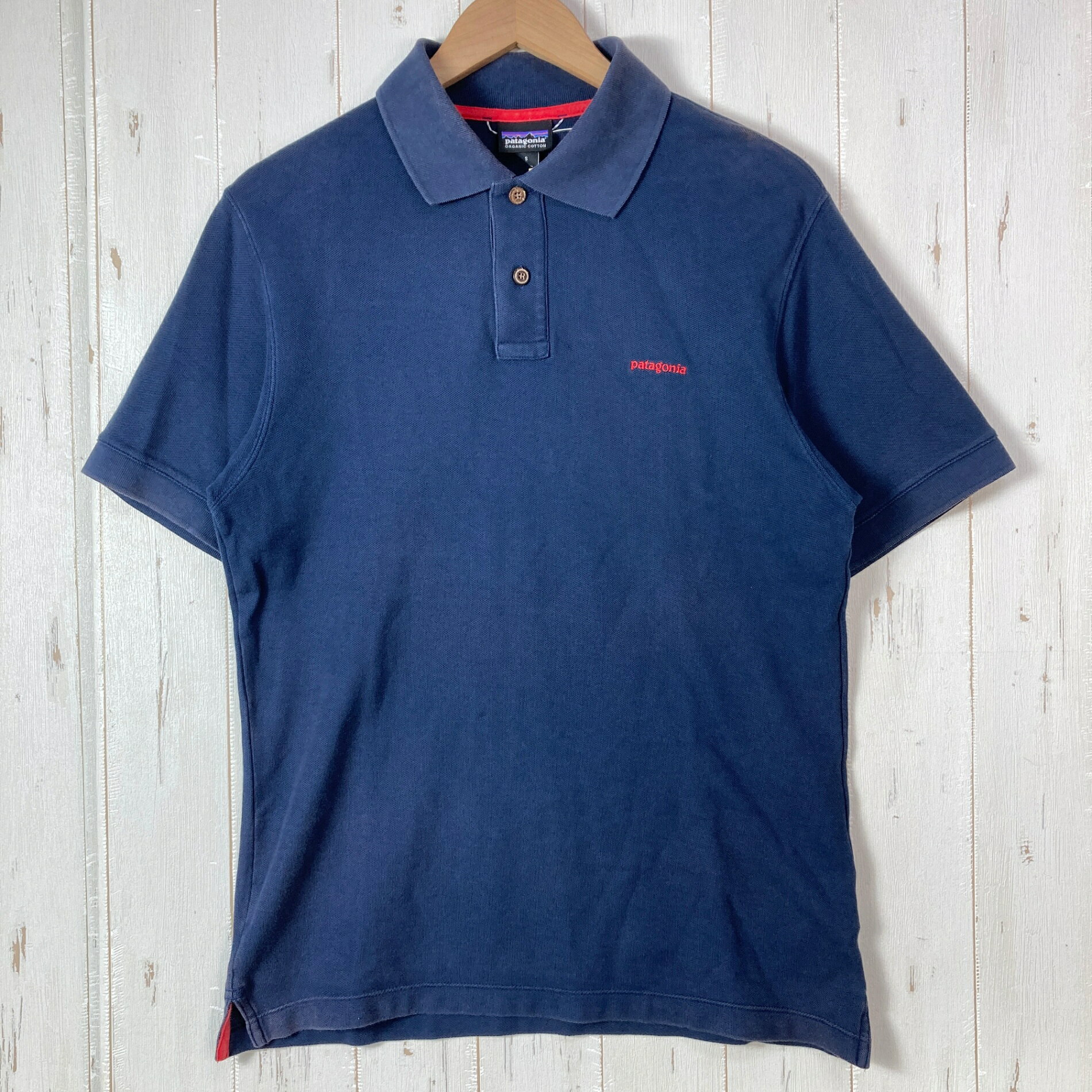 【Men's S】【Men's S ネイビー系】2017 Patagonia ( パタゴニア ) ベルウェ ピケ ポロ Belwe Pique Polo オーガニックコットン ウェア トップス インナー シャツ ショートスリーブシャツ コットン z00059867 ネイビー系 ウェア トップス インナー シャツ ショートスリーブシャツ コットン ・セカンドギア在庫コード: IT4M3GLWZ4C0（お問い合わせの際はこちらをお伝え下さい） ・メーカー: Patagonia ( パタゴニア ) ・型番: 52381 ■生産情報 ・生産年: 2017 ・生産期: Spring ・生産国: ベトナム ( Viet Nam ) ■素材情報 ・組成: コットン100% ■サイズ情報 ・Fit: International ・Gender/Age: Men's ・代表サイズ: S ■カラー ・カラー系統: ネイビー系 ■コンディション ・グレード: 中古B ※グレーディング目安　 ├ 新品：当店オリジナル製品 ├ 未使用：新古品 ├ 中古S：新品同様 ├ 中古A：美中古 ├ 中古B：良い状態の中古 ├ 中古C：通常使用可能な中古 └ 中古D：通常使用困難な中古 ・コンディション詳細・備考: ■状態スコア：64 / 100 点 ■状態明細：旧モデル / 若干の使用感 / 微細な色落ち（首回り・袖口・裾などの各所） / 若干のスレ（背面下部・腹部などの各所） ■採寸値・実測値 ※全て外寸値です。また、手作業による採寸および簡易な秤による計測のため、誤差はご容赦下さい。 ・身幅: 50cm ・すそ幅: 47cm ・着丈: 69cm ・肩幅: 45cm ・そで丈: 24cm ・総重量（付属品等含む）: 245g ※ ネコポス・圧縮梱包にご理解・ご協力をお願いします ※ こちらのお品物は基本的に『ネコポス』での発送となります。郵便ポストへの投函にて配達完了となります。また、出荷から配達までの追跡は宅急便と同様に可能ですのでご安心下さい。 当店では、コンパクトに梱包することが可能なお品物につきましては『ネコポス』での発送とさせて頂いております。ウェア・バッグ等の一部ファブリック系商品につきましては、『ネコポス』のシビアなサイズ規定を確実にクリアするため、脱気式圧縮袋を使用する場合がございます。それにより、お品物にシワ等が生じる可能性がございます。また、箱に収納されている状態のお品物（未開封品含む）につきましても、箱から出した状態にて梱包させて頂く可能性がございます。 当店では、原則として全品送料無料（店舗負担）にて発送をさせて頂いております。ですが、近年の燃料費・人件費・物価高騰により運送会社送料も上昇傾向にあり、送料の負担・吸収は年々難しくなってきております。お気軽にご注文頂けるよう、引き続き送料無料サービスを継続して参るため、何卒ご理解・ご協力のほどよろしくお願い致します。 なお、『ネコポス』での発送および圧縮梱包にご了承頂けない場合は、ご注文時に別の配送方法を選択下さい。