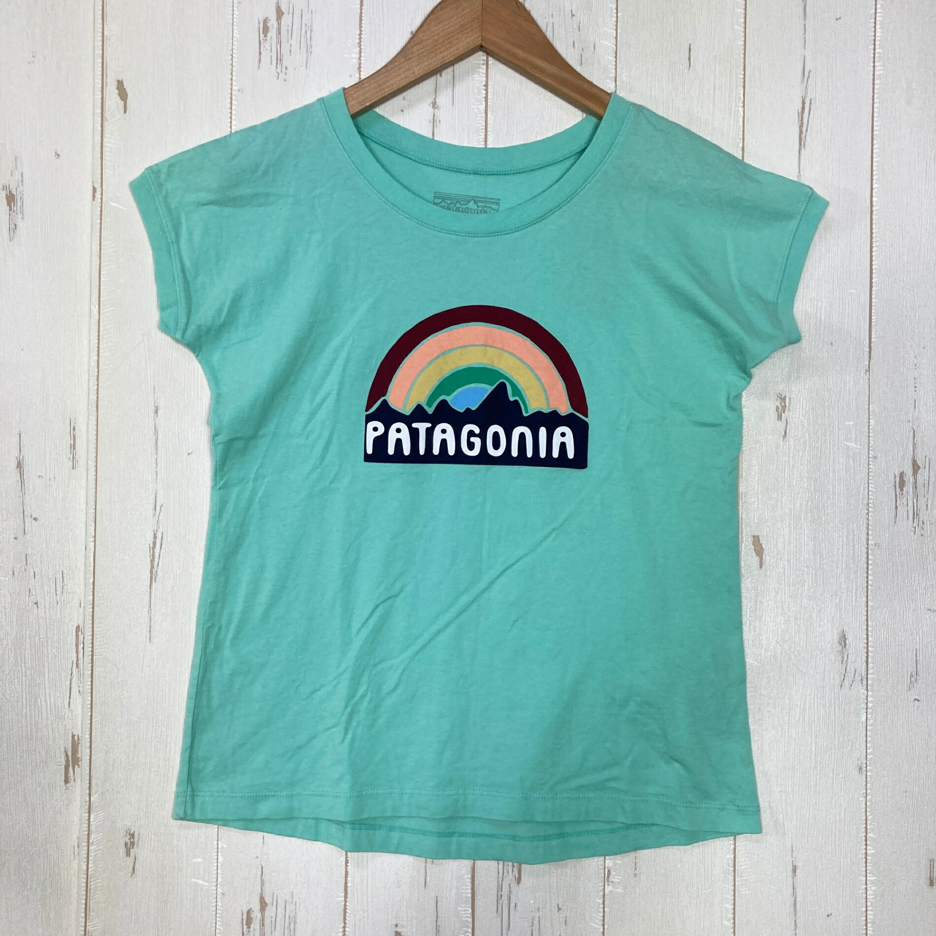【Girl's M】【Girl's M ブルー系】2019 Patagonia ( パタゴニア ) グラフィック オーガニック ティーシャツ Graphic Organic T-Shirt FRRV オーガニックコットン ウェア トップス インナー シャツ ショートスリーブTシャツ クルーネック コットン z00059872 FRRV ブルー系 ウェア トップス インナー シャツ ショートスリーブTシャツ クルーネック コットン ・セカンドギア在庫コード: ITJ8IFR4JMFM（お問い合わせの際はこちらをお伝え下さい） ・メーカー: Patagonia ( パタゴニア ) ・型番: 62242 ■生産情報 ・生産年: 2019 ・生産期: Spring ・生産国: メキシコ ( Mexico ) ■素材情報 ・組成: コットン100% ■サイズ情報 ・Fit: International ・Gender/Age: Girl's ・代表サイズ: M ■カラー ・カタログカラー: FRRV ・カラー系統: ブルー系 ■コンディション ・グレード: 中古A ※グレーディング目安　 ├ 新品：当店オリジナル製品 ├ 未使用：新古品 ├ 中古S：新品同様 ├ 中古A：美中古 ├ 中古B：良い状態の中古 ├ 中古C：通常使用可能な中古 └ 中古D：通常使用困難な中古 ・コンディション詳細・備考: ■状態スコア：76 / 100 点 ■状態明細：旧モデル / 微細な使用感 / 着用時見えない位置に前オーナーサインあり（品質表示タグ） ■採寸値・実測値 ※全て外寸値です。また、手作業による採寸および簡易な秤による計測のため、誤差はご容赦下さい。 ・身幅: 40cm ・すそ幅: 40cm ・着丈: 49cm ・ゆき丈: 23cm ・総重量（付属品等含む）: 73g ■カタログスペック ※以下はメーカー公表のスペック値をそのままにご紹介するものです。表現・仕様・付属物の有無等、お品物現品との完全な一致をお約束するものではございません。 柔らかな肌触りのリングスパン加工を施した100%オーガニックコットンジャージー生地を使用したグラフィックオーガニックTシャツは、トレイルが険しい時でも快適な着心地を提供するゆったりとしたフィット感です。クルーネック、ドルマンスリーブ、フェミニンな印象を与えるドロップテールのカーブヘムが特徴です。フェアトレード認証済み縫製。 ※ ネコポス・圧縮梱包にご理解・ご協力をお願いします ※ こちらのお品物は基本的に『ネコポス』での発送となります。郵便ポストへの投函にて配達完了となります。また、出荷から配達までの追跡は宅急便と同様に可能ですのでご安心下さい。 当店では、コンパクトに梱包することが可能なお品物につきましては『ネコポス』での発送とさせて頂いております。ウェア・バッグ等の一部ファブリック系商品につきましては、『ネコポス』のシビアなサイズ規定を確実にクリアするため、脱気式圧縮袋を使用する場合がございます。それにより、お品物にシワ等が生じる可能性がございます。また、箱に収納されている状態のお品物（未開封品含む）につきましても、箱から出した状態にて梱包させて頂く可能性がございます。 当店では、原則として全品送料無料（店舗負担）にて発送をさせて頂いております。ですが、近年の燃料費・人件費・物価高騰により運送会社送料も上昇傾向にあり、送料の負担・吸収は年々難しくなってきております。お気軽にご注文頂けるよう、引き続き送料無料サービスを継続して参るため、何卒ご理解・ご協力のほどよろしくお願い致します。 なお、『ネコポス』での発送および圧縮梱包にご了承頂けない場合は、ご注文時に別の配送方法を選択下さい。